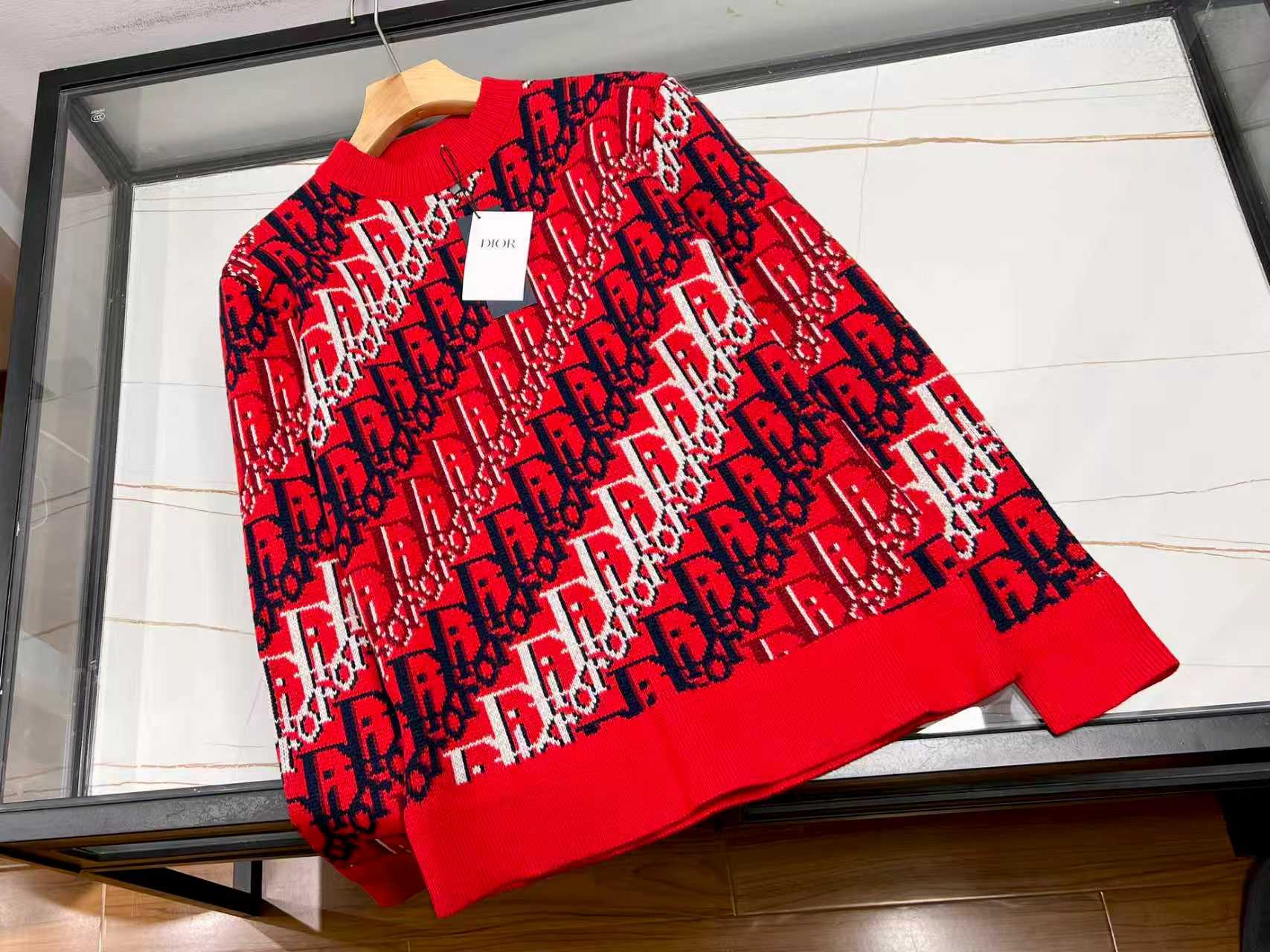 NO:700863,————New outfit for the New Year, this red printed letter knitted sweater for men and women is definitely not to be missed!  The classic red tone is full of festive atmosphere, perfectly in line with the New Year theme, and instantly lights up the holiday mood when worn. The exquisite printed letter design on the sweater is simple yet fashionable, adding unique highlights to the overall look. It is made of high-quality knitted fabric, soft and skin-friendly, and has good warmth retention.  There is no burden when wearing it close to the body. The loose fit is not flattering and can be easily worn by both men and women. Whether paired with jeans or casual pants, it can show a casual and comfortable style. Wear it at New Year's parties, visiting relatives and friends, and it will make you stand out from the crowd and become the center of attention!  Ready for sale orange S-XL, Dior-clothing, dior, jeans, sweaters,19860909—————新年焕新装,这款红印花字母男女同款针织毛衣绝对不容错过！经典红色调洋溢着喜庆氛围,完美契合新年主题,穿上瞬间点亮节日心情.毛衣上精致的印花字母设计,简约又不失时尚感,为整体造型增添独特亮点.采用优质针织面料,柔软亲肤,保暖性佳,贴身穿着也毫无负担.宽松版型不挑身材,男女都能轻松驾驭,无论是搭配牛仔裤还是休闲裤,都能展现出随性自在的穿搭风格.新年聚会、走亲访友,穿上它,让你在人群中脱颖而出,成为焦点！ 现货发售橙色S-XL,迪奥-服装,dior,jeans,sweaters,,Women's clothing