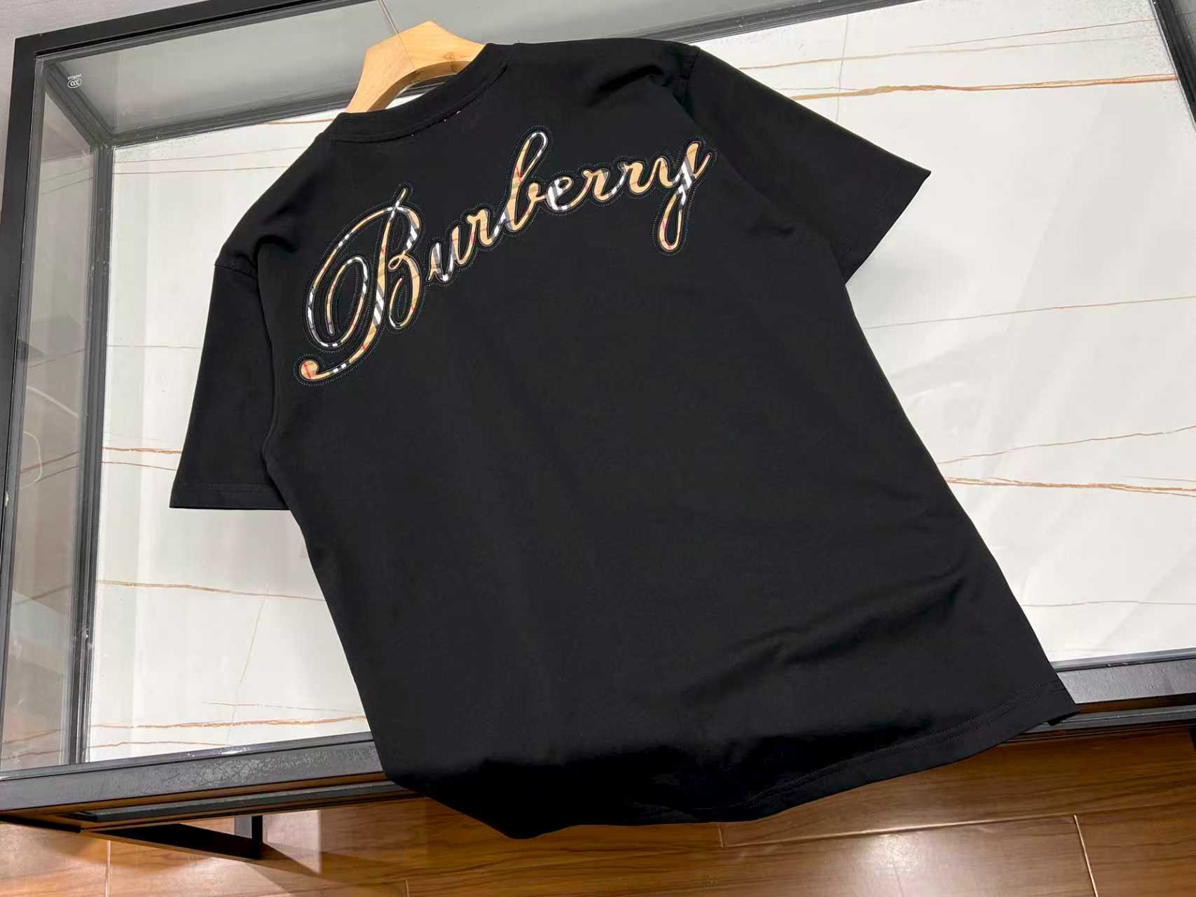 NO:700882,-26SS - The perfect fusion of fashion and personality in the middle letter short sleeves. This middle letter short sleeve is undoubtedly an eye-catching tool in the fashion industry. With its simple and elegant design, it cleverly places the unique letter elements in the center, instantly breaking the monotony of conventional short sleeves and becoming the visual focus of the overall shape.  Selected high-quality fabrics are soft and skin-friendly, have good breathability, and are comfortable to wear. Whether it is daily outings, sports and fitness, or casual gatherings, it can keep you fresh at all times. The color combinations of the letters are rich and diverse, or classic black and white contrasting colors, showing simplicity and high-end; or bright and bright colors colliding, full of youthful vitality.  It doesn't pick your body shape or age, and can easily adapt to various styles. Paired with jeans, it's casual; with short skirts, it's cute and cute; with sweatpants, it's energetic and dynamic. A short-sleeved shirt with middle letters allows you to easily wear your own fashion attitude. Three colors S-XL, Burberry-clothing, skirts, jeans, T-shirt,19860909-26SS——中间字母短袖时尚与个性的完美融合 这款中间字母短袖,无疑是时尚界的吸睛利器.它以简洁大气的设计,将独特字母元素巧妙置于正中央,瞬间打破常规短袖的单调感,成为整体造型的视觉焦点. 精选优质面料,柔软亲肤,透气性佳,穿着舒适自在,无论是日常出街、运动健身还是休闲聚会,都能让你时刻保持清爽.字母的色彩搭配丰富多样,或经典黑白撞色,尽显简约高级；或鲜艳亮色碰撞,洋溢青春活力. 它不挑身材,不挑年龄,轻松适配各种穿搭风格.搭配牛仔裤,休闲随性；搭配短裙,俏皮可爱；搭配运动裤,活力动感.一件中间字母短袖,让你轻松穿出属于自己的时尚态度. 现货发售三色S-XL,博柏利-服装,skirts,jeans,T-shirt,,Women's clothing