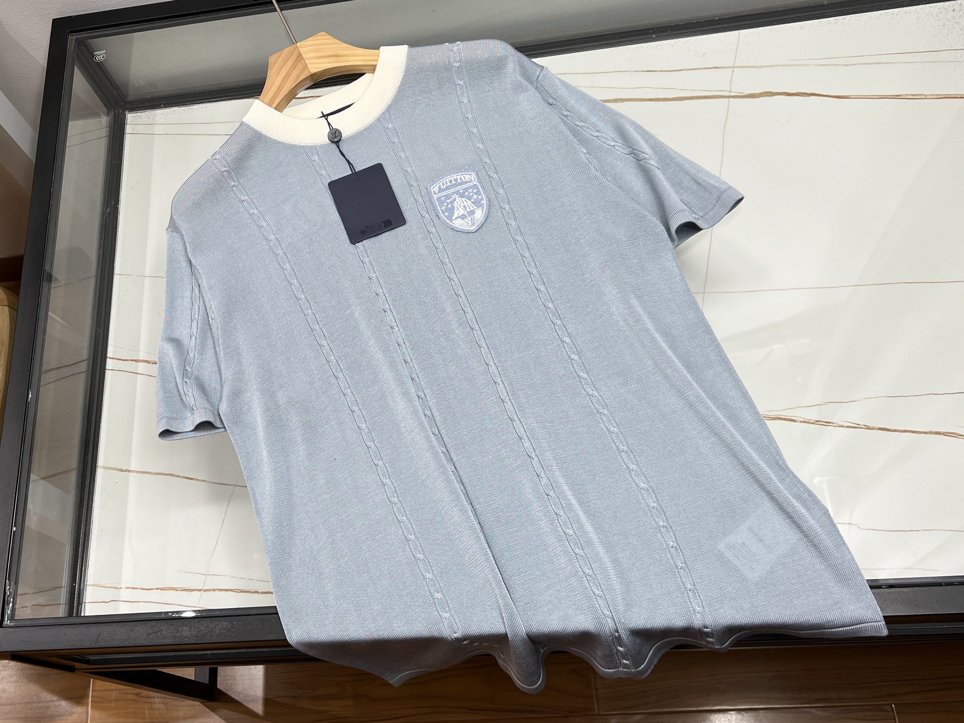 NO:700868,-26SS - Micro-letter knitted short-sleeves are the perfect fusion of fashion and personality. This micro-lettered knitted short-sleeves are a rare fashion treasure in the wardrobe. The delicate and soft knitted fabric is close to the skin and comfortable to wear. It has good breathability and can keep you fresh even in warm weather.  The micro-stamp design on the short sleeves is exquisite and unique, adding a bit of playfulness and agility to the whole. The letter elements are cleverly integrated, either eye-catching or low-key, showing your personality and attitude. The simple version is neat and elegant, not picky about your figure, and can be easily matched with various bottoms, whether it is the casual casualness of jeans or the elegant and sweet skirt, it can be perfectly adapted, allowing you to easily switch between different styles, stand out in the crowd, and become the focus of fashion.  Ready for sale blue XS-L, Valentino-clothing, valentino, skirts, jeans, T-shirt,19860909-26SS——微章字母针织短袖时尚与个性的完美融合 这款微章字母针织短袖,是衣橱里不可多得的时尚宝藏.细腻柔软的针织面料,贴身穿着亲肤舒适,透气性佳,即便在温暖时节也能保持清爽. 短袖上的微章设计精致独特,为整体增添了几分俏皮与灵动.字母元素巧妙融入,或醒目张扬,或低调含蓄,彰显着个性态度.简约版型利落大方,不挑身材,轻松搭配各种下装,无论是牛仔裤的休闲随性,还是半身裙的优雅甜美,都能完美适配,让你轻松切换不同风格,在人群中脱颖而出,成为时尚焦点. 现货发售蓝色XS-L,华伦天奴-服装,valentino,skirts,jeans,T-shirt,,Women's clothing