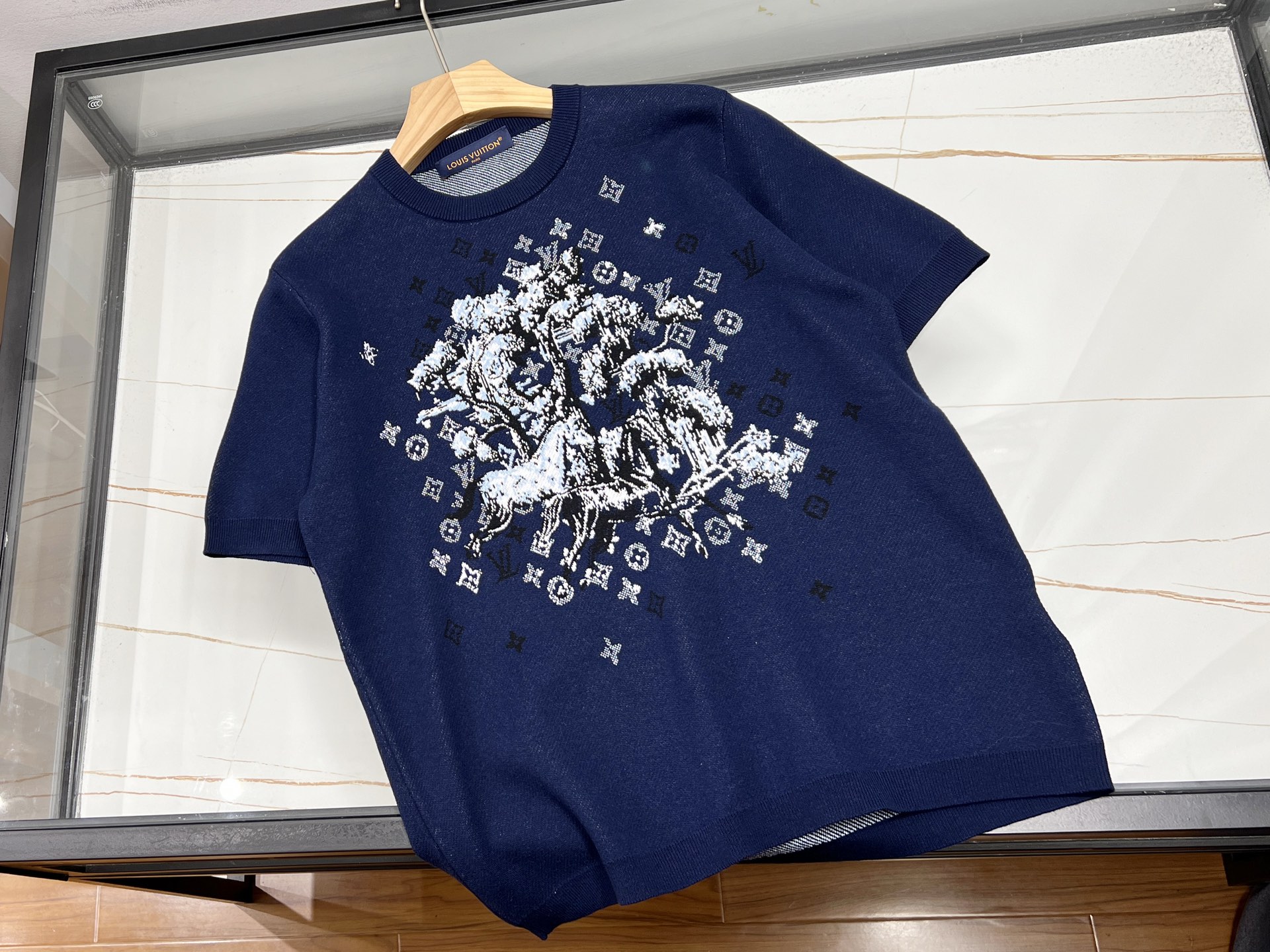 NO:701050,-26SS————The limited-edition jacquard knitted short-sleeves for the Year of the Horse, specially crafted to welcome the Year of the Horse. Selected high-quality fabrics are soft and skin-friendly, have good breathability, and are comfortable to wear. The unique jacquard technology vividly presents the pattern of galloping horses on the short-sleeves, with smooth lines and exquisite details, which not only highlights the traditional zodiac signs  It not only enhances charm, but also gives a sense of fashion. The classic short-sleeved version is simple and elegant, suitable for a variety of occasions, whether it is daily leisure or party travel, it can be easily controlled. Wearing it in the Year of the Horse is not only a tribute to traditional culture, but also means that like a horse, it is full of energy and courage, and starts the good luck and excitement of the new year.  Ready for sale blue S-XL, Louis Vuitton-clothing, louis vuitton, T-shirt,19860909-26SS———马年限定提花针织短袖,专为迎接马年匠心打造.精选优质面料,柔软亲肤,透气性佳,穿着舒适自在.独特的提花工艺,将骏马奔腾的图案栩栩如生地呈现于短袖之上,线条流畅,细节精致,既彰显传统生肖文化魅力,又赋予时尚潮流感.经典的短袖版型,简约大方,适配多种场合,无论是日常休闲还是聚会出行,都能轻松驾驭.马年穿上它,不仅是对传统文化的致敬,更寓意着如骏马般活力满满、勇往直前,开启新一年的好运与精彩. 现货发售蓝色S-XL,路易威登-服装,louis vuitton,T-shirt,,Women's clothing