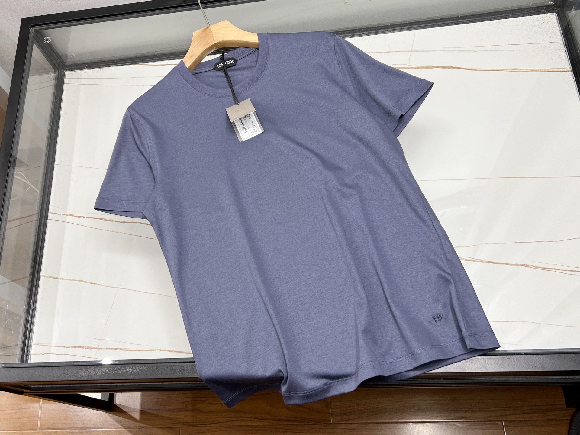 NO:701049,-2026SS——Latest color with TF hem embroidery liquid ammonia fabric super comfortable casual business short sleeves!  This short-sleeved shirt is made of advanced TF liquid ammonia fabric, which has been specially treated to not only have excellent breathability, but also bring the slightest coolness in the hot summer, allowing the wearer to enjoy coolness and comfort. At the same time, the TF liquid ammonia fabric also has good elasticity and recovery, and can keep the clothes crisp and fit, showing elegance regardless of sitting for a long time or frequent activities.  In terms of design, this short-sleeved shirt adopts simple yet fashionable elements. Smooth tailoring lines outline the wearer's upright posture; exquisite detail processing, such as exquisite collars and cuffs, all highlight the formal feel required for business occasions. The elegant color combination makes this short-sleeved shirt equally suitable for casual occasions, and can be easily matched with various trousers and shoes, showing extraordinary fashion taste.  Whether it is a formal business meeting or a relaxing leisure time, this ultra-comfortable casual business short-sleeve made of TF liquid ammonia fabric can be your right-hand assistant. In business situations, it shows your professionalism and confidence; in leisure time, it allows you to enjoy comfort and ease. Whether paired with suit pants or jeans, you can easily control various styles, making you stand out from the crowd.  We are well aware of every consumer's pursuit of quality. Therefore, this short-sleeved shirt is strictly controlled in all aspects of material selection, design, production, etc., to ensure that every product reaches the highest quality standards. At the same time, we also provide professional after-sales service, so that you can feel our thoughtfulness and care while enjoying comfort and fashion.  The latest super comfortable casual business short-sleeve made of TF liquid ammonia fabric is not only a fashion item that meets the needs of modern urbanites, but also an intimate companion that allows you to find comfort and ease in your busy life. Choosing it means choosing a high-quality lifestyle. Let us enjoy comfort and elegance in the name of fashion!  Ready for sale military green/white/grey blue 48-50-52-54-56, men's clothing, tom ford, jeans, T-shirt, business suit,19860909-2026SS———最新颜色搭配TF下摆刺绣液氨面料超舒服的休闲商务短袖！ 这款短袖采用了先进的TF液氨面料,这种面料经过特殊处理,不仅具有极佳的透气性,还能在炎炎夏日中带来丝丝凉意,让穿着者尽享清凉与舒适.同时,TF液氨面料还具有良好的弹性和恢复性,无论久坐还是频繁活动,都能保持衣物的挺括与合身,尽显优雅气质. 在设计上,这款短袖采用了简约而不失时尚的元素.流畅的剪裁线条,勾勒出穿着者的挺拔身姿；精致的细节处理,如精致的领口、袖口等,都彰显出商务场合所需的正式感.而淡雅的色彩搭配,则让这款短袖在休闲场合中同样游刃有余,轻松搭配各种裤装与鞋履,展现出不凡的时尚品味. 无论是正式的商务会议,还是轻松的休闲时光,这款TF液氨面料超舒服休闲商务短袖都能成为你的得力助手.在商务场合中,它展现出你的专业与自信；在休闲时光里,它则让你尽享舒适与自在.无论是搭配西装裤还是牛仔裤,都能轻松驾驭各种风格,让你在人群中脱颖而出. 我们深知每一位消费者对品质的追求.因此,这款短袖在选材、设计、生产等各个环节都严格把关,确保每一件产品都达到最高品质标准.同时,我们还提供专业的售后服务,让你在享受舒适与时尚的同时,也能感受到我们的贴心与关怀. 最新TF液氨面料超舒服的休闲商务短袖,不仅是一款符合现代都市人需求的时尚单品,更是一款能够让你在繁忙生活中找到舒适与自在的贴心伴侣.选择它,就是选择了一种高品质的生活方式.让我们一起,以时尚之名,尽享舒适与优雅吧！ 现货发售军绿色/白色/灰蓝色48-50-52-54-56,男装,tom ford,jeans,T-shirt,business suit,,Women's clothing