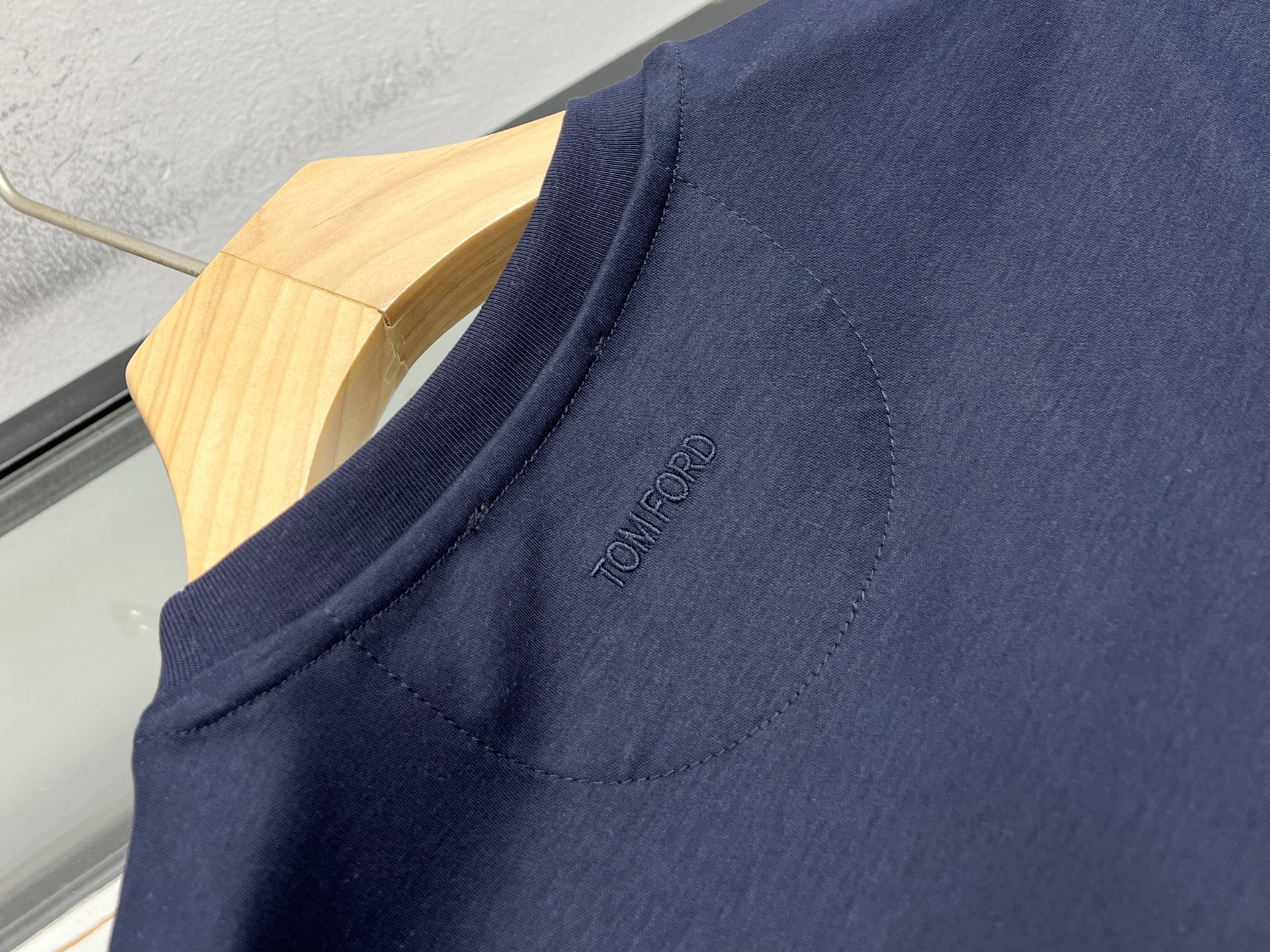 NO:702061,-26SS——Business short sleeves with brushed letters embroidered on the back of the letters TF, a fashionable item specially designed for modern business elites. This short sleeve is made of high-quality fabrics with equal emphasis on breathability and comfort, ensuring that you can stay dry and comfortable during busy business activities. The exquisite TF back embroidery pattern, with delicate stitching and sharp lines, outlines a unique brand logo on the short sleeves, highlighting the wearer's extraordinary taste and status symbol.  The design elements embroidered on the back add a touch of fashion and personality to this short sleeve. You can choose to customize exclusive letters or patterns to make your business image more distinctive and leave a deep impression. Whether paired with formal pants or casual pants, you can easily control various business situations and show your professionalism and confidence.  TF business short sleeves with embroidered letters on the back are not only a powerful assistant in your business activities, but also a perfect display of your fashion taste. With its unique charm, it has become an indispensable fashion item in the wardrobe of business elites. Choose TF embroidered letter business short sleeves to make you stand out in business situations and achieve an extraordinary career. Available in stock in sky blue/coffee/sapphire blue 48-50-52-54-56, men's clothing, tom ford, T-shirt,19860909-26SS———TF字母后面刺绣刷字母商务短袖,一款专为现代商务精英设计的时尚单品.这款短袖采用高品质面料,透气性与舒适度并重,确保您在繁忙的商务活动中也能保持干爽与自在.精致的TF后面刺绣图案,以细腻的针法和鲜明的线条,在短袖上勾勒出独特的品牌标识,彰显穿着者的不凡品味与身份象征. 后面刺绣的设计元素,为这款短袖增添了一抹时尚与个性.您可以选择定制专属字母或图案,让您的商务形象更加鲜明,给人留下深刻印象.无论是搭配正装裤还是休闲裤,都能轻松驾驭各种商务场合,展现您的专业与自信. TF后面刺绣字母商务短袖,不仅是您商务活动的得力助手,更是您时尚品味的完美展现.它以其独特的魅力,成为商务精英们衣橱中不可或缺的时尚单品.选择TF刺绣刷字母商务短袖,让您在商务场合中脱颖而出,成就非凡事业. 现货发售天蓝色/咖啡色/宝蓝色48-50-52-54-56,男装,tom ford,T-shirt,,Women's clothing