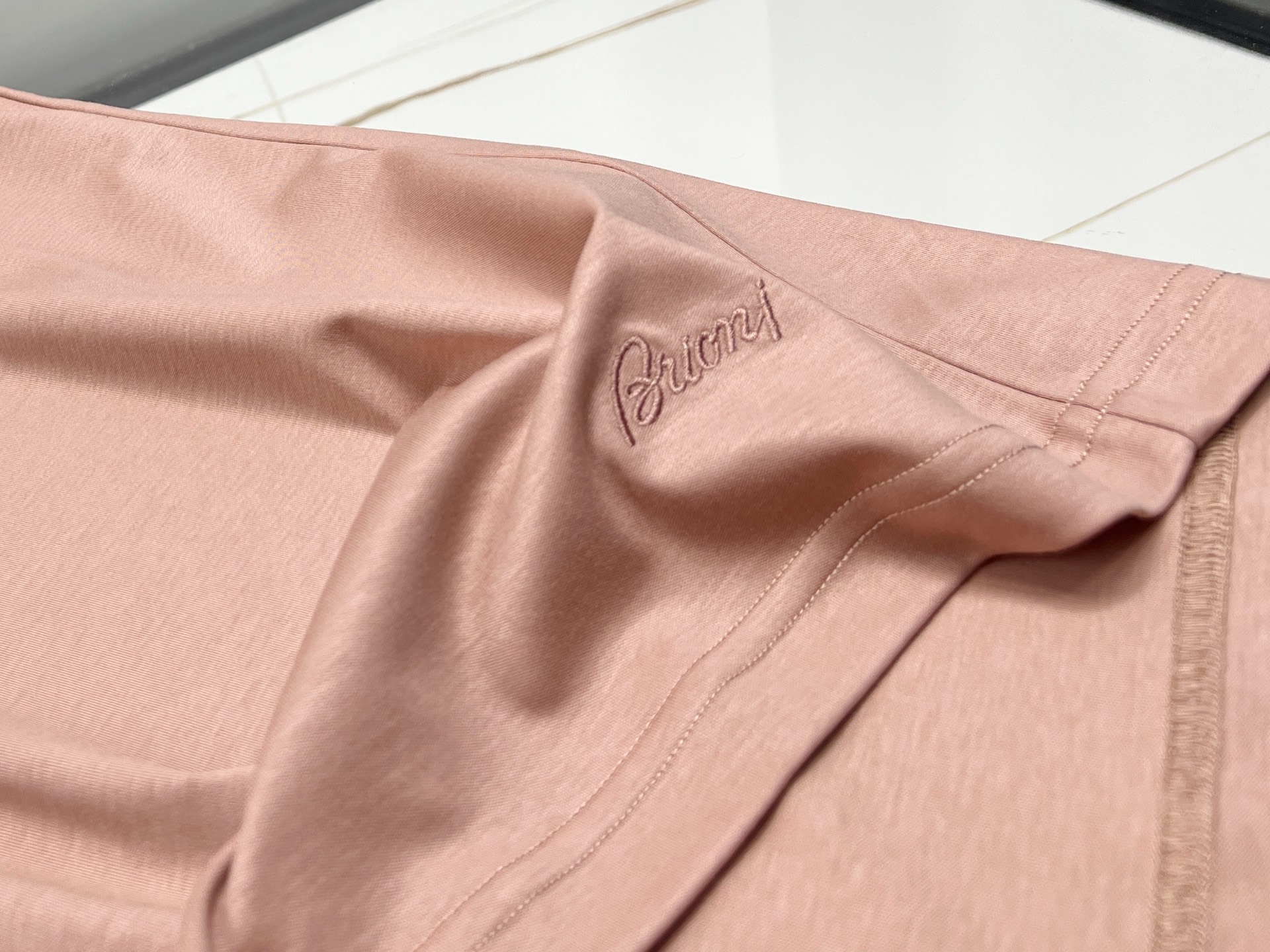 NO:701039,-26SS————BRI imported Italian fabric liquid ammonia business short-sleeves are the perfect fusion of quality and style!  In the field of business attire, fabrics imported from Italy have always been a symbol of quality and style. Liquid ammonia fabrics, with their unique craftsmanship and excellent performance, have become the first choice of business people.  Liquid ammonia treatment is not an ordinary process. It requires placing high-quality pure cotton fabrics in a liquid ammonia medium at a specific temperature, pressure and time. This process requires extremely high equipment and involves safety risks. Only professional factories can operate it. After liquid ammonia treatment, the cotton fiber becomes soft and smooth, has an enhanced gloss, and its wrinkle resistance and color fastness are also greatly improved.  The liquid ammonia fabric imported from Italy takes this advantage to the extreme. Its raw materials are selected from high-quality cotton, combined with exquisite Italian craftsmanship, to create a business short-sleeved shirt that is not only comfortable to wear, but also shows the wearer's extraordinary taste in business situations. Whether it is daily office or business negotiation, it allows you to cope with it in the best condition, showing confidence and calmness. Choosing liquid ammonia business short-sleeved fabric imported from Italy is a double guarantee of quality and style.  Ready for sale three colors white/lotus root pink/dark blue 48-56, men's clothing, T-shirt,19860909-26SS———BRI意大利进口面料液氨商务短袖品质与格调的完美融合！ 在商务着装的领域中,意大利进口面料始终是品质与格调的象征.而液氨面料,更是以其独特的工艺和卓越的性能,成为商务人士的优选. 液氨处理并非普通工艺,它需将优质纯棉面料置于特定温度、压力与时间下的液氨介质中.这一过程对设备要求极高,且存在安全风险,仅专业工厂能操作.经过液氨处理后,棉纤维变得柔软顺滑,光泽感增强,抗皱性与色牢度也大幅提升. 意大利进口的液氨面料,更是将这种优势发挥到极致.其原料精选优质棉,结合意大利精湛工艺,打造出的商务短袖,不仅穿着舒适,更能在商务场合中彰显穿着者的不凡品味.无论是日常办公还是商务洽谈,它都能让你以最佳状态应对,展现出自信与从容. 选择意大利进口面料液氨商务短袖,就是选择品质与格调的双重保障. 现货发售三色白色/藕粉/深蓝色48-56,男装,T-shirt,,Women's clothing