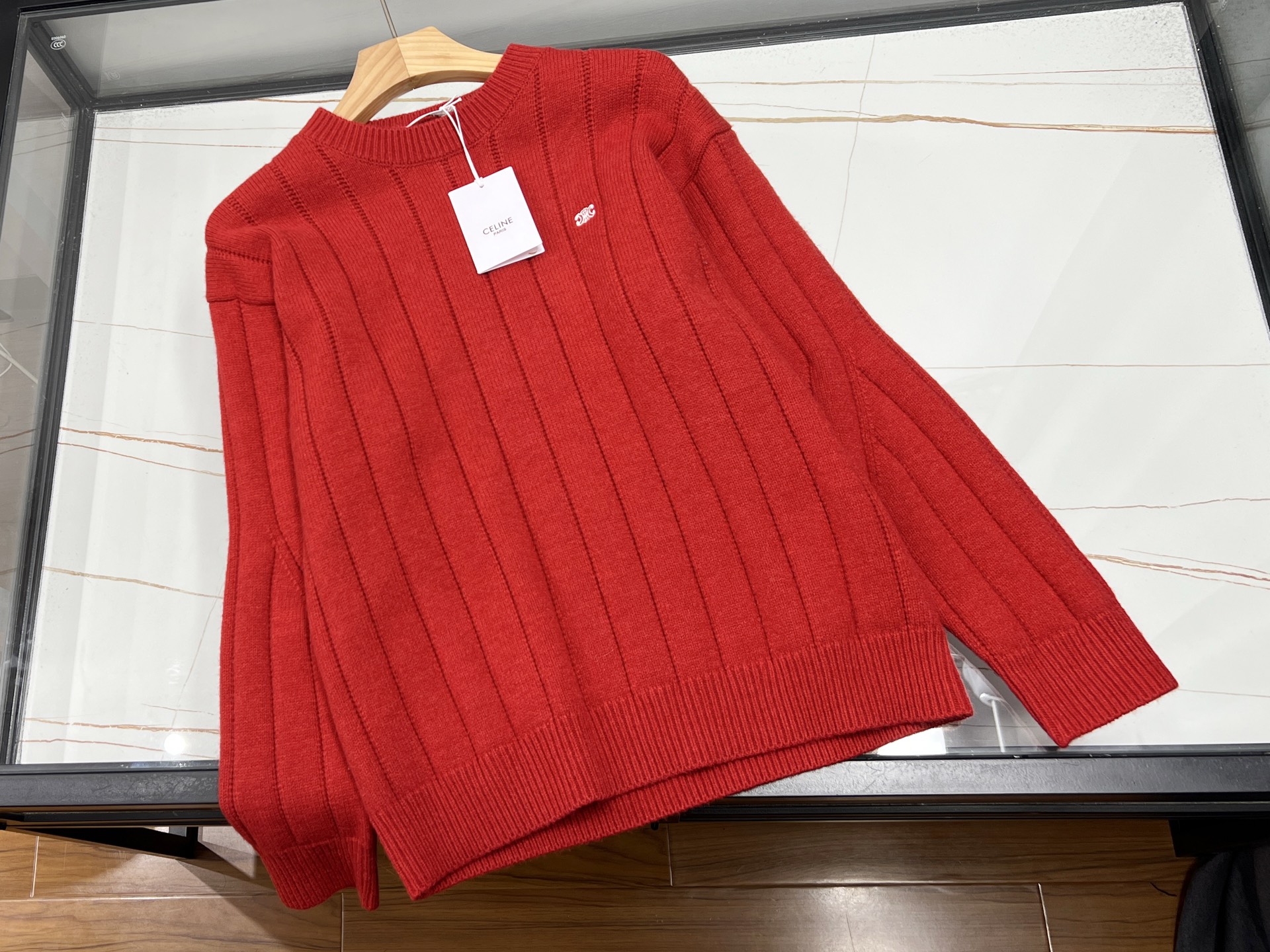 NO:702549,-26SS————An encounter between fashion and warmth in letter-embroidered knitted sweater. This letter-embroidered knitted sweater is a rare treasure item in the autumn and winter wardrobe. The delicate and soft knitted fabric has no itchy feeling when worn close to the body, as if it is wrapped in gentle clouds, giving the skin the most gentle care. It has outstanding thermal insulation performance and can firmly lock in warmth in the cold wind.  The letter embroidery on the sweater is a highlight. The exquisite stitching outlines the letters to life, either simple or playful, adding a unique personality and fashion sense to the whole. Whether it is paired with jeans to show casualness, or with a skirt to create an elegant temperament, it can be easily controlled, making you stand out from the crowd and become the focus of fashion. It is the best choice for those who pursue individuality and quality.  Ready for sale coffee/gray/red XS-S-M-L, Celine-clothing, celine, skirts, jeans, sweaters,19860909-26SS———字母刺绣针织毛衣时尚与温暖的邂逅 这件字母刺绣针织毛衣,是秋冬衣橱里不可多得的宝藏单品.细腻柔软的针织面料,贴身穿也毫无刺痒感,仿佛被轻柔的云朵包裹,给予肌肤最温柔的呵护,保暖性能更是出众,寒风中也能牢牢锁住温暖. 毛衣上的字母刺绣是一大亮点,精致的针法将字母勾勒得栩栩如生,或简约或俏皮,为整体增添了独特的个性与时尚感.无论是搭配牛仔裤展现休闲随性,还是配裙子营造优雅气质,它都能轻松驾驭,让你在人群中脱颖而出,成为时尚焦点,是追求个性与品质人士的不二之选. 现货发售咖啡/灰色/红色XS-S-M-L,赛琳-服装,celine,skirts,jeans,sweaters,,Women's clothing