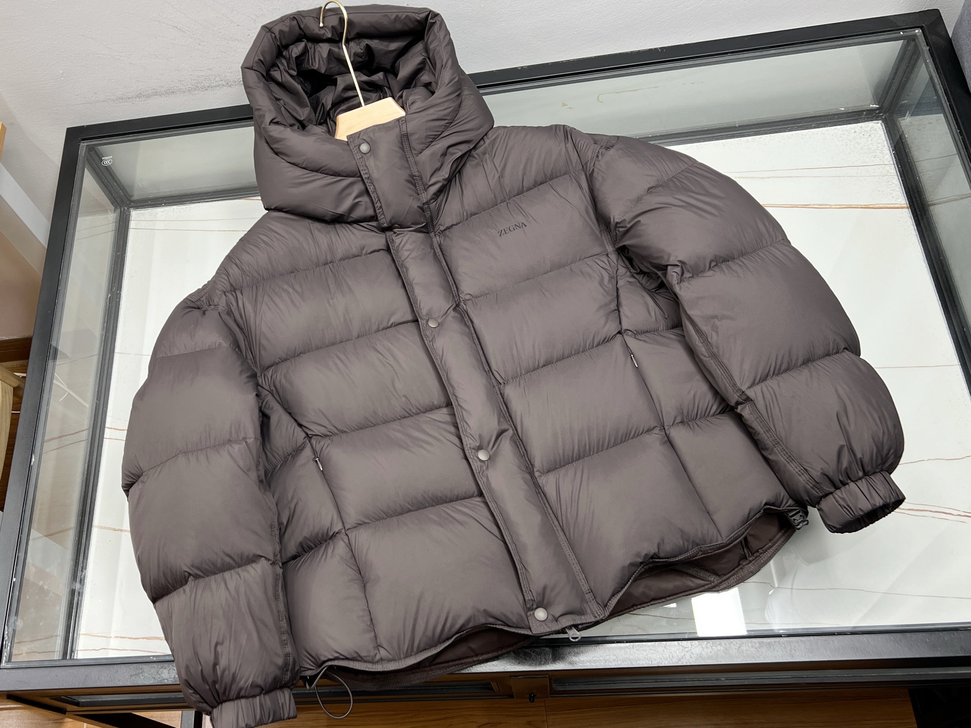 NO:702544,-26SS——New Year's burgundy puff down jacket brings joy and warmth to the body. The sense of ritual at the end of the year starts with a burgundy puff down jacket. It is like a small jumping flame, igniting the temperature of spring in the cold winter, and like a warm little sun, welding warmth to the body.  This warm burgundy color is the ceiling of the winter atmosphere group. When you wear it, even your breath will be filled with a festive atmosphere. The high-loft goose velvet is paired with three-dimensional tailoring, which can create a beautiful atmosphere even at minus ten degrees. It is like a cotton candy machine when walking, light and agile. The waist design is cleverly slimming, not bloated, and can easily create an hourglass figure. Even fat girls can have the sense of deja vu.  From staying up on New Year's Eve to paying New Year's greetings on the first day of the Lunar New Year, it accompanies you to unlock all ceremonial scenes. The three-proof technology fabric is water-repellent and anti-wrinkle, and you won't panic even if the hot pot is splashed with oil. The three-second heating technology will say goodbye to cold hands and feet, allowing you to go shopping all day long without getting tired. In the new year, wear this burgundy puff down jacket, let good luck and temperature go hand in hand, and become the most beautiful star on the street!  Ready for sale burgundy M-XXXL, men's clothing, down jacket,19860909-26SS——新年酒红色泡芙羽绒服把喜庆与温暖穿在身上年末的仪式感,从一件酒红色泡芙羽绒服开始.它像一团跳跃的小火焰,在寒冬里燃起春天的温度,又似暖的小太阳,将温暖焊在身上. 这抹热烈的酒红色,是冬季氛围组的天花板,穿上它,连呼吸都带着喜庆的味道.高蓬鹅绒搭配立体剪裁,零下十度也能美出氛围感,行走间宛如棉花糖机,轻盈又灵动.收腰设计巧妙显瘦,不臃肿,轻松打造沙漏身材,微胖女孩也能拥有小鸟依人的既视感. 从除夕守岁到初一拜年,它陪你解锁所有仪式感场景.三防科技面料,防泼水又抗皱,火锅局溅油星也不慌.三秒升温的黑科技,告别冻手冻脚,让你暴走逛街一整天都不累. 新的一年,穿上这件酒红色泡芙羽绒服,让好运与温度一同满格,成为街头最靓的那颗星！ 现货发售酒红色M-XXXL,男装,down jacket,,Women's clothing