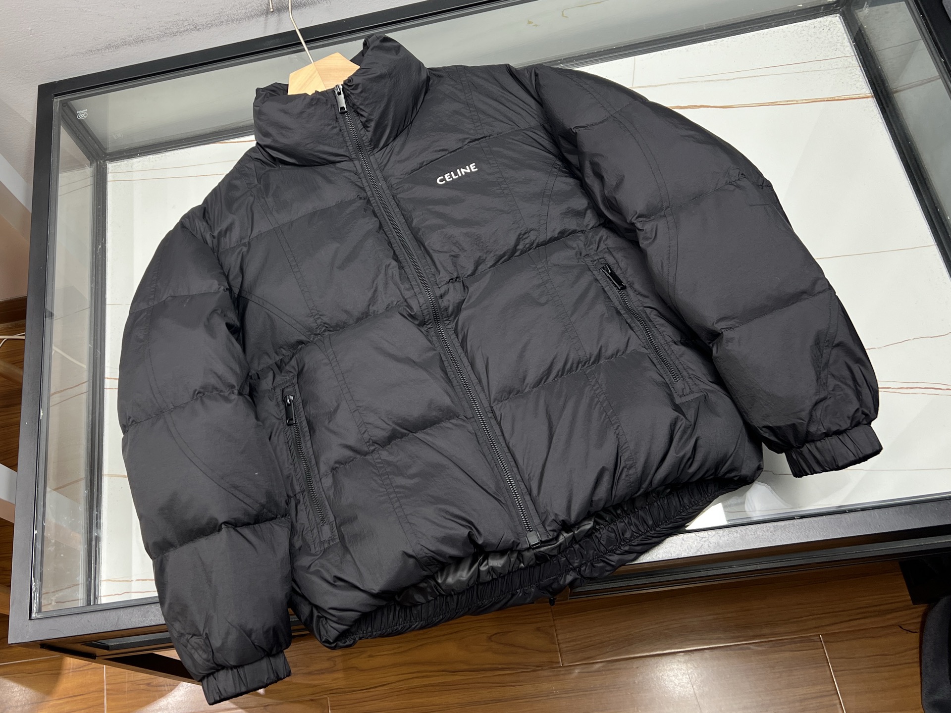 NO:702538,-26SS——Matte black high-fill down jacket is the perfect combination of warmth and fashion in winter. It is designed with high down filling, and the down filling is generally more than 200 grams. It is filled with high-quality goose down and has good fluffiness. It can effectively lock the still air to form an insulation layer to resist the severe cold. The matte black fabric is low-key yet textured. It is not only windproof and waterproof, but also durable.  It has anti-wrinkle properties and is suitable for a variety of outdoor scenes. Some styles, such as the Bosideng Puff series, also incorporate heat storage technology to further enhance the thermal insulation effect. In addition, practical designs such as multiple pockets and hidden zippers not only meet daily needs, but also enhance the overall style. Whether it is urban leisure or outdoor adventure, the matte black high-fill down jacket is an ideal choice.  Ready for sale black M-XXXL, Celine-clothing, celine, down jacket,19860909-26SS———磨砂黑高充羽绒服是冬季保暖与时尚的完美结合.其采用高充绒设计,充绒量普遍在200克以上,配合优质鹅绒填充,蓬松度佳,能有效锁住静止空气形成隔热层,抵御严寒.磨砂黑面料低调而不失质感,不仅防风防水,还具备耐磨抗皱特性,适合多种户外场景.部分款式如波司登泡芙系列,还融入蓄热科技,进一步增强保暖效果.此外,多口袋、隐藏式拉链等实用设计,既满足日常需求,又提升整体造型格调.无论是城市休闲还是户外探险,磨砂黑高充羽绒服都是理想之选. 现货发售黑色M-XXXL,赛琳-服装,celine,down jacket,,Women's clothing