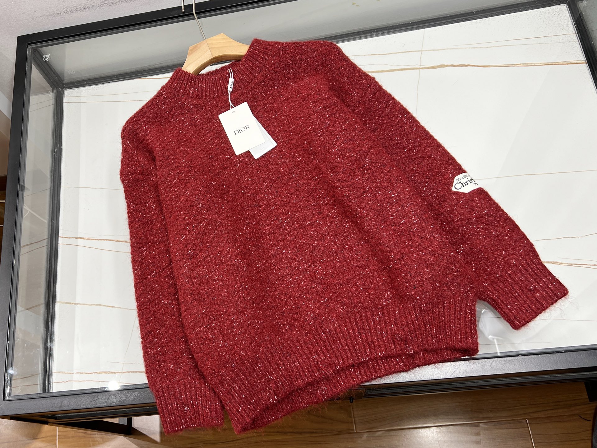 NO:702556,-26SS——Dianzi special yarn destruction sweater is a pioneer in autumn and winter fashion. It uses Dianzi yarn as the core material. Colorful particles are attached to the surface of this yarn. Short fibers are made into particles through a special carding process and then dyed, and then evenly embedded in the base yarn to form a contrasting visual effect. The sweater adopts destructive design, such as torn edges, hollow weaving, etc., combined with the three-dimensional effect of Dianzi yarn  Colored dots create a 'battle-damaged' artistic feel, as if the clothes have been reborn after being eroded by time. The process is complex and requires precise control of particle distribution and knitting density to ensure that the color dots are firm and the details are natural. Whether it is worn with wide-leg pants to perform street art, or with a short skirt to create a sweet and cool wasteland style, it can be easily controlled and becomes a fashionable item with both personality and warmth in the autumn and winter wardrobe.  Ready-made two-color XS-L, Dior-clothing, dior, skirts, sweaters,19860909-26SS———点子特种纱破坏毛衣是秋冬时尚的先锋之作.它以点子纱为核心材质,这种纱线表面附着彩色粒子,通过特殊梳棉工艺将短纤维制成粒子后染色,再均匀嵌入基纱中,形成深浅对比的视觉效果.毛衣采用破坏设计,如撕裂边缘、镂空编织等,结合点子纱的立体彩点,营造出“战损”般的艺术感,仿佛衣物历经时光侵蚀却焕发新生.其工艺复杂,需精准控制粒子分布与针织密度,确保彩点牢固且破坏细节自然.无论是搭配阔腿裤演绎街头艺术,还是配短裙打造废土甜酷风,都能轻松驾驭,成为秋冬衣橱中兼具个性与温暖的时尚单品. 现货发货二色XS-L,迪奥-服装,dior,skirts,sweaters,,Women's clothing