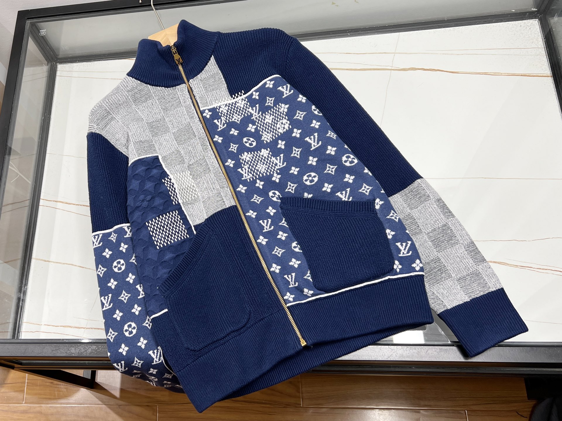 NO:714406,-26SS——The letter jacquard turtleneck sweater is a fashion favorite in the autumn and winter wardrobe. It is knitted with soft and skin-friendly wool, and the high collar design fits the neck, which is both warm and elegant. On the surface of the sweater, the exquisite letter jacquard pattern is scattered, either simple and elegant, or playful and cute, adding unique personality and fashion sense to the overall shape.  Whether paired with jeans to show a casual style; or paired with a skirt to create a gentle and sweet atmosphere, it can be easily controlled. In the cold season, wearing such a letter jacquard turtleneck sweater not only resists the cold, but also demonstrates your dressing taste, making you stand out from the crowd and become a beautiful scenery. Available now in blue S-XL, Louis Vuitton-clothing, louis vuitton, skirts, jeans, sweaters,19860909-26SS———字母提花高领毛衣,是秋冬衣橱里的时尚宠儿.它以柔软亲肤的毛线织就,高领设计贴合颈部,既保暖又显优雅气质.毛衣表面,精致的字母提花图案错落有致,或简约大气,或俏皮可爱,为整体造型增添了独特个性与时尚感. 无论是搭配牛仔裤,展现休闲随性的风格；还是配上半身裙,营造出温柔甜美的氛围,它都能轻松驾驭.在寒冷的季节里,穿上这样一件字母提花高领毛衣,既抵御了严寒,又彰显了穿搭品味,让你在人群中脱颖而出,成为一道亮丽的风景线. 现货发售蓝色S-XL,路易威登-服装,louis vuitton,skirts,jeans,sweaters,,Women's clothing