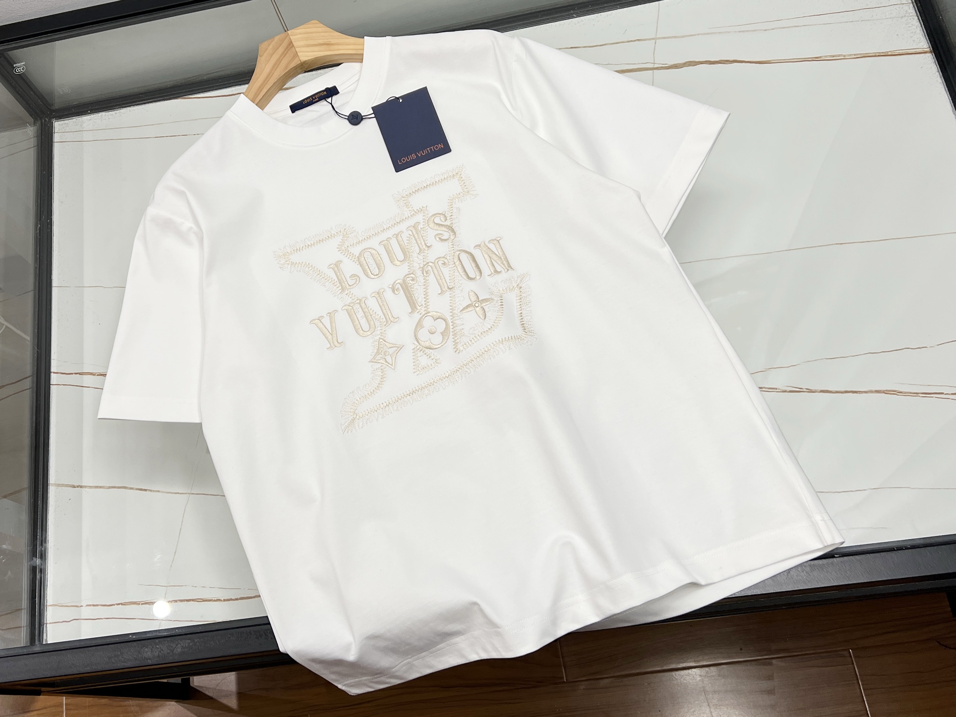 NO:702550,-26SS————The perfect fusion of fashion and personality with letter chest short sleeves. Letter chest short sleeves are undoubtedly the darling of the current fashion industry. With its simple design, it cleverly integrates letter elements on the chest, instantly breaking the monotony and injecting personality soul into the overall look. Wearing it, the letters seem to tell a unique attitude, or flamboyant, or literary, or playful. Whether it is paired with casual jeans to show casualness, or paired with a short skirt to highlight youthful vitality, it can be easily controlled.  It is a versatile tool for daily travel regardless of body shape or age. In the streets and alleys, letter chest short sleeves can be seen everywhere, becoming a beautiful landscape, allowing the wearer to confidently walk at the forefront of fashion and release their own unique charm. Available in stock in two colors S-XL, Louis Vuitton-clothing, louis vuitton, skirts, jeans, T-shirt,19860909-26SS———字母胸前短袖时尚与个性的完美融合 字母胸前短袖,无疑是当下时尚界的宠儿.它以简洁的设计,在胸前巧妙融入字母元素,瞬间打破单调,为整体造型注入个性灵魂. 穿上它,字母仿佛在诉说着独特态度,或张扬、或文艺、或俏皮.无论是搭配休闲牛仔裤,展现随性自在；还是配上短裙,凸显青春活力,都能轻松驾驭. 它不挑身材、不挑年龄,是日常出行的百搭利器.在街头巷尾,字母胸前短袖随处可见,成为一道道亮丽的风景线,让穿着者自信满满地走在时尚前沿,尽情释放属于自己的独特魅力. 现货发售二色S-XL,路易威登-服装,louis vuitton,skirts,jeans,T-shirt,,Women's clothing