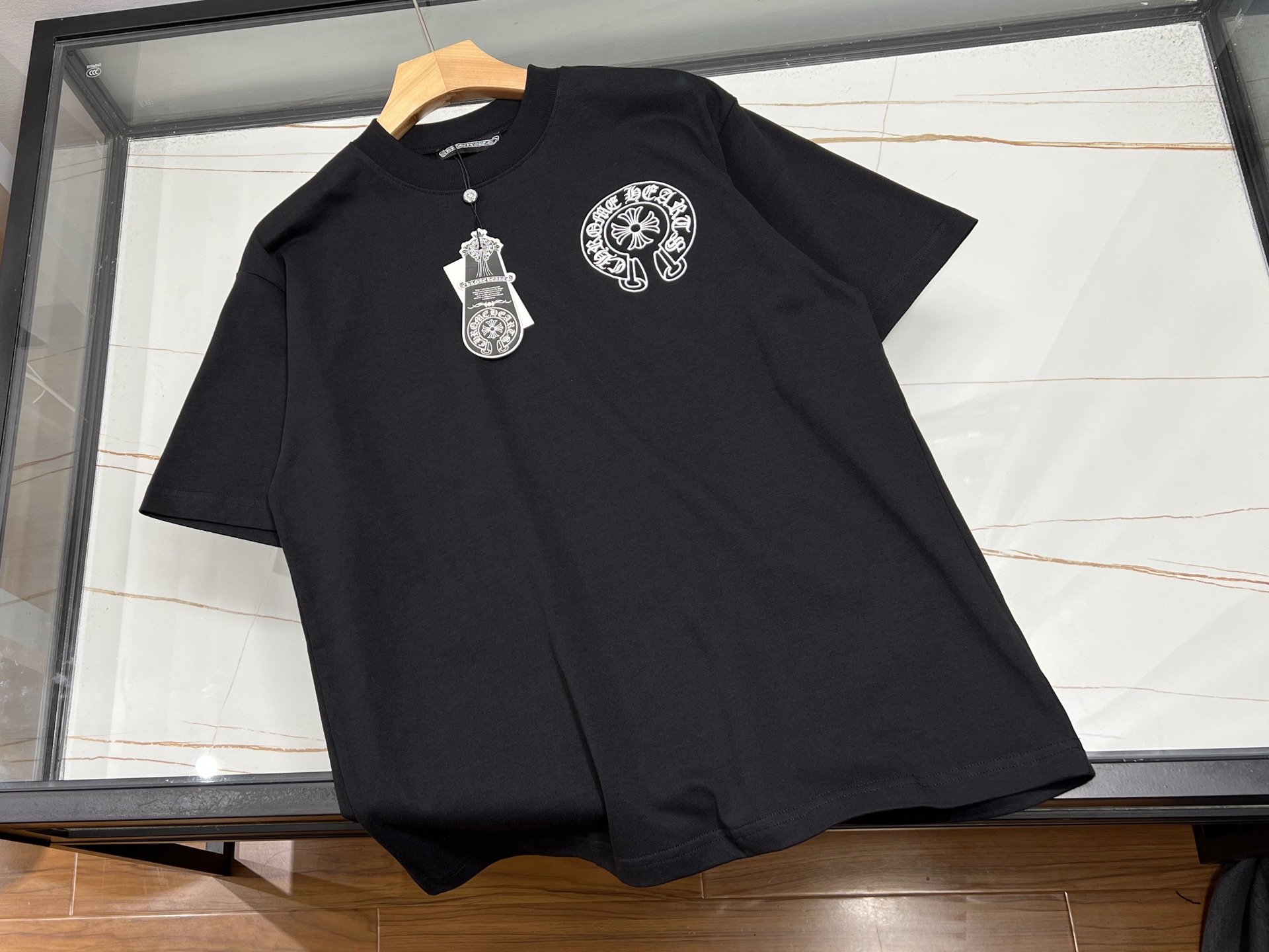 NO:702546,-26SS——The perfect fusion of fashion and comfort with short sleeves on the chest and sides. The short sleeves on the chest and sides are a treasure item in the summer wardrobe. Its unique design, cleverly cut on the chest and sides, breaks the monotony of conventional short sleeves and adds a bit of fashion ingenuity.  The fabrics are mostly made of soft and skin-friendly cotton, which has excellent breathability and allows the skin to breathe freely even in the hot summer. The styles are rich and diverse, and the simple solid color models are versatile and classic, easily adapting to various bottoms; the printed pattern models are full of personality and show unique taste.  Whether paired with jeans for a casual look or with a short skirt for a sweet and playful look, it can do the job perfectly. Wear the short sleeves on the side of the chest to start a comfortable and fashionable summer journey, making you stand out from the crowd and become a beautiful scenery on the street. Available in stock in two colors S-XL, Chrome Hearts-clothing, chrome hearts, skirts, jeans, T-shirts,19860909-26SS———胸前侧边短袖时尚与舒适的完美融合 胸前侧边短袖,是夏日衣橱里的宝藏单品.它独特的设计,在胸前与侧边巧妙剪裁,打破常规短袖的单调感,增添了几分时尚巧思. 面料上,多选用柔软亲肤的棉质,透气性绝佳,即使炎炎夏日也能让肌肤自由呼吸.款式丰富多样,简约纯色款百搭又经典,轻松适配各种下装；印花图案款则个性十足,彰显独特品味. 无论是搭配牛仔裤,展现休闲随性；还是配短裙,营造甜美俏皮,它都能完美胜任.穿上胸前侧边短袖,开启一场舒适又时尚的夏日之旅,让你在人群中脱颖而出,成为街头一道亮丽的风景线. 现货发售二色S-XL,克罗心-服装,chrome hearts,skirts,jeans,T-shirt,,Women's clothing