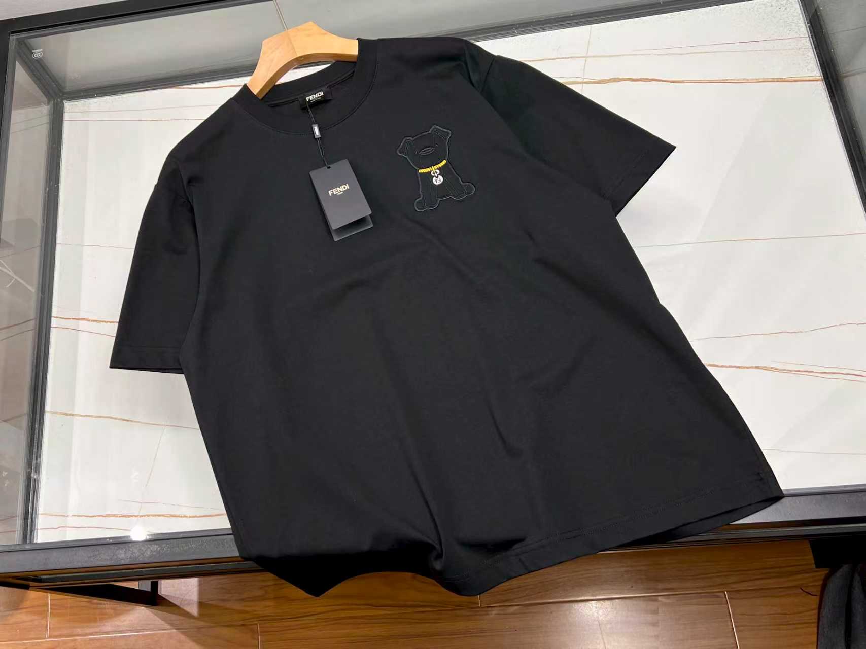 NO:702540,-26SS————The doll with short sleeves on the chest is the perfect fusion of fashion and childishness. The doll with short sleeves on the chest is definitely a fashion item not to be missed this summer!  It is cleverly designed with cute doll elements on the chest, which can be playful or cute, instantly injecting full of childlike interest and vitality into the overall look, making people fall in love with it at first sight.  The unique tailoring design on the side is unique, breaking the monotony of conventional short sleeves. It is looming when walking, adding a bit of casualness and ease. The fabric is skin-friendly and breathable, and it is comfortable to wear. It can be easily controlled whether it is daily outings, gatherings with friends, or leisure sports. Paired with jeans, it is youthful; paired with a short skirt, it is sweet and cute. Wear it, and you will be the most eye-catching presence on the street, easily showing your unique personality and fashion taste.  Ready for sale in two colors S-XL, Fendi-clothing, fendi, skirts, jeans, T-shirt,19860909-26SS———胸前公仔侧边短袖时尚与童趣的完美融合 胸前公仔侧边短袖,绝对是今夏不可错过的时尚单品！它巧妙地在胸前位置设计上可爱公仔元素,或俏皮、或呆萌,瞬间为整体造型注入满满的童趣与活力,让人一眼就爱上. 侧边独特的剪裁设计别具一格,打破常规短袖的单调感,在行走间若隐若现,增添了几分随性与洒脱.面料亲肤透气,穿着舒适自在,无论是日常出街、朋友聚会,还是休闲运动,都能轻松驾驭.搭配牛仔裤,青春洋溢；配上短裙,甜美可爱.穿上它,你就是街头最吸睛的存在,轻松展现独特个性与时尚品味. 现货发售二色S-XL,芬迪-服装,fendi,skirts,jeans,T-shirt,,Women's clothing