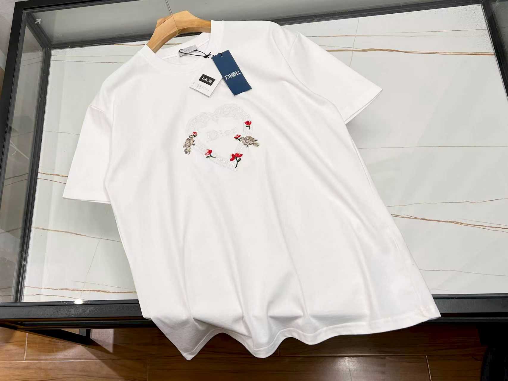 NO:702527,-26SS——Love heart embroidered fashionable men's and women's short-sleeves, encounter romance and trend. This love heart embroidered fashionable men's and women's short-sleeves are undoubtedly a must-have item for this summer's wardrobe. The exquisite love embroidery, with fine stitching and lifelike stitching, adds romance and sweetness to the simple short sleeves, instantly breaking the monotony and becoming the focus of the eyes.  It is made of high-quality fabrics, soft and skin-friendly, has good breathability, and is comfortable to wear. You will not feel stuffy even if you are active for a long time. The ingenious design fits the body shape without being too tight. It is the same style for men and women and can easily adapt to various body types. Whether it is worn with jeans to show casualness or combined with a short skirt to make it cute and cute, it can be perfectly controlled. Whether it is a daily outing or a date party, it can make you stand out from the crowd, become the focus of fashion, and easily show your unique taste and personality.  Ready for sale in two colors S-XL, Dior-clothing, dior, skirts, jeans, T-shirt,19860909-26SS——爱心刺绣时尚男女短袖,邂逅浪漫与潮流 这款爱心刺绣时尚男女短袖,无疑是今夏衣橱的必备单品.精致的爱心刺绣,针脚细密,栩栩如生,为简约的短袖增添了浪漫与甜美气息,瞬间打破单调,成为视觉焦点. 它采用优质面料,柔软亲肤,透气性佳,穿着舒适自在,即使长时间活动也不会感到闷热.版型设计巧妙,既贴合身形又不过于紧绷,男女同款,轻松适配各种身材. 无论是搭配牛仔裤展现休闲随性,还是与短裙组合凸显俏皮可爱,它都能完美驾驭.无论是日常出街、约会聚会,它都能让你在人群中脱颖而出,成为时尚焦点,轻松彰显独特品味与个性魅力. 现货发售二色S-XL,迪奥-服装,dior,skirts,jeans,T-shirt,,Women's clothing