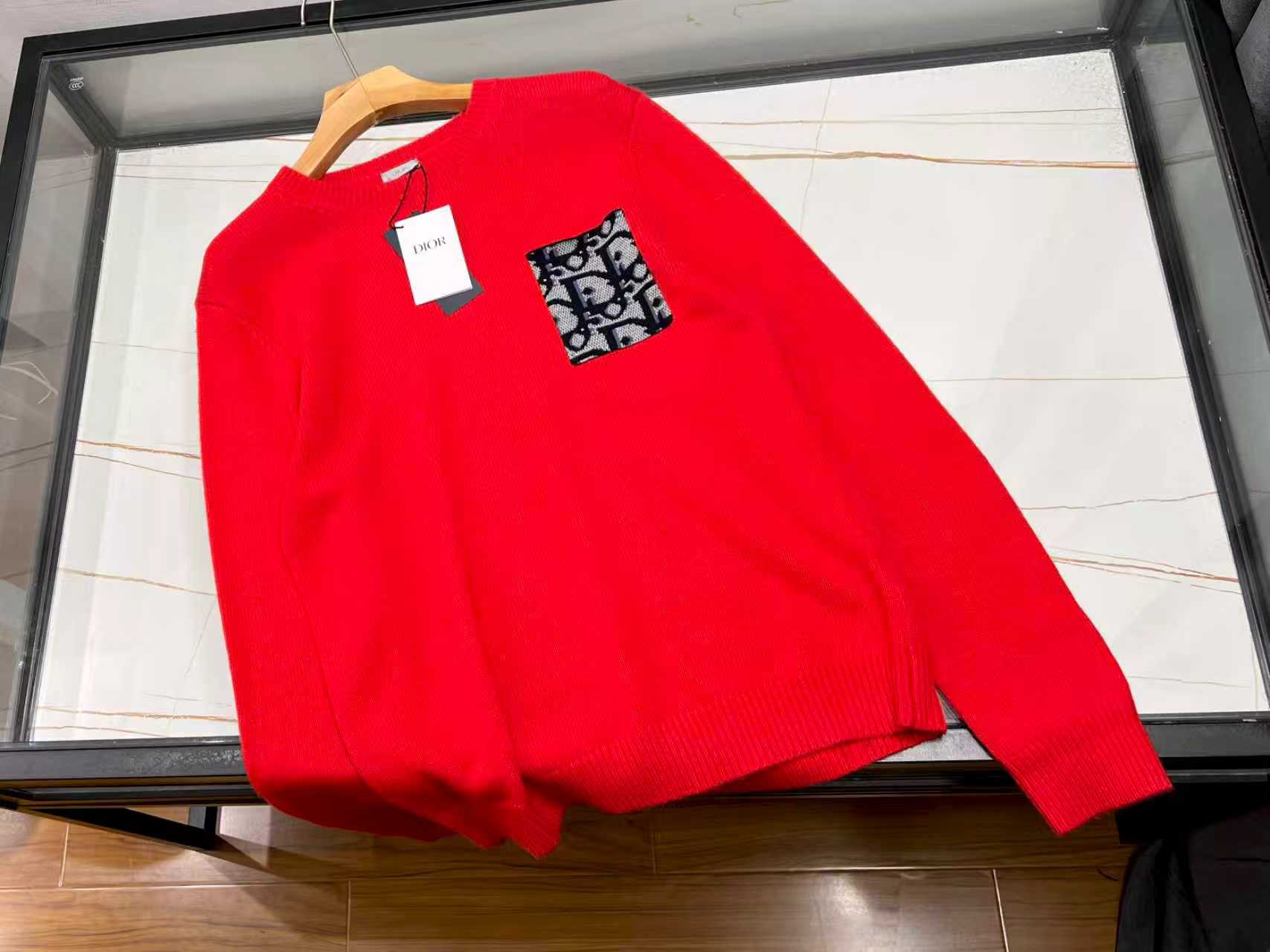 NO:702508,-26SS————Pocket letter jacquard sweater is the perfect fusion of fashion and warmth. This pocket letter jacquard sweater is an indispensable fashion item in the autumn and winter wardrobe. It is woven with soft and delicate wool, feels skin-friendly, and provides the most gentle care for the skin. It has excellent thermal insulation performance and can resist the winter chill.  The letter jacquard design on the sweater is unique and eye-catching, adding a sense of trend and individuality to the whole. The exquisite pocket on the chest is not only practical and convenient for placing small items, but also embellishes the shape and enriches the visual hierarchy. Whether it is paired with jeans to show a casual and casual look, or combined with a skirt to create a sweet atmosphere, it can be easily controlled, making you stand out from the crowd, become the focus of fashion, and show your unique taste.  Ready for sale in two colors S-XL, Dior-clothing, dior, skirts, jeans, sweaters,19860909-26SS———口袋字母提花毛衣时尚与温暖的完美融合 这款口袋字母提花毛衣,是秋冬衣橱里不可或缺的时尚单品.它以柔软细腻的毛线织就,触感亲肤,给予肌肤最温柔的呵护,保暖性能更是出色,抵御冬日寒意不在话下. 毛衣上的字母提花设计独特且吸睛,为整体增添了潮流感与个性魅力.胸前精致的口袋不仅实用,方便放置小物件,更在造型上起到点缀作用,丰富了视觉层次. 无论是搭配牛仔裤展现休闲随性,还是与半身裙组合营造甜美氛围,它都能轻松驾驭,让你在人群中脱颖而出,成为时尚焦点,尽显独特品味. 现货发售二色S-XL,迪奥-服装,dior,skirts,jeans,sweaters,,Women's clothing