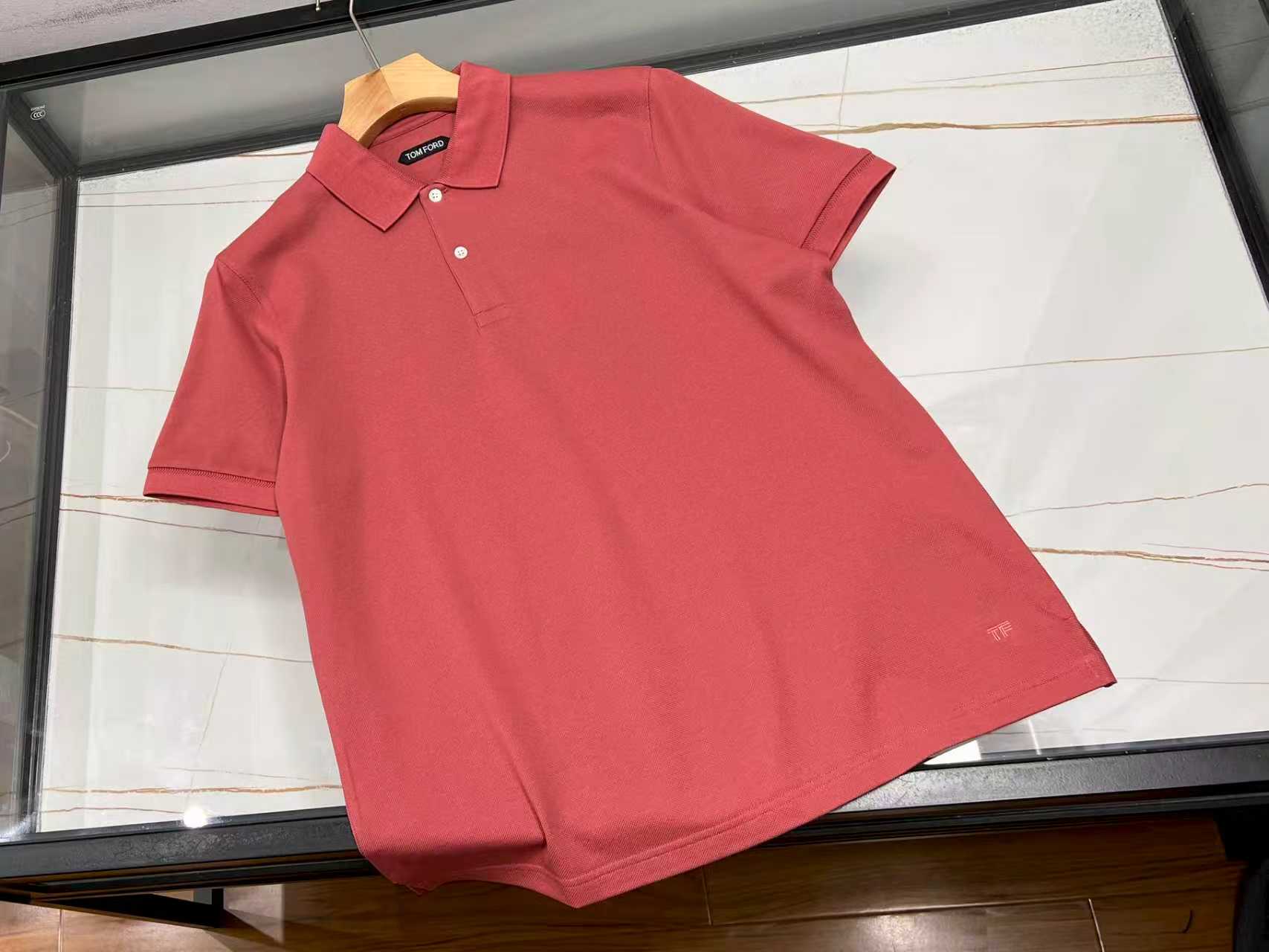 NO:720468,—26SS——Business pique classic casual short-sleeves are a rare quality item in men's wardrobe. This short-sleeve is made of customer-supplied pique mesh pure cotton fabric, which has been processed through garment dyeing and washing processes. It not only has a soft color and a delicate and solid feel, but its breathability and wear resistance are far superior to ordinary cotton. Its classic version combines a short front and long back design, which is exquisite  Embroidered and heavily threaded cuffs, the details show ingenuity. Three colors are available, sapphire blue is elegant and deep, light beige is elegant and soft, and light grass green has a cool and noble atmosphere, suitable for business and leisure scenes. The classic design that has lasted for more than ten years has been hailed as the 'ceiling of men's clothing' by consumers. It shows elegant temperament when worn, and truly interprets the charm of 'people rely on clothes'.  Ready for sale in two colors 48-56, men's clothing, T-shirt,19860909—26SS——商务珠地经典休闲短袖是男士衣橱中不可多得的品质单品.这款短袖采用客供珠地网眼纯棉面料,经过成衣染色与水洗工艺处理,不仅色泽柔和且手感细腻扎实,透气性与耐磨性远超普通棉质.其经典版型融合前短后长设计、精致刺绣与重工螺纹袖口,细节处彰显匠心.三色可选中,宝石蓝优雅深邃,淡米色儒雅柔和,浅草绿自带清凉贵气,适配商务与休闲场景.延续十余年的经典设计,被消费者誉为“男装天花板”,穿上即显儒雅气质,真正诠释“人靠衣装”的魅力. 现货发售二色48-56,男装,T-shirt,,Women's clothing