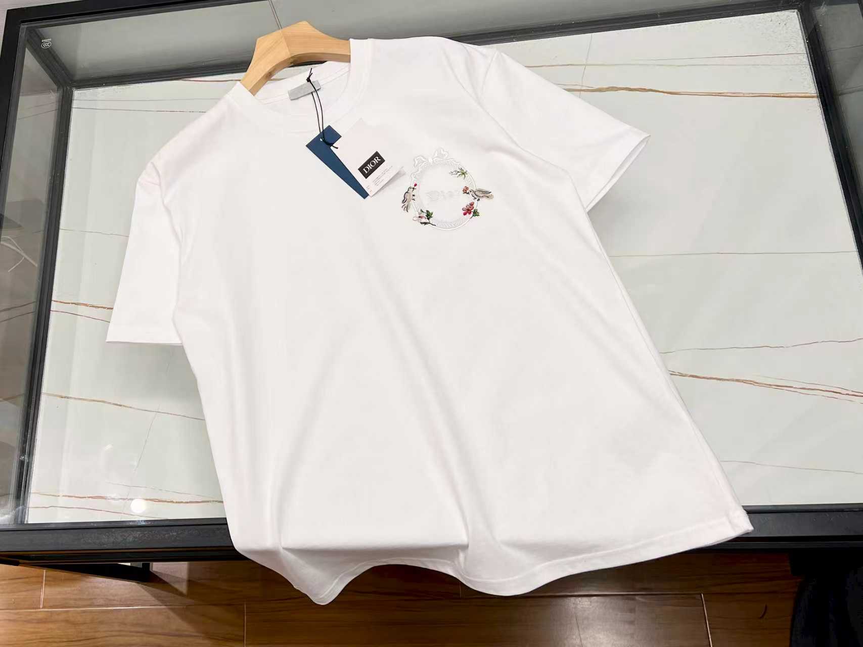 NO:710758,-26SS - Fashionable short sleeves with embroidered flowers, a perfect fusion of traditional craftsmanship and modern trends. Exquisite and delicate embroidery patterns, blooming delicate flowers, or outlining lively flowers and birds, inject unique artistic charm into simple short sleeves. Ingenuity is devoted to every stitch and thread, the stitching method is fine, and the color matching is harmonious, showing an elegant texture.  It is not only a piece of clothing, but also an expression of fashion attitude. Whether it is paired with casual jeans to show a casual and comfortable attitude; or it is paired with an elegant skirt to create a gentle temperament, it can be easily controlled. Wear it and instantly stand out from the crowd. It has a profound heritage of traditional culture and keeps up with the pace of fashion. It is a must-have choice for fashionistas who pursue individuality and quality. Available in stock in two colors S-XL, Dior-clothing, dior, skirts, jeans, T-shirt,19860909-26SS——刺绣花时尚短袖,将传统工艺与现代潮流完美融合.精致细腻的刺绣图案,或绽放娇艳花朵,或勾勒灵动花鸟,为简约短袖注入独特艺术魅力.每一针每一线都倾注匠心,针法细密,色彩搭配和谐,尽显高雅质感. 它不仅是一件衣物,更是时尚态度的表达.无论是搭配休闲牛仔裤,展现随性自在；还是配以优雅半身裙,营造温婉气质,都能轻松驾驭.穿上它,在人群中瞬间脱颖而出,既有着传统文化的深厚底蕴,又紧跟时尚步伐,是追求个性与品质的时尚达人的必备之选. 现货发售二色S-XL,迪奥-服装,dior,skirts,jeans,T-shirt,,Women's clothing