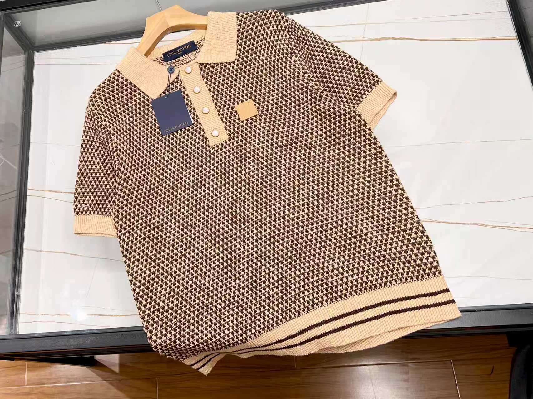 NO:710764,-26SS————The perfect fusion of fashion and personality in letter emblem knitted short sleeves. This letter emblem knitted short sleeve is undoubtedly an eye-catching artifact in the summer wardrobe. It is selected from high-quality knitted fabrics, soft and skin-friendly, and has good breathability. Even in the hot summer, it can allow the skin to breathe freely and keep it dry and comfortable at all times.  The letter badges on the short sleeves are uniquely designed, and the exquisite embroidery technology gives the letters three-dimensionality and texture, highlighting your unique fashion taste. It is not only a piece of clothing, but also an expression of personality. Whether it is simple letters or creative patterns, it can make you stand out from the crowd.  In terms of matching, it is versatile. Pair it with jeans for a casual and casual look; with a short skirt, it will be sweet and playful; with a small coat, it can easily cope with the temperature difference between morning and evening. Whether it is a daily outing or a party, it can make you confident and charming. Available now: khaki S-XL, Louis Vuitton-clothing, louis vuitton, skirts, jeans, jackets & coats, T-shirt,19860909-26SS———字母徽章针织短袖时尚与个性的完美融合 这款字母徽章针织短袖,无疑是夏日衣橱里的吸睛神器.精选优质针织面料,柔软亲肤,透气性佳,即便在炎炎夏日,也能让肌肤畅快呼吸,时刻保持干爽舒适. 短袖上的字母徽章设计独具匠心,精致的刺绣工艺,赋予字母立体感与质感,彰显出独特的时尚品味.它不仅是一件衣服,更是个性的表达,无论是简约字母还是创意图案,都能让你在人群中脱颖而出. 搭配方面更是百搭不厌,搭配牛仔裤,休闲随性；配上短裙,甜美俏皮；外搭一件小外套,又能轻松应对早晚温差.无论是日常出街还是聚会场合,它都能让你自信满满,魅力四射. 现货发售卡其S -XL,路易威登-服装,louis vuitton,skirts,jeans,jackets & coats,T-shirt,,Women's clothing