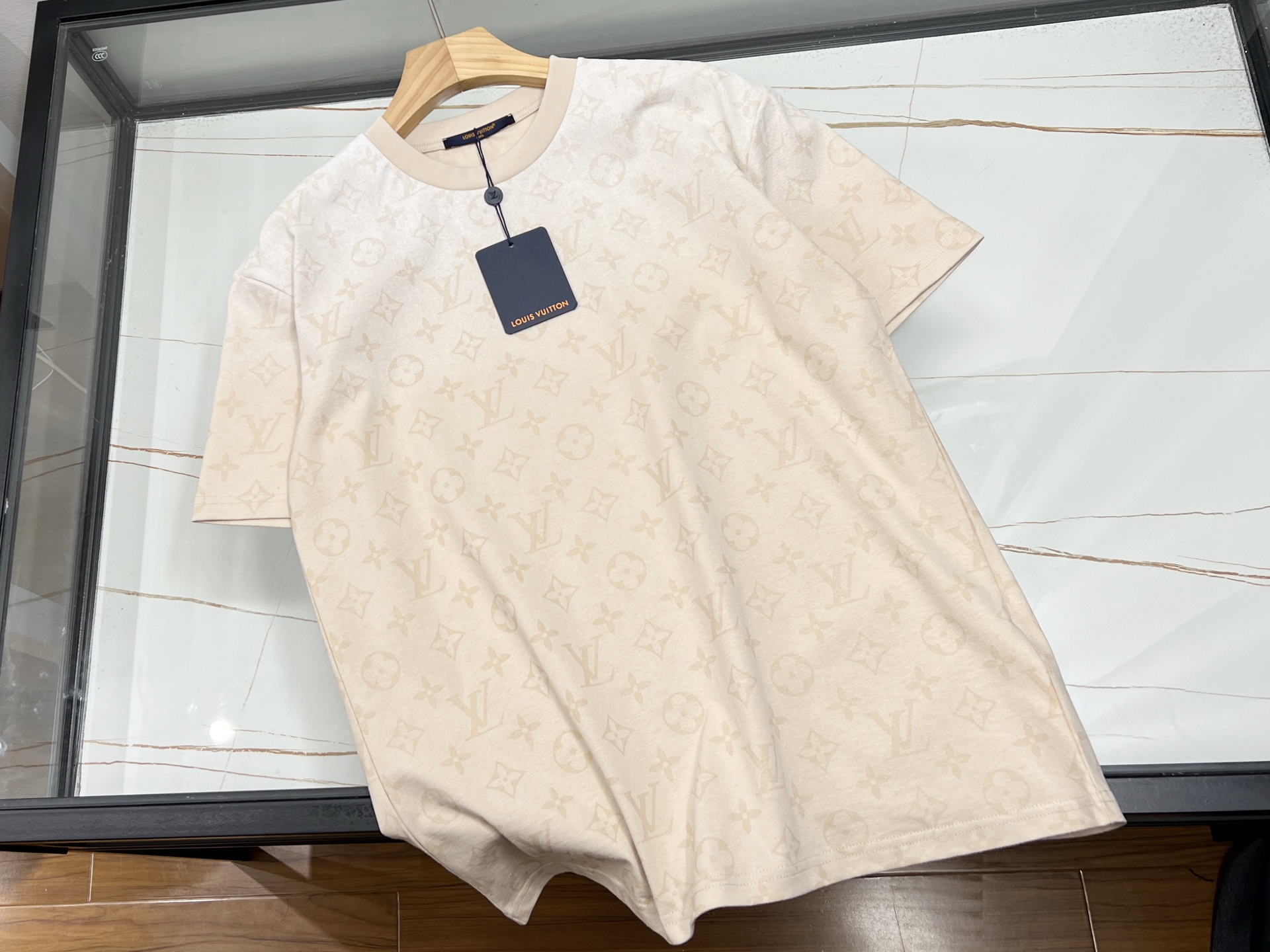 NO:710776,-26SS - A low-key statement of personality in the dark letter fashion short sleeves. This dark letter fashion short sleeve is an indispensable treasure item in the wardrobe. It abandons flamboyant colors and exaggerated patterns and is cleverly embellished with low-key dark letters, which inadvertently reveals a unique taste. The dark pattern design is exquisite and delicate, looming in the flow of light and shadow, as if there is a mysterious story telling in the clothes. The letter elements are simple but not out of style, adding a bit of casualness and uninhibitedness to the overall look.  The fabric is skin-friendly and breathable, and it feels like you are surrounded by soft clouds when worn close to the body. It is full of comfort. Whether it is worn with casual jeans or sports leggings, it can be easily controlled and suitable for various occasions. Wearing it, there is no need to deliberately show off, and you can show your personality and charm in a low-key manner, making you stand out from the crowd. Khaki S-XL, Louis Vuitton-clothing, louis vuitton, jeans, T-shirt,19860909-26SS——暗纹字母时尚短袖低调中的个性宣言 这款暗纹字母时尚短袖,是衣橱里不可或缺的宝藏单品.它摒弃了张扬的色彩与夸张的图案,以低调暗纹字母巧妙点缀,于不经意间流露出独特品味. 暗纹设计精致细腻,在光影流转间若隐若现,似有神秘故事在衣间诉说.字母元素简约而不失格调,为整体造型增添几分随性与不羁. 面料亲肤透气,贴身穿着仿若被轻柔云朵环绕,舒适感拉满.无论是搭配休闲牛仔裤,还是运动束脚裤,都能轻松驾驭,适配多种场合.穿上它,无需刻意张扬,低调中尽显个性魅力,让你在人群中脱颖而出. 现货发售卡其S-XL,路易威登-服装,louis vuitton,jeans,T-shirt,,Women's clothing