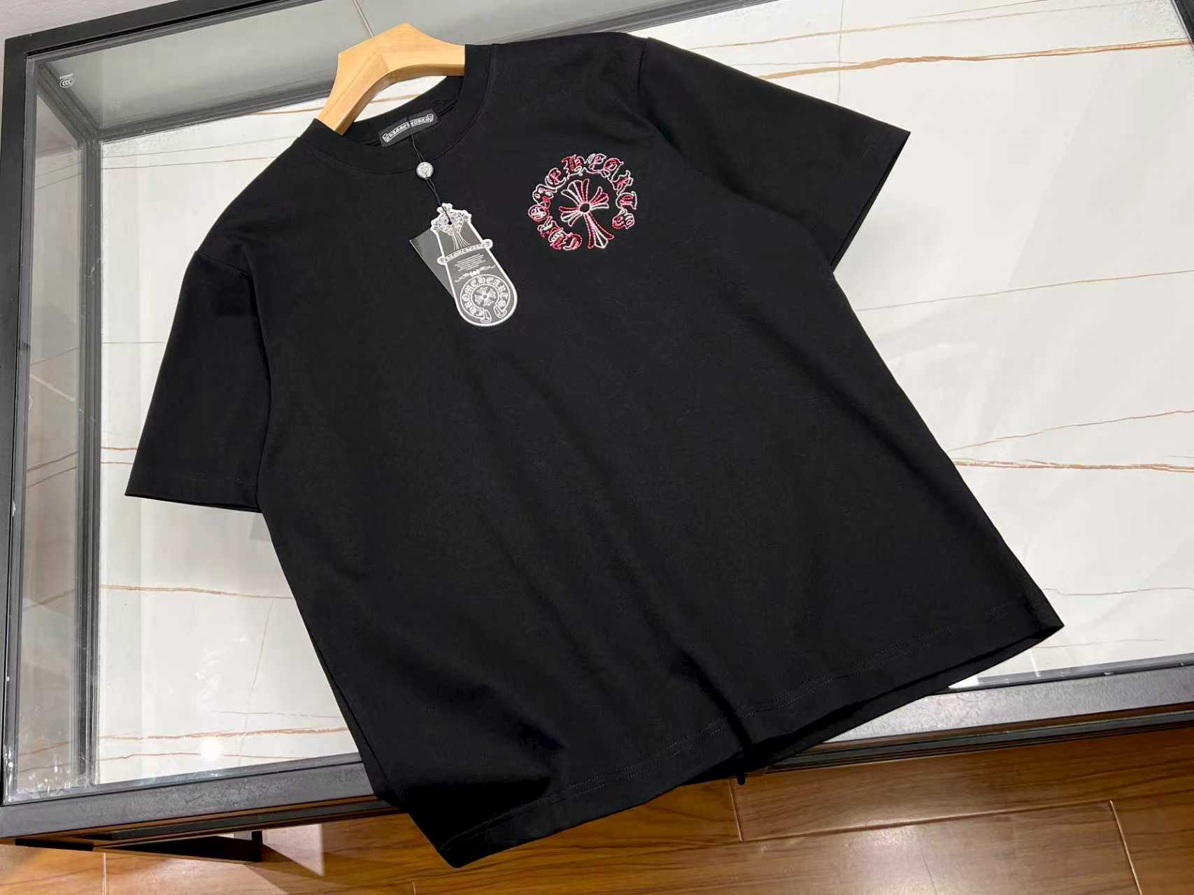 NO:710785,-26SS - The perfect fusion of fashion and comfort with wreath letter cotton short sleeves. This wreath letter cotton short sleeve is an excellent choice for your summer wardrobe. It is made of high-quality pure cotton fabric, which is soft to the touch and skin-friendly, and has excellent breathability. Even in the hot summer, it allows the skin to breathe freely and keeps you dry and comfortable at all times.  The uniquely designed wreath letter pattern on the clothes adds a sense of trend and artistic atmosphere to the whole. It is not ostentatious but full of personality, easily showing the unique taste of the wearer. The simple version design is not picky about the figure, and can be easily matched with jeans or casual shorts. Whether it is for daily outings, gatherings with friends or sports and leisure, it is your ideal choice and makes you stand out from the crowd. Available in stock in two colors S-XL, Chrome Hearts - clothing, chrome hearts, shorts, jeans, T-shirt,19860909-26SS——花圈字母纯棉短袖时尚与舒适的完美融合 这款花圈字母纯棉短袖,是夏日衣橱的绝佳选择.精选优质纯棉面料,触感柔软亲肤,透气性极佳,即便在炎炎夏日,也能让肌肤自由呼吸,时刻保持干爽舒适. 衣服上独特设计的花圈字母图案,为整体增添了潮流感与艺术氛围,既不张扬又个性十足,轻松展现穿着者的独特品味.简约的版型设计,不挑身材,无论是搭配牛仔裤还是休闲短裤,都能轻松驾驭,无论是日常出街、朋友聚会还是运动休闲,它都是你的理想之选,让你在人群中脱颖而出. 现货发售二色S-XL,克罗心-服装,chrome hearts,shorts,jeans,T-shirt,,Women's clothing