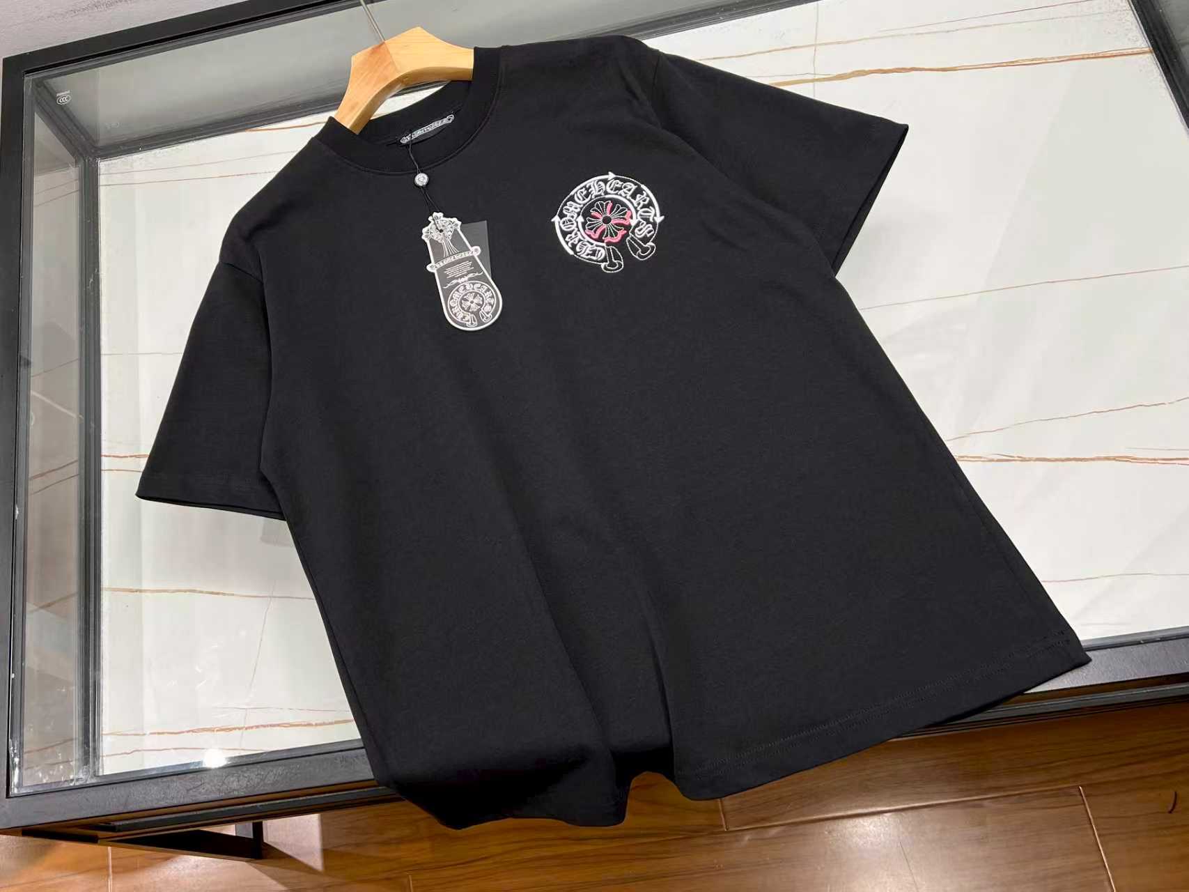 NO:710796,-26SS - The perfect fusion of fashion and comfort with wreath letter cotton short sleeves. This wreath letter cotton short sleeve is an excellent choice for your summer wardrobe. It is made of high-quality pure cotton fabric, which is soft to the touch and skin-friendly, and has excellent breathability. Even in the hot summer, it allows the skin to breathe freely and keeps you dry and comfortable at all times.  The uniquely designed wreath letter pattern on the clothes adds a sense of trend and artistic atmosphere to the whole. It is not ostentatious but full of personality, easily showing the unique taste of the wearer. The simple version design is not picky about the figure, and can be easily matched with jeans or casual shorts. Whether it is for daily outings, gatherings with friends or sports and leisure, it is your ideal choice and makes you stand out from the crowd. Available in stock in two colors S-XL, Chrome Hearts - clothing, chrome hearts, shorts, jeans, T-shirt,19860909-26SS——花圈字母纯棉短袖时尚与舒适的完美融合 这款花圈字母纯棉短袖,是夏日衣橱的绝佳选择.精选优质纯棉面料,触感柔软亲肤,透气性极佳,即便在炎炎夏日,也能让肌肤自由呼吸,时刻保持干爽舒适. 衣服上独特设计的花圈字母图案,为整体增添了潮流感与艺术氛围,既不张扬又个性十足,轻松展现穿着者的独特品味.简约的版型设计,不挑身材,无论是搭配牛仔裤还是休闲短裤,都能轻松驾驭,无论是日常出街、朋友聚会还是运动休闲,它都是你的理想之选,让你在人群中脱颖而出. 现货发售二色S-XL,克罗心-服装,chrome hearts,shorts,jeans,T-shirt,,Women's clothing