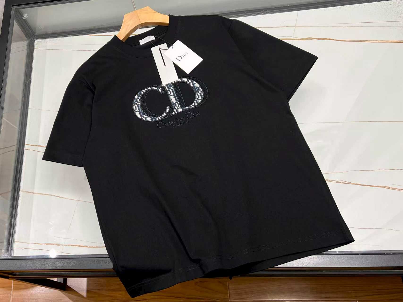 NO:710806,-26SS——Letter emblem pure cotton short-sleeve, a personalized choice for summer fashion. This letter emblem pure cotton short-sleeve is an indispensable fashion item in the summer wardrobe. The selected high-quality pure cotton fabric is soft to the touch and skin-friendly, and has excellent breathability. Even in the hot summer, it can allow the skin to breathe freely and stay dry and comfortable at all times.  The design of the letter badge on the clothes is unique and becomes the finishing touch of the overall look. It not only adds a trendy element to the simple short sleeves, but also shows a unique personality attitude. Whether you wear it with casual shorts for a stroll on the street or with jeans for a casual party, it can easily make you the center of attention, showing a casual and fashionable charm. Available in stock in two colors S-XL, Dior-clothing, dior, shorts, jeans, T-shirt,19860909-26SS——字母徽章纯棉短袖夏日时尚的个性之选 这件字母徽章纯棉短袖,是夏日衣橱里不可或缺的时尚单品.精选优质纯棉面料,触感柔软亲肤,透气性极佳,即便在炎炎夏日,也能让肌肤自由呼吸,时刻保持干爽舒适. 衣服上的字母徽章设计独具匠心,成为整体造型的点睛之笔.它不仅为简约的短袖增添了潮流元素,更彰显出独特的个性态度.无论是搭配休闲短裤漫步街头,还是配上牛仔裤出席轻松聚会,它都能让你轻松成为焦点,展现出随性又时尚的魅力. 现货发货二色S-XL,迪奥-服装,dior,shorts,jeans,T-shirt,,Women's clothing