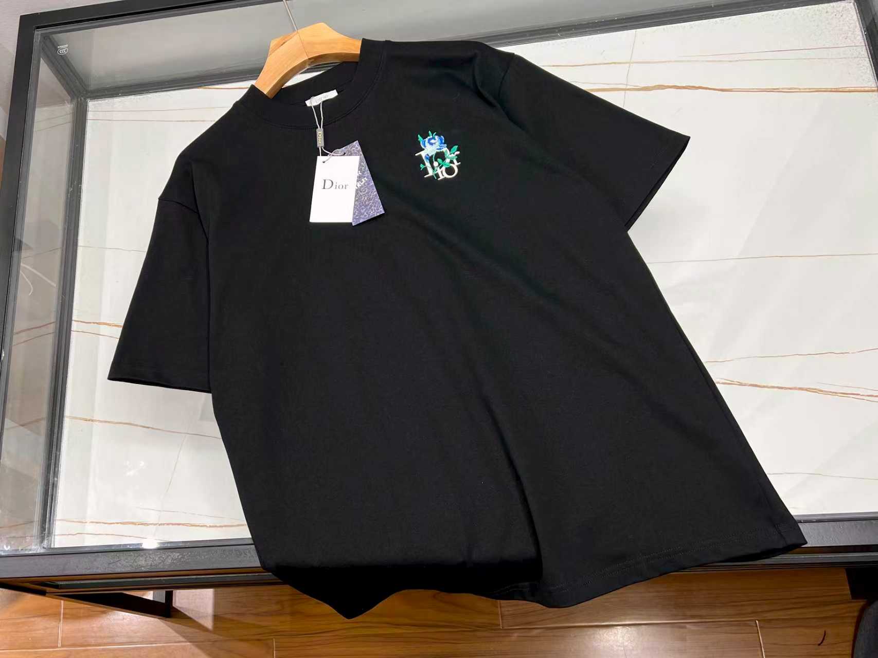 NO:710765,-26SS——Letter emblem pure cotton short-sleeve, a personalized choice for summer fashion. This letter emblem pure cotton short-sleeve is an indispensable fashion item in the summer wardrobe. The selected high-quality pure cotton fabric is soft to the touch and skin-friendly, and has excellent breathability. Even in the hot summer, it can allow the skin to breathe freely and stay dry and comfortable at all times.  The design of the letter badge on the clothes is unique and becomes the finishing touch of the overall look. It not only adds a trendy element to the simple short sleeves, but also shows a unique personality attitude. Whether you wear it with casual shorts for a stroll on the street or with jeans for a casual party, it can easily make you the center of attention, showing a casual and fashionable charm. Available in stock in two colors S-XL, Dior-clothing, dior, shorts, jeans, T-shirt,19860909-26SS——字母徽章纯棉短袖夏日时尚的个性之选 这件字母徽章纯棉短袖,是夏日衣橱里不可或缺的时尚单品.精选优质纯棉面料,触感柔软亲肤,透气性极佳,即便在炎炎夏日,也能让肌肤自由呼吸,时刻保持干爽舒适. 衣服上的字母徽章设计独具匠心,成为整体造型的点睛之笔.它不仅为简约的短袖增添了潮流元素,更彰显出独特的个性态度.无论是搭配休闲短裤漫步街头,还是配上牛仔裤出席轻松聚会,它都能让你轻松成为焦点,展现出随性又时尚的魅力. 现货发货二色S-XL,迪奥-服装,dior,shorts,jeans,T-shirt,,Women's clothing