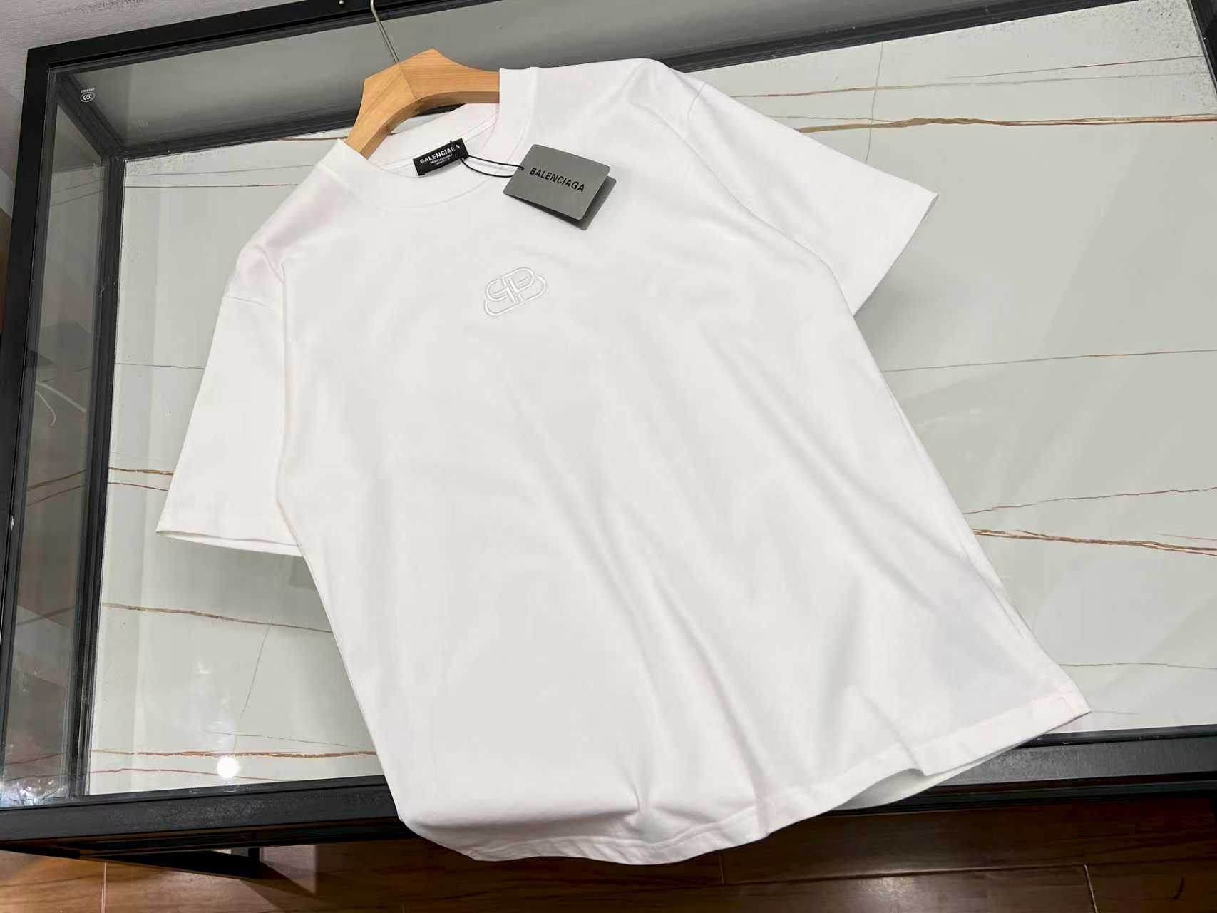 NO:711005,-26SS——Letter emblem pure cotton short-sleeve, a personalized choice for summer fashion. This letter emblem pure cotton short-sleeve is an indispensable fashion item in the summer wardrobe. The selected high-quality pure cotton fabric is soft to the touch and skin-friendly, and has excellent breathability. Even in the hot summer, it can allow the skin to breathe freely and stay dry and comfortable at all times.  The design of the letter badge on the clothes is unique and becomes the finishing touch of the overall look. It not only adds a trendy element to the simple short sleeves, but also shows a unique personality attitude. Whether you wear it with casual shorts for a stroll on the street or with jeans for a casual party, it can easily make you the center of attention, showing a casual and fashionable charm. Available in stock in two colors S-XL, Balenciaga-clothing, balenciaga, shorts, jeans, T-shirt,19860909-26SS——字母徽章纯棉短袖夏日时尚的个性之选 这件字母徽章纯棉短袖,是夏日衣橱里不可或缺的时尚单品.精选优质纯棉面料,触感柔软亲肤,透气性极佳,即便在炎炎夏日,也能让肌肤自由呼吸,时刻保持干爽舒适. 衣服上的字母徽章设计独具匠心,成为整体造型的点睛之笔.它不仅为简约的短袖增添了潮流元素,更彰显出独特的个性态度.无论是搭配休闲短裤漫步街头,还是配上牛仔裤出席轻松聚会,它都能让你轻松成为焦点,展现出随性又时尚的魅力. 现货发货二色S-XL,巴黎世家-服装,balenciaga,shorts,jeans,T-shirt,,Women's clothing