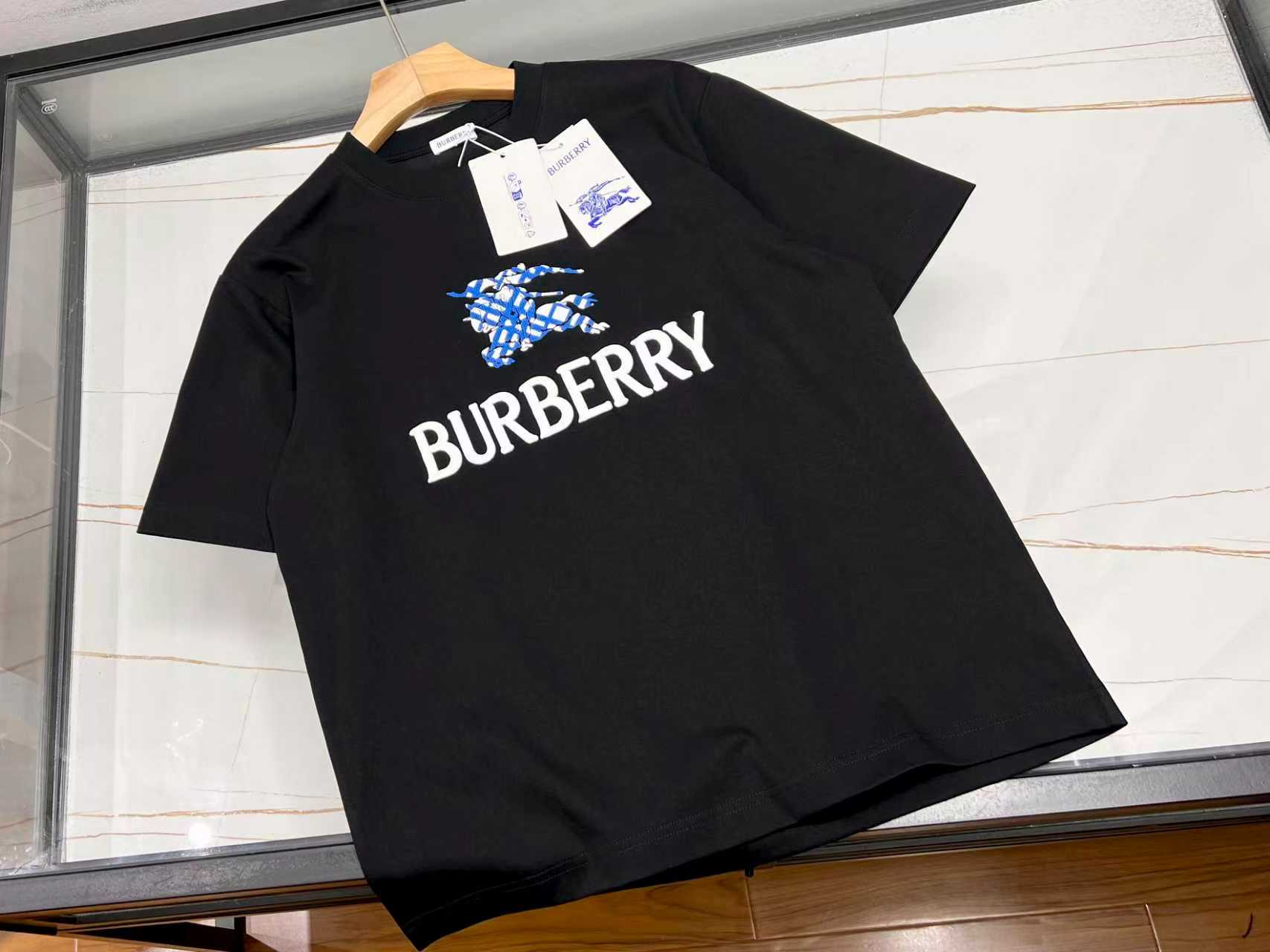 NO:711035,-26SS——Letter emblem pure cotton short-sleeve, a personalized choice for summer fashion. This letter emblem pure cotton short-sleeve is an indispensable fashion item in the summer wardrobe. The selected high-quality pure cotton fabric is soft to the touch and skin-friendly, and has excellent breathability. Even in the hot summer, it can allow the skin to breathe freely and stay dry and comfortable at all times.  The letter badge design on the clothes is unique and becomes the finishing touch of the overall look. It not only adds a trendy element to the simple short sleeves, but also shows a unique personality attitude. Whether you wear it with casual shorts for a stroll on the street or with jeans for a casual party, it can easily make you the center of attention, showing a casual and fashionable charm. Available in stock in two colors S-XL, Burberry - Clothing, shorts, jeans, T-shirt,19860909-26SS——字母徽章纯棉短袖夏日时尚的个性之选 这件字母徽章纯棉短袖,是夏日衣橱里不可或缺的时尚单品.精选优质纯棉面料,触感柔软亲肤,透气性极佳,即便在炎炎夏日,也能让肌肤自由呼吸,时刻保持干爽舒适. 衣服上的字母徽章设计独具匠心,成为整体造型的点睛之笔.它不仅为简约的短袖增添了潮流元素,更彰显出独特的个性态度.无论是搭配休闲短裤漫步街头,还是配上牛仔裤出席轻松聚会,它都能让你轻松成为焦点,展现出随性又时尚的魅力. 现货发货二色S-XL,博柏利-服装,shorts,jeans,T-shirt,,Women's clothing