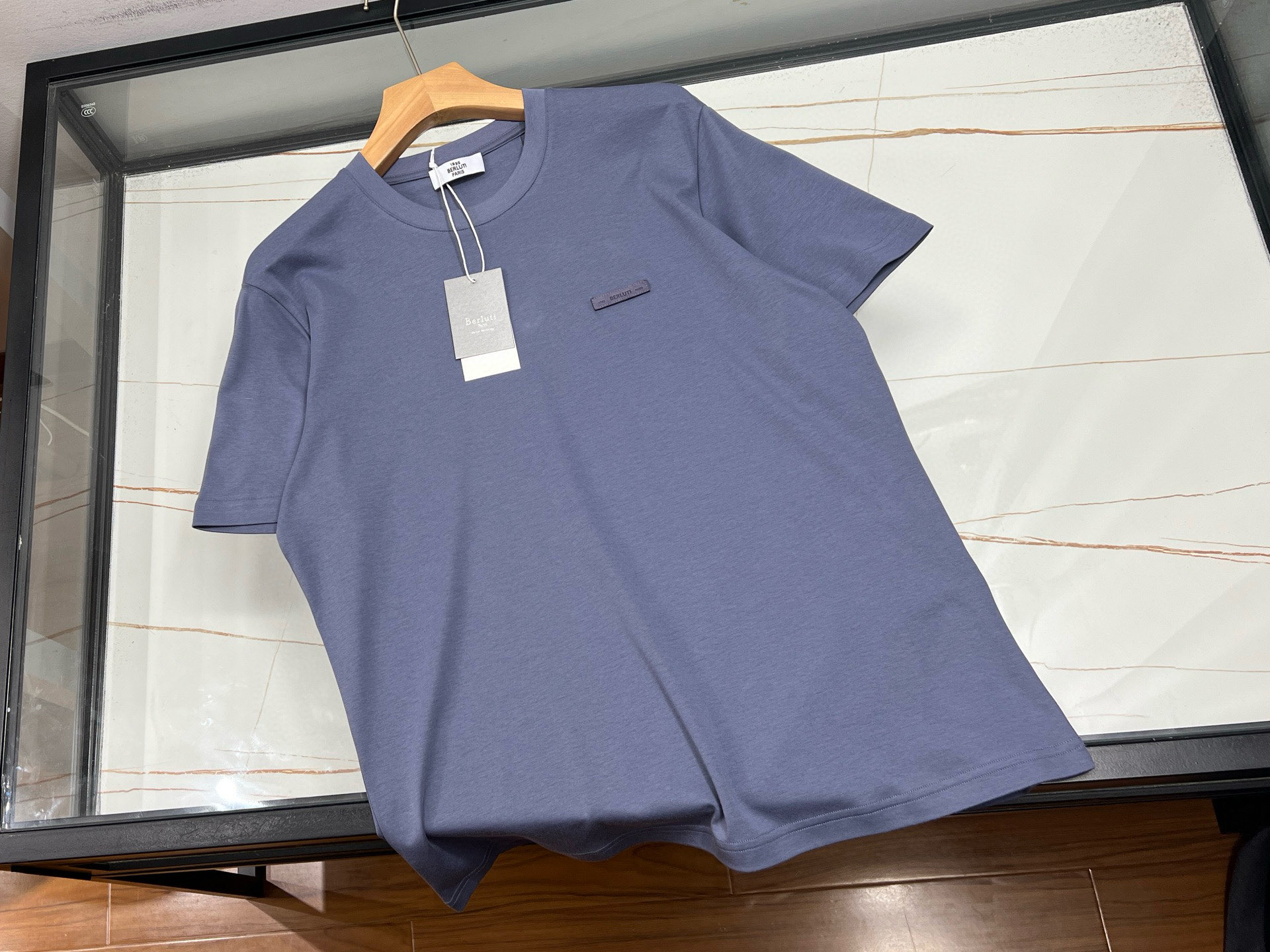 NO:711018,-26SS————Business short-sleeves with letters on the chest, the perfect fusion of workplace and fashion. This business short-sleeves with letters on the chest is the best choice for working elites. The classic style is neatly cut and fits the body curve, making it look smart yet comfortable. The fabric is made of high-quality cotton, breathable and skin-friendly, and can keep you dry even if worn for a long time.  The exquisite letter design on the chest is simple yet stylish, adding a sense of fashion to the whole, breaking the dullness of traditional business attire. Whether it is worn with suit pants to attend a formal meeting, or with casual pants for daily office work, it can be easily managed. It is not only a powerful assistant in workplace attire, but also can inadvertently show the wearer's unique taste and confident style, making you stand out in business situations. Available now in three colors 48-56, men's clothing, T-shirt, business suit,19860909-26SS———胸前字母商务短袖职场与时尚的完美融合 这款胸前字母商务短袖,是职场精英的不二之选.经典版型剪裁利落,贴合身体曲线,既显干练又不失舒适.面料选用优质棉质,透气亲肤,即使长时间穿着也能保持干爽. 胸前精致字母设计,简约而不失格调,为整体增添了一丝时尚感,打破传统商务装的沉闷.无论是搭配西装裤出席正式会议,还是配休闲裤应对日常办公,都能轻松驾驭.它不仅是职场着装的得力助手,更能在不经意间展现穿着者的独特品味与自信风采,让你在商务场合中脱颖而出. 现货发售三色48-56,男装,T-shirt,business suit,,Women's clothing