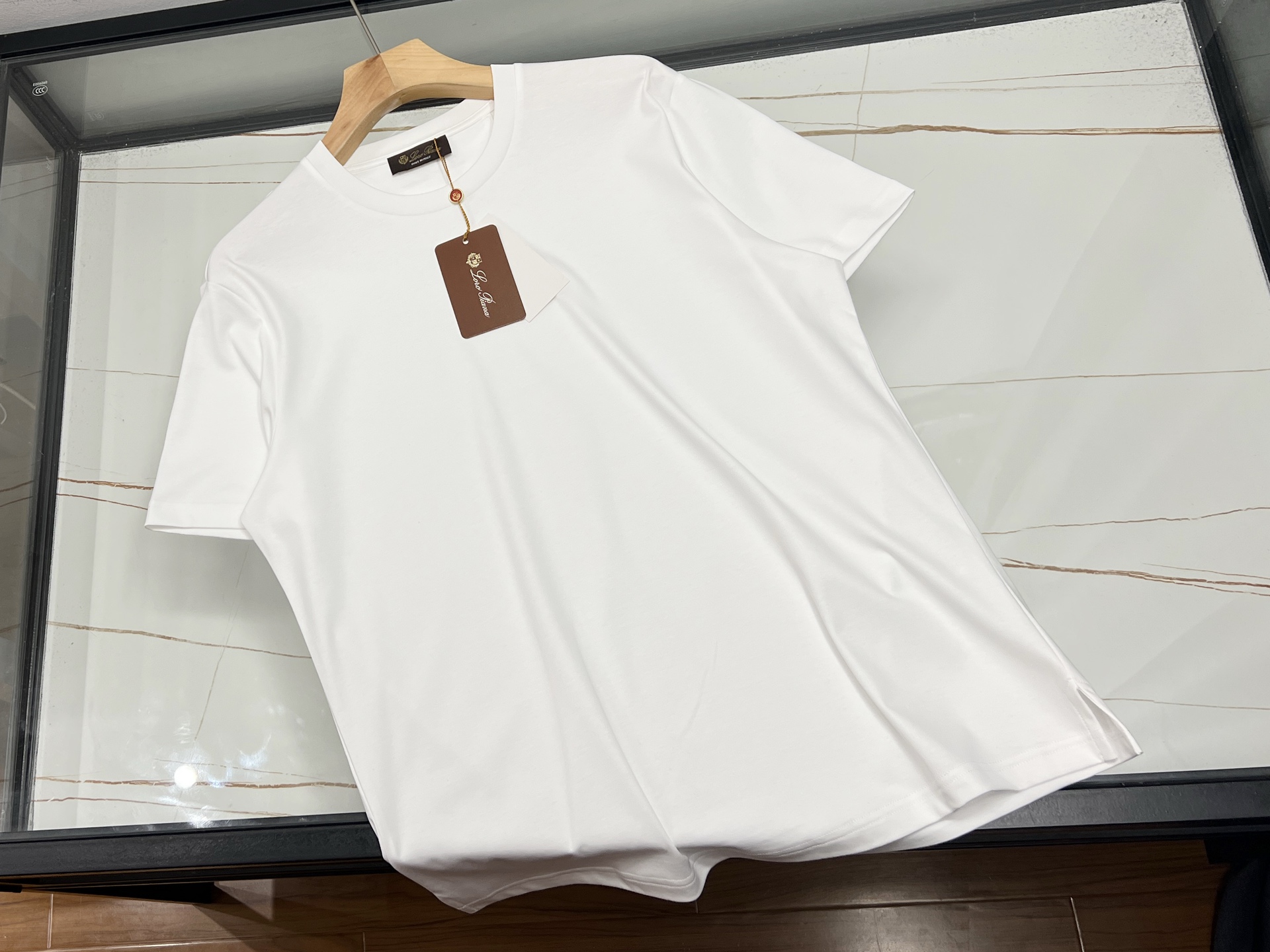 NO:711012,-26SS - Casual slit short sleeves with embroidered letters on the back, a perfect fusion of fashion and comfort. This casual slit short sleeves with embroidered letters on the back is a treasured item in the summer wardrobe. Its unique feature is the exquisite embroidered letters on the back, which adds personality and artistry to the simple style, instantly breaks the monotony and becomes the visual focus.  The short-sleeved design is refreshing and comfortable, suitable for hot summer days. The slit hem is unique, which not only makes you more comfortable when moving, but also adds a bit of casualness and freedom to the overall look. The fabric is soft and soft against the skin, and has good breathability. When worn, the body seems to be wrapped by gentle clouds, and it is full of comfort. Whether it is paired with jeans, it shows a casual street style!  Available now in three colors 48-56, men's and women's clothing, jeans, T-shirt,19860909-26SS——后背刺绣字母休闲开衩短袖时尚与舒适的完美融合 这款后背刺绣字母休闲开衩短袖,是夏日衣橱的宝藏单品.其独特之处在于后背精致的刺绣字母,为简约的款式增添了个性与艺术感,瞬间打破单调,成为视觉焦点. 短袖设计,清爽自在,适合炎炎夏日.开衩下摆别具一格,不仅在行动时更自在,还为整体造型增添了几分随性与洒脱.面料亲肤柔软,透气性佳,穿上身仿佛被轻柔的云朵包裹,舒适感满分.无论是搭配牛仔裤,展现休闲街头风！ 现货发售三色48-56,男装女装,jeans,T-shirt,,Women's clothing