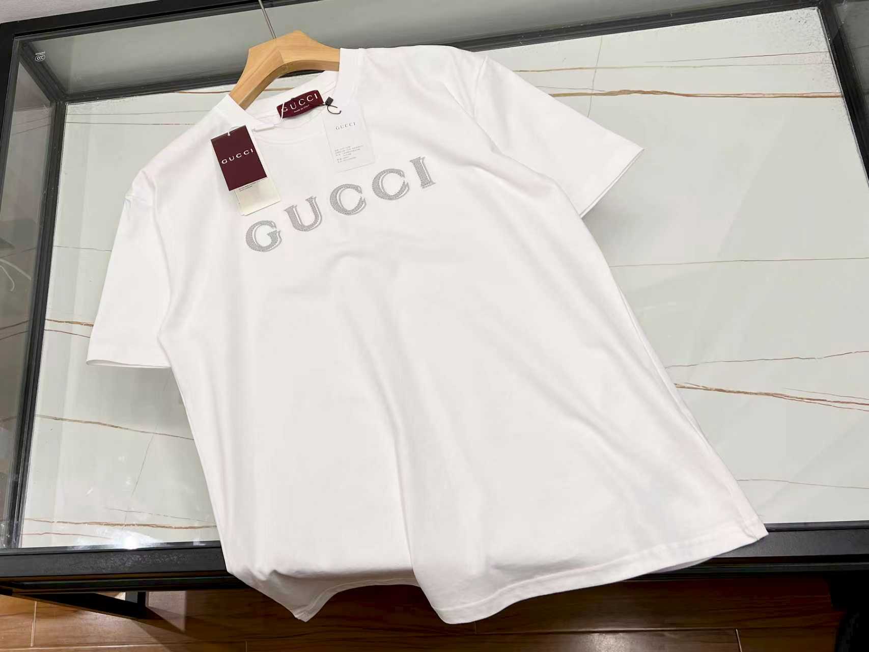 NO:711004,-26SS - The perfect fusion of fashion and personality with embroidered short sleeves in the middle. This short sleeve embroidered in the middle is an eye-catching tool for the summer wardrobe. It is made of high-quality fabrics, soft to the touch and skin-friendly, and has good breathability, allowing the skin to breathe freely even in the hot summer, keeping you dry and comfortable at all times.  Its uniqueness lies in the exquisite letter embroidery design on the chest, which outlines a unique charm stitch by stitch, adding fashion highlights and artistic flavor to the simple short sleeves. Whether it is paired with casual shorts to show a casual and comfortable street style; or paired with an elegant skirt to create a fresh and sweet lady style, it can be easily controlled to meet your dressing needs in different occasions, making you stand out from the crowd and become the focus of fashion.  Ready for sale in two colors S-XL, Gucci-clothing, gucci, skirts, shorts, T-shirt,19860909-26SS——中间字母绣花短袖时尚与个性的完美融合 这款中间字母绣花短袖,是夏日衣橱的吸睛利器.精选优质面料,触感柔软亲肤,透气性佳,即便在炎炎夏日,也能让肌肤自由呼吸,时刻保持干爽舒适. 其独特之处在于胸前精致的字母绣花设计,一针一线勾勒出别样韵味,为简约的短袖增添了时尚亮点与艺术气息.无论是搭配休闲短裤,展现随性自在的街头风；还是配上优雅半身裙,营造清新甜美的淑女范,它都能轻松驾驭,满足你不同场合的穿搭需求,让你在人群中脱颖而出,成为时尚焦点. 现货发售二色S-XL,古驰-服装,gucci,skirts,shorts,T-shirt,,Women's clothing