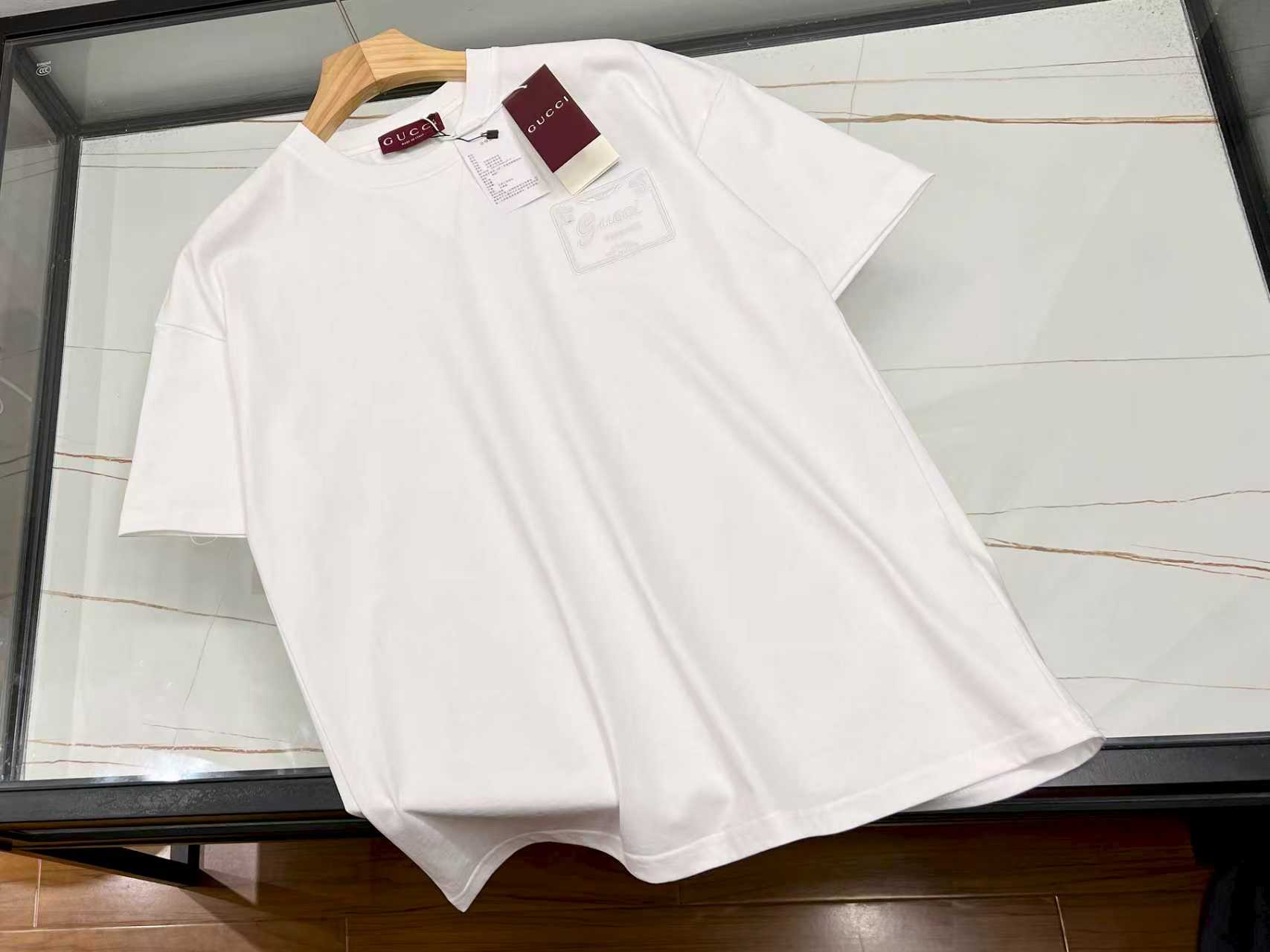 NO:710997,-26SS————The perfect fusion of personality and fashion in short-sleeved shirts with badges on the chest. Short-sleeved shirts with badges on the chest are a unique and charming presence in the fashion industry. The exquisite badges, either retro or trendy, are like the finishing touch, instantly making ordinary short-sleeves shine with a different kind of luster. It can be a team logo, showing love and support for sports; it can also be an animation element, evoking fond memories of childhood and showing unique interests and hobbies. Wearing it, it seems to be telling your own story silently.  Whether it is simple jeans or casual sports pants, it can be easily worn when paired with it. When walking on the street, it will be the focus of attention, allowing you to stand out from the crowd, become a fashion trendsetter, and show your personality. Now shipped in two colors S-XL, Gucci-clothing, gucci, jeans, T-shirt,19860909-26SS————胸前徽章短袖个性与时尚的完美融合 胸前带有徽章的短袖,是时尚界独具魅力的存在.那精致的徽章,或复古、或潮流,宛如点睛之笔,瞬间让普通的短袖焕发出别样光彩. 它可以是球队标志,彰显着对运动的热爱与支持；也可以是动漫元素,勾起童年的美好回忆,展现独特的兴趣爱好.穿上它,仿佛在无声诉说着自己的故事. 搭配上,无论是简约的牛仔裤,还是休闲的运动裤,都能轻松驾驭.走在街头,它就是吸引目光的焦点,让你在人群中脱颖而出,成为时尚的弄潮儿,尽显个性风采. 现已发货二色S-XL,古驰-服装,gucci,jeans,T-shirt,,Women's clothing