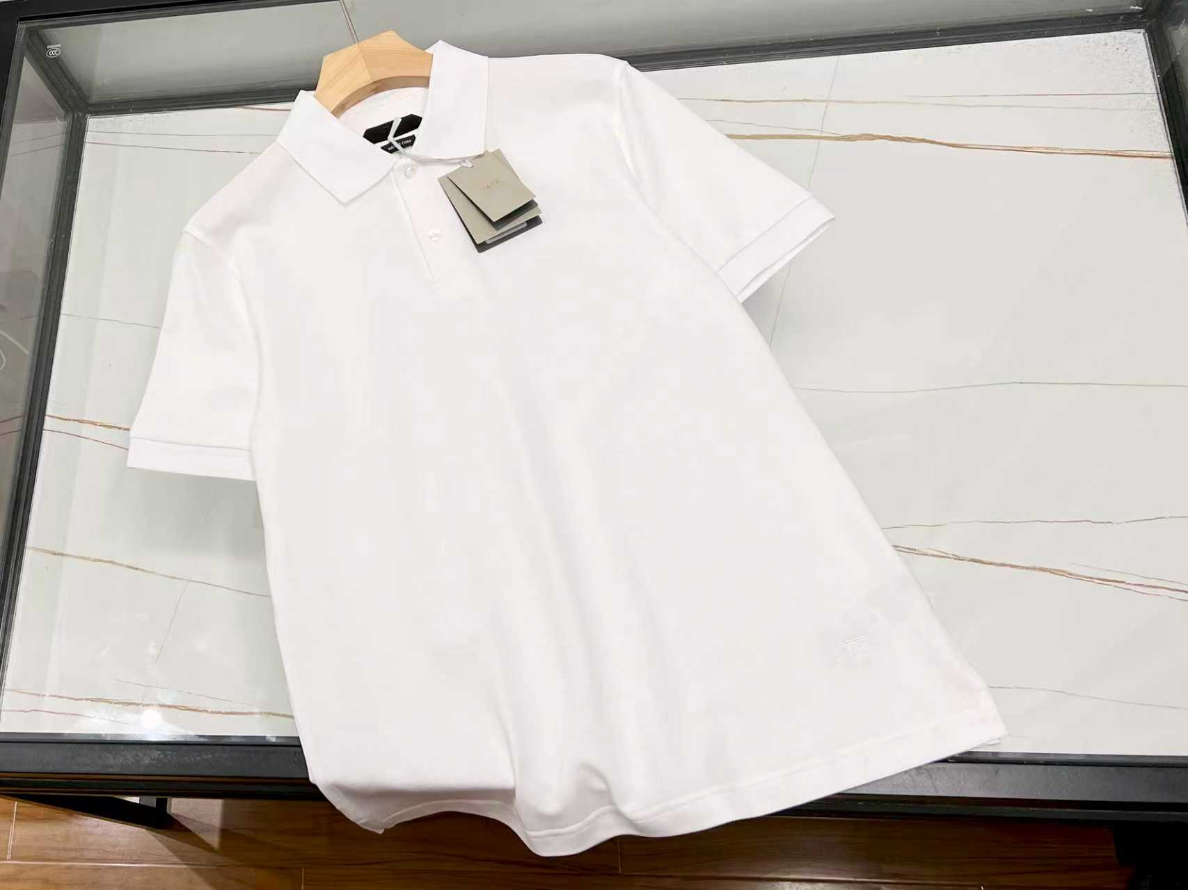 NO:743583,—26SS——Business pique classic casual short-sleeves are a rare quality item in men's wardrobe. This short-sleeve is made of customer-supplied pique mesh pure cotton fabric, which has been processed through garment dyeing and washing processes. It not only has a soft color and a delicate and solid feel, but its breathability and wear resistance are far superior to ordinary cotton. Its classic version combines a short front and long back design, which is exquisite  Embroidered and heavily threaded cuffs, the details show ingenuity. Three colors are available, sapphire blue is elegant and deep, light beige is elegant and soft, and light grass green has a cool and noble atmosphere, suitable for business and leisure scenes. The classic design that has lasted for more than ten years has been hailed as the 'ceiling of men's clothing' by consumers. It shows elegant temperament when worn, and truly interprets the charm of 'people rely on clothes'.  Ready for sale in two colors 48-56, men's clothing, T-shirt,19860909—26SS——商务珠地经典休闲短袖是男士衣橱中不可多得的品质单品.这款短袖采用客供珠地网眼纯棉面料,经过成衣染色与水洗工艺处理,不仅色泽柔和且手感细腻扎实,透气性与耐磨性远超普通棉质.其经典版型融合前短后长设计、精致刺绣与重工螺纹袖口,细节处彰显匠心.三色可选中,宝石蓝优雅深邃,淡米色儒雅柔和,浅草绿自带清凉贵气,适配商务与休闲场景.延续十余年的经典设计,被消费者誉为“男装天花板”,穿上即显儒雅气质,真正诠释“人靠衣装”的魅力. 现货发售二色48-56,男装,T-shirt,,Women's clothing