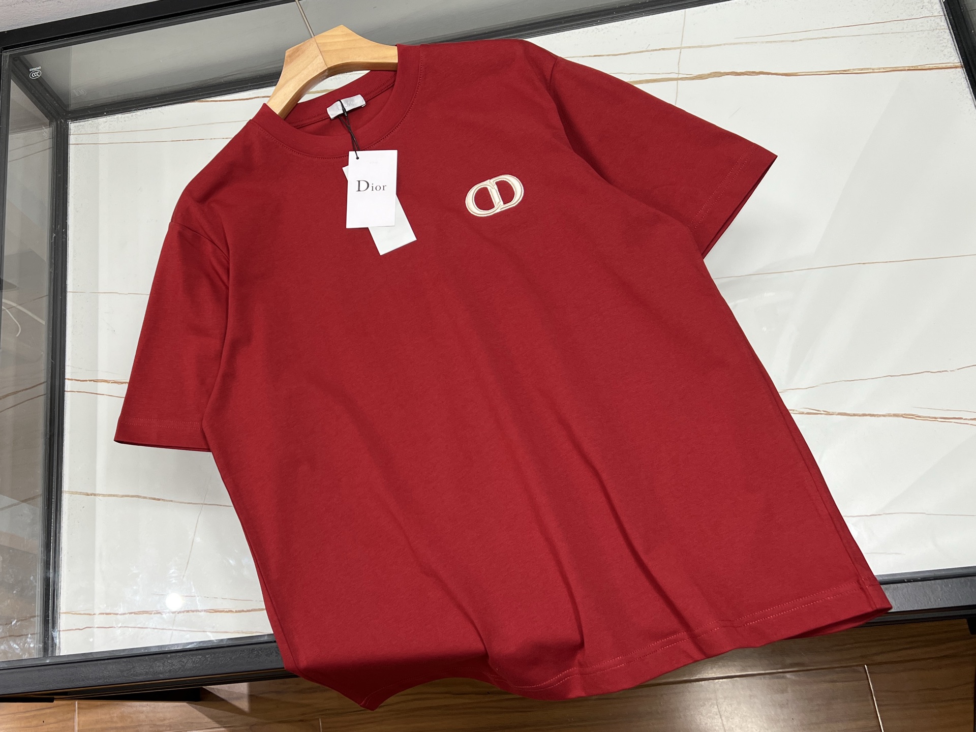 NO:743591,-26SS - Classic short sleeves with letters on the chest are fashionable forever. Classic short sleeves with letters on the chest are undoubtedly an evergreen style in the fashion industry. Simple design, but contains endless charm. Classic letter elements, either simple and grand, or personal, inject soul into short sleeves. It can be a brand logo to highlight quality and style; it can also be a trend slogan to convey attitude and personality.  The fabric is skin-friendly and breathable, making it comfortable to wear. Whether you are walking on the street in the hot summer or sweating on the sports field, it can give you a refreshing experience. Paired with jeans, it is casual and casual; paired with a short skirt, it is cute and cute. It does not matter age or figure, and is a fashion item that everyone should have in their wardrobe. After years of baptism, the classic short-sleeved shirt with letters on the chest has always shined on the fashion stage, accompanying us in various wonderful performances.  Available now in seven colors S-XL, Dior-clothing, dior, skirts, jeans, T-shirt,19860909-26SS——胸前字母经典短袖时尚永不落幕 胸前字母经典短袖,无疑是时尚界的常青款.简洁的设计,却蕴含着无尽魅力. 经典的字母元素,或简约大气,或个性张扬,为短袖注入灵魂.它可以是品牌标识,彰显品质与格调；也可以是潮流标语,传递态度与个性. 面料亲肤透气,穿着舒适自在,无论是在炎炎夏日街头漫步,还是在运动场上尽情挥洒汗水,都能给你清爽体验.搭配牛仔裤,休闲随性；配上短裙,俏皮可爱. 它不挑年龄、不挑身材,是每个人衣橱里都该有的时尚单品.历经岁月洗礼,胸前字母经典短袖始终在时尚舞台闪耀,陪伴我们演绎多样精彩. 现货发售七色S-XL,迪奥-服装,dior,skirts,jeans,T-shirt,,Women's clothing