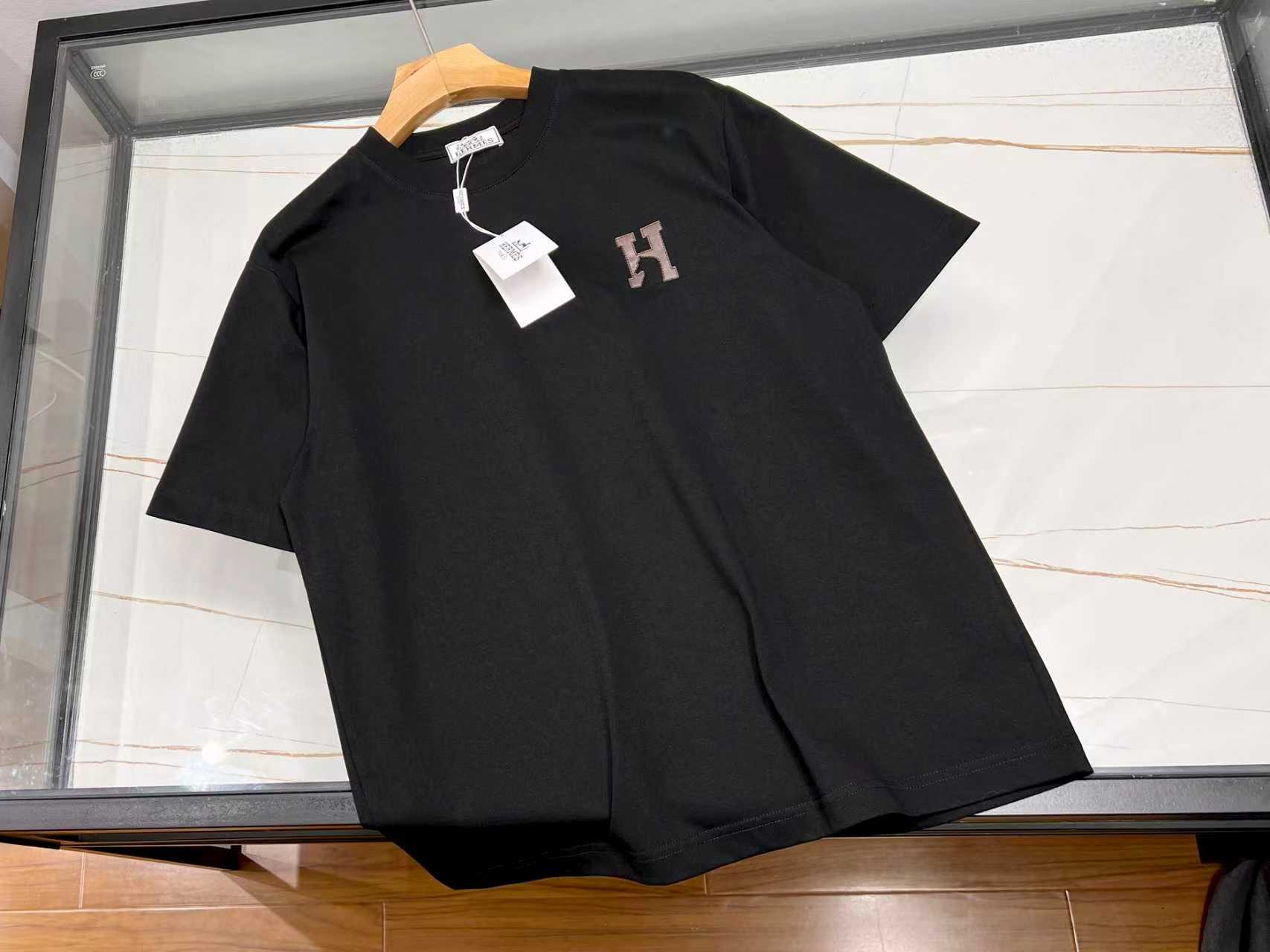 NO:742849,-26SS - A versatile artifact with simple letters on the chest. This short sleeve with simple letters on the chest is a treasured item in the summer wardrobe. It uses a pure background color as the canvas, and only cleverly embellishes simple letters on the chest. There are no complicated decorations, but it stands out with its unique design. The high-quality fabric is skin-friendly and breathable, so it is not burdensome to wear close to the body, and it can stay dry in the hot summer. The loose version does not restrict the figure, and can be easily controlled regardless of whether you are tall, short, fat or thin. It covers the flesh and looks slim.  It is super versatile and can be worn with jeans for a casual and casual look; with sports pants it is full of vitality; with a short skirt it is youthful and playful. Whether it is for daily outings, sports and fitness, or gatherings with friends, it can make you fashionable and easily become the focus of the crowd. Available from stock in two colors S-XL, Hermès-clothing, hermes, skirts, jeans, T-shirts,19860909-26SS——胸前简约字母短袖时尚出街的百搭神器 这件胸前简约字母短袖,是夏日衣橱的宝藏单品.它以纯净底色为画布,仅在胸前巧妙点缀简约字母,没有繁杂装饰,却凭借独特设计脱颖而出. 优质面料亲肤又透气,贴身穿毫无负担,炎炎夏日也能保持干爽.宽松版型不挑身材,无论高矮胖瘦都能轻松驾驭,遮肉又显瘦. 它超百搭,配牛仔裤,休闲随性；搭运动裤,活力满满；配短裙,青春俏皮.不管是日常出街、运动健身,还是朋友聚会,它都能让你时尚感拉满,轻松成为人群焦点. 现货发货二色S-XL,爱马仕-服装,hermes,skirts,jeans,T-shirt,,Women's clothing