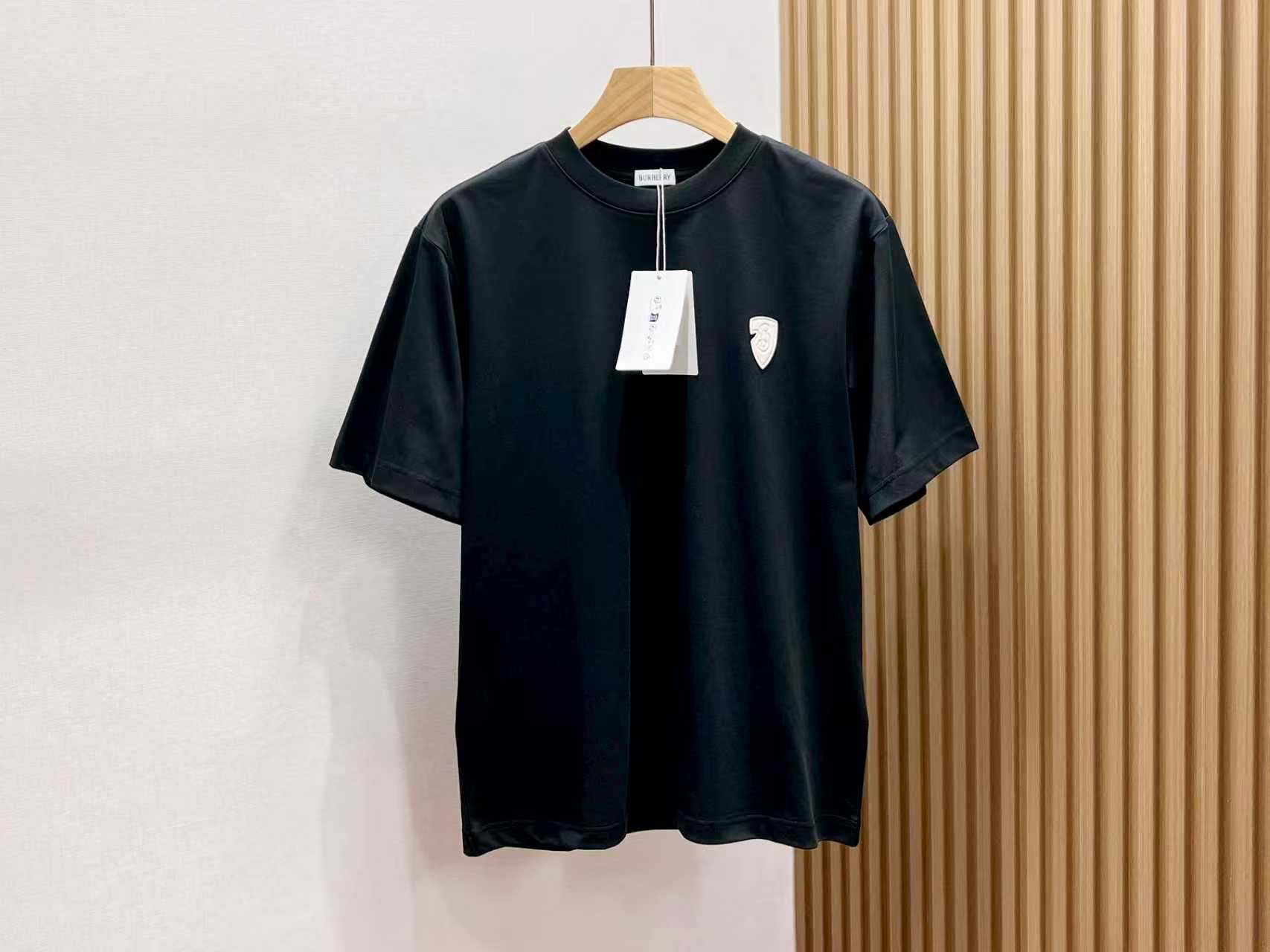 NO:743599,-26SS————Short sleeves with simple letters on the chest, a must-have item for summer fashion. This short sleeve with simple letters on the chest is the perfect fusion of fashion and comfort. The simple letter design is unobtrusive but has a unique style, adding a bit of literary flavor to the overall look. Paired with the exquisite badge, it instantly enhances the texture and fashion sense of the clothes, becoming the finishing touch.  The fabric is soft against the skin and has excellent breathability, so you won’t feel stuffy when wearing it in the hot summer. The loose fit is friendly to all body types, covering the flesh and making you look slimmer. Whether paired with jeans to create a casual and casual style, or with a short skirt to show a youthful and energetic style, it can be easily controlled. This summer, with it, you can easily wear your own fashion attitude. Now on sale in two colors S-XL, Burberry-clothing, skirts, jeans, T-shirt,19860909-26SS———胸前徽章简约字母短袖,夏日时尚必备单品 这件胸前徽章简约字母短袖,简直是时尚与舒适的完美融合.简约的字母设计,不张扬却自带独特格调,为整体造型增添了几分文艺气息.搭配上精致的徽章,瞬间提升了衣物的质感与时尚感,成为点睛之笔. 面料亲肤柔软,透气性极佳,在炎炎夏日穿着也不会感到闷热.宽松的版型,对各种身材都很友好,遮肉又显瘦.无论是搭配牛仔裤,打造休闲随性风；还是配上短裙,展现青春活力范,它都能轻松驾驭.这个夏天,有它相伴,轻松穿出属于自己的时尚态度. 现已发售二色S-XL,博柏利-服装,skirts,jeans,T-shirt,,Women's clothing