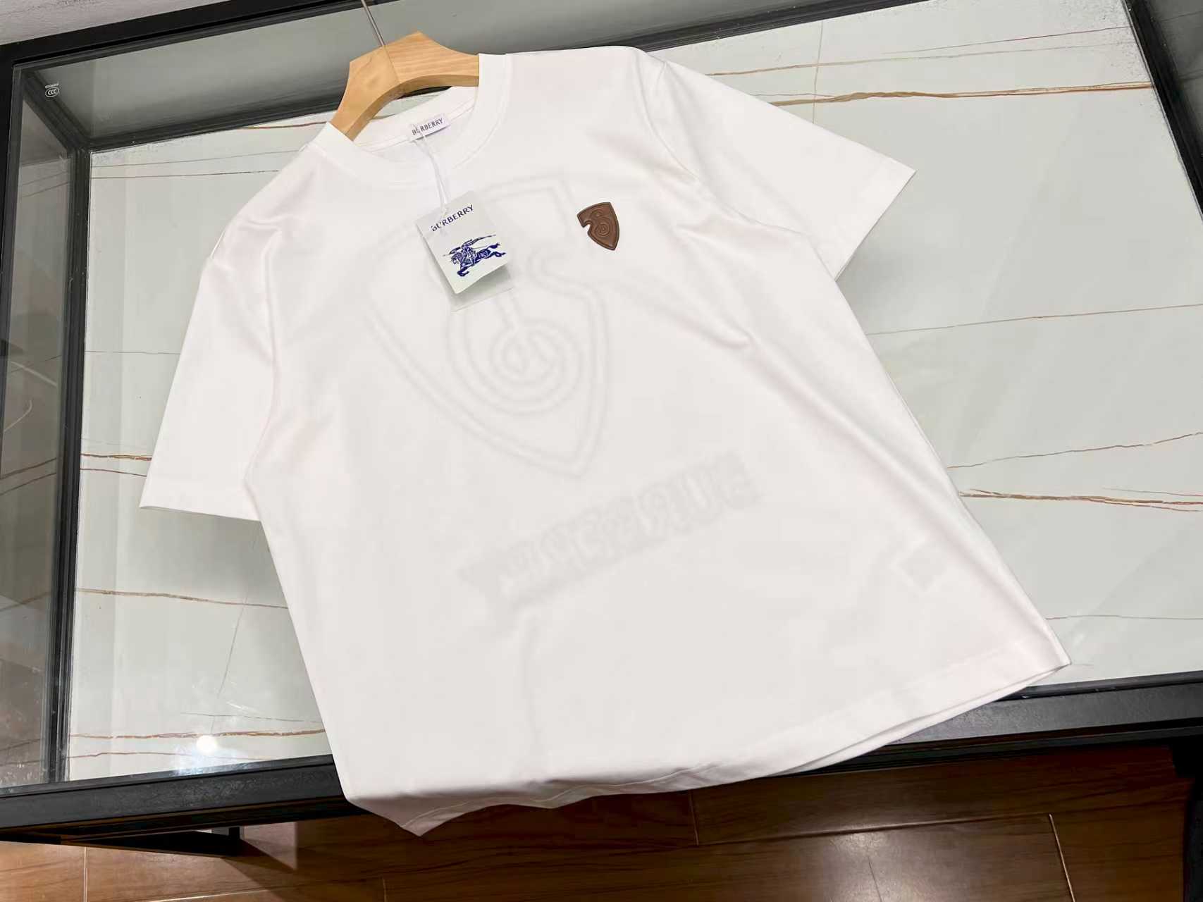 NO:743604,-26SS - Classic short sleeves with letters on the chest are fashionable forever. Classic short sleeves with letters on the chest are undoubtedly an evergreen style in the fashion industry. Simple design, but contains endless charm. Classic letter elements, either simple and grand, or personal, inject soul into short sleeves. It can be a brand logo to highlight quality and style; it can also be a trend slogan to convey attitude and personality.  The fabric is skin-friendly and breathable, making it comfortable to wear. Whether you are walking on the street in the hot summer or sweating on the sports field, it can give you a refreshing experience. Paired with jeans, it is casual and casual; paired with a short skirt, it is cute and cute. It does not matter age or figure, and is a fashion item that everyone should have in their wardrobe. After years of baptism, the classic short-sleeved shirt with letters on the chest has always shined on the fashion stage, accompanying us in various wonderful performances.  Available now in seven colors S-XL, Burberry-clothing, skirts, jeans, T-shirt,19860909-26SS——胸前字母经典短袖时尚永不落幕 胸前字母经典短袖,无疑是时尚界的常青款.简洁的设计,却蕴含着无尽魅力. 经典的字母元素,或简约大气,或个性张扬,为短袖注入灵魂.它可以是品牌标识,彰显品质与格调；也可以是潮流标语,传递态度与个性. 面料亲肤透气,穿着舒适自在,无论是在炎炎夏日街头漫步,还是在运动场上尽情挥洒汗水,都能给你清爽体验.搭配牛仔裤,休闲随性；配上短裙,俏皮可爱. 它不挑年龄、不挑身材,是每个人衣橱里都该有的时尚单品.历经岁月洗礼,胸前字母经典短袖始终在时尚舞台闪耀,陪伴我们演绎多样精彩. 现货发售七色S-XL,博柏利-服装,skirts,jeans,T-shirt,,Women's clothing