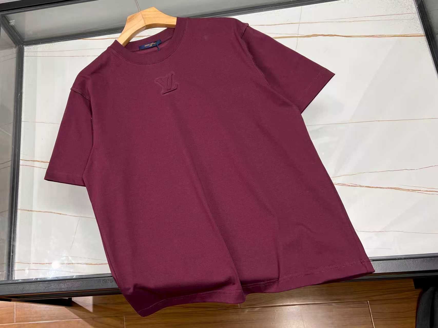 NO:742858,-26SS - Simple letter short sleeves with concave and convex badges, unlocking the summer fashion code. This simple lettered short sleeves with concave and convex badges is a treasure item in the summer wardrobe. It abandons complicated designs and combines simple letter prints with unique concave and convex badges to highlight individual attitude in a low-key manner. The fabric is skin-friendly and breathable, making it unburdensome to wear in summer, as if it is wrapped in soft clouds. The loose fit is not flattering on your figure, and is comfortable and casual. Whether you wear it with casual shorts for walking on the street, or with jeans for a party, it can be easily adapted to add points to the overall look.  The exquisite texture of the concave and convex badges complements the simple letters, revealing the fashion taste inadvertently. Wear it to start a simple but not simple summer fashion journey and become a unique existence among the crowd. Six colors S-XL, Louis Vuitton-clothing, louis vuitton, shorts, jeans, T-shirt, available for sale now.19860909-26SS——凹凸徽章简约字母短袖,解锁夏日时尚密码 这款凹凸徽章简约字母短袖,是夏日衣橱的宝藏单品.它摒弃繁杂设计,以简洁字母印花搭配独特凹凸徽章,低调中彰显个性态度. 面料亲肤透气,夏日穿着毫无负担,仿佛被轻柔云朵包裹.宽松版型不挑身材,自在又随性.无论是搭配休闲短裤漫步街头,还是配上牛仔裤参加聚会,它都能轻松适配,为整体造型加分. 凹凸徽章的精致质感,与简约字母相得益彰,在不经意间流露时尚品味.穿上它,开启一场简约而不简单的夏日时尚之旅,成为人群中独特的存在. 现货发售六色S-XL,路易威登-服装,louis vuitton,shorts,jeans,T-shirt,,Women's clothing