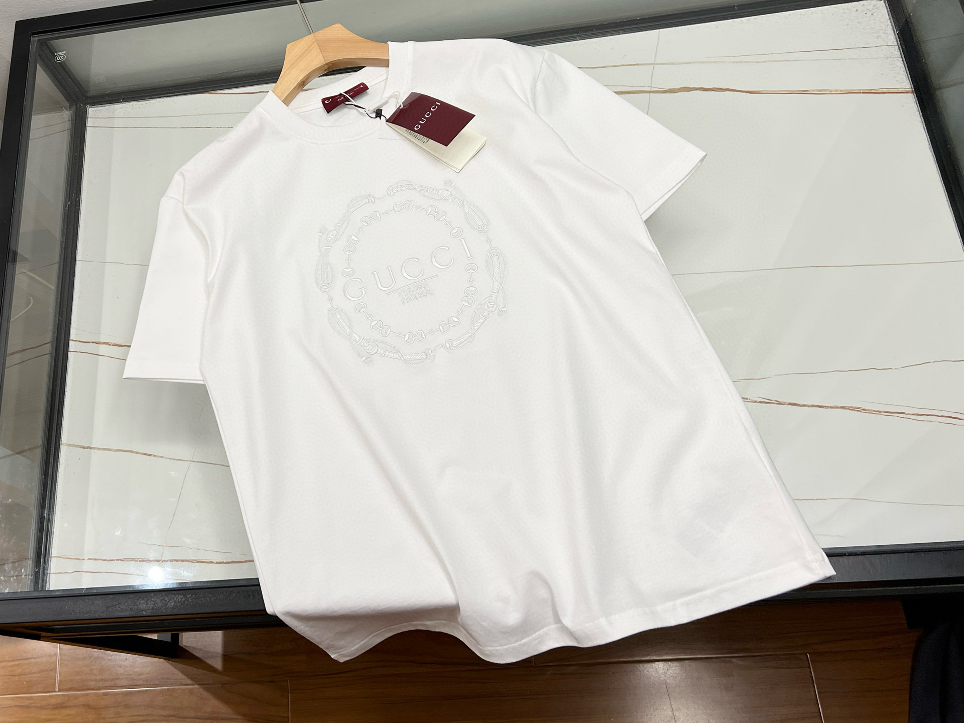 NO:723419,-26SS—Simple letter short sleeves with a middle badge, the new fashion favorite. This simple short sleeve with a middle badge can be called a versatile artifact in the fashion industry. The classic short-sleeved version is neat and refreshing, and can easily adapt to various body types. The carefully designed badge in the middle of the chest, with simple letter elements, is unique and not ostentatious, and instantly enhances the recognition of the overall shape. It does not have too many complicated decorations, but it shows a high-end texture with its clever design.  The fabric is soft against the skin and has good breathability, making it comfortable to wear in summer. Whether paired with jeans for a casual style or with a short skirt for a sweet and playful look, it can make you stand out from the crowd and become the focus of the street. It is an indispensable fashion item for daily wear. Available in stock in white S-XL, Gucci-clothing, gucci, skirts, jeans, T-shirt,19860909-26SS—中间徽章简约字母短袖,时尚出街新宠 这款中间徽章简约字母短袖,堪称时尚界的百搭神器.经典的短袖版型,利落又清爽,轻松适配各种身材. 胸前中间位置精心设计的徽章,搭配简约字母元素,独特而不张扬,瞬间提升整体造型的辨识度.它没有过多繁杂的装饰,却凭借巧妙设计展现出高级质感. 面料亲肤柔软,透气性佳,夏日穿着舒适自在.无论是搭配牛仔裤,打造休闲随性风；还是配上短裙,展现甜美俏皮感,都能让你在人群中脱颖而出,成为街头焦点,是日常穿搭不可或缺的时尚单品. 现货发售白色S-XL,古驰-服装,gucci,skirts,jeans,T-shirt,,Women's clothing