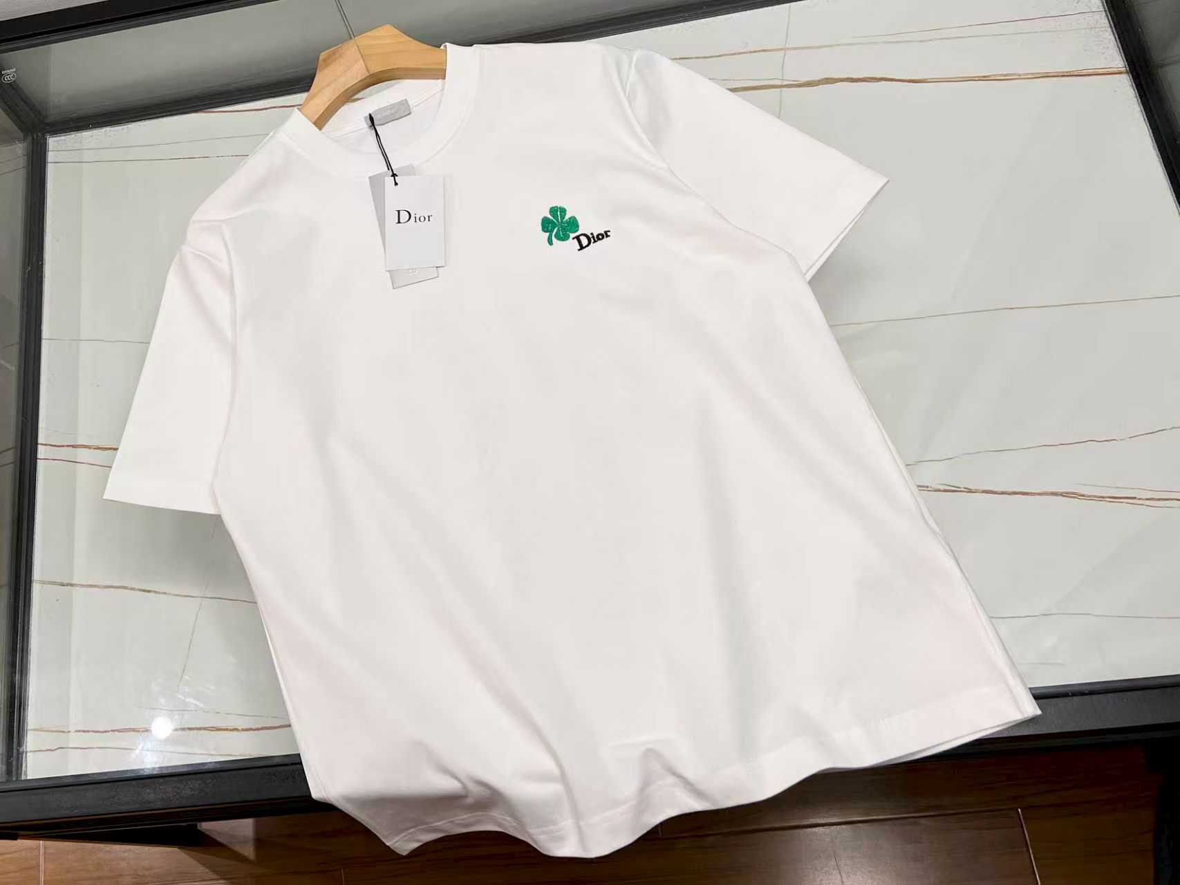 NO:714412,-26SS————The perfect fusion of fashion and personality in short-sleeves with embroidered letters on the chest. This short-sleeved shirt with embroidered letters on the chest is a must-have item for the summer wardrobe. It is made of high-quality fabrics, soft to the touch and skin-friendly, with good breathability, keeping you dry and comfortable even in hot weather.  The jacquard letter design on the chest is the finishing touch. The exquisite craftsmanship makes the letters three-dimensional and textured, adding unique charm to the simple short sleeves. It is not flattering to the figure, the loose version is free and casual, and can cleverly modify the body shape. Whether it is paired with jeans to show a casual and casual style, or with a short skirt to highlight the youthful vitality, it can be easily controlled. Wearing it will instantly increase your fashion index, making you stand out from the crowd and become the focus of the street.  Ready for sale in two colors S-XL, Dior-clothing, dior, skirts, jeans, T-shirt,19860909-26SS———胸前提花字母短袖时尚与个性的完美融合 这款胸前提花字母短袖,是夏日衣橱的必备单品.精选优质面料,触感柔软亲肤,透气性佳,即使在炎热天气也能保持干爽舒适. 胸前的提花字母设计是点睛之笔,精致工艺让字母立体有质感,为简约短袖增添独特魅力.它不挑身材,宽松版型自在随性,能巧妙修饰身形.无论是搭配牛仔裤,展现休闲随性风；还是配短裙,凸显青春活力感,都能轻松驾驭.穿上它,瞬间提升时尚指数,让你在人群中脱颖而出,成为街头焦点. 现货发售二色S-XL,迪奥-服装,dior,skirts,jeans,T-shirt,,Women's clothing