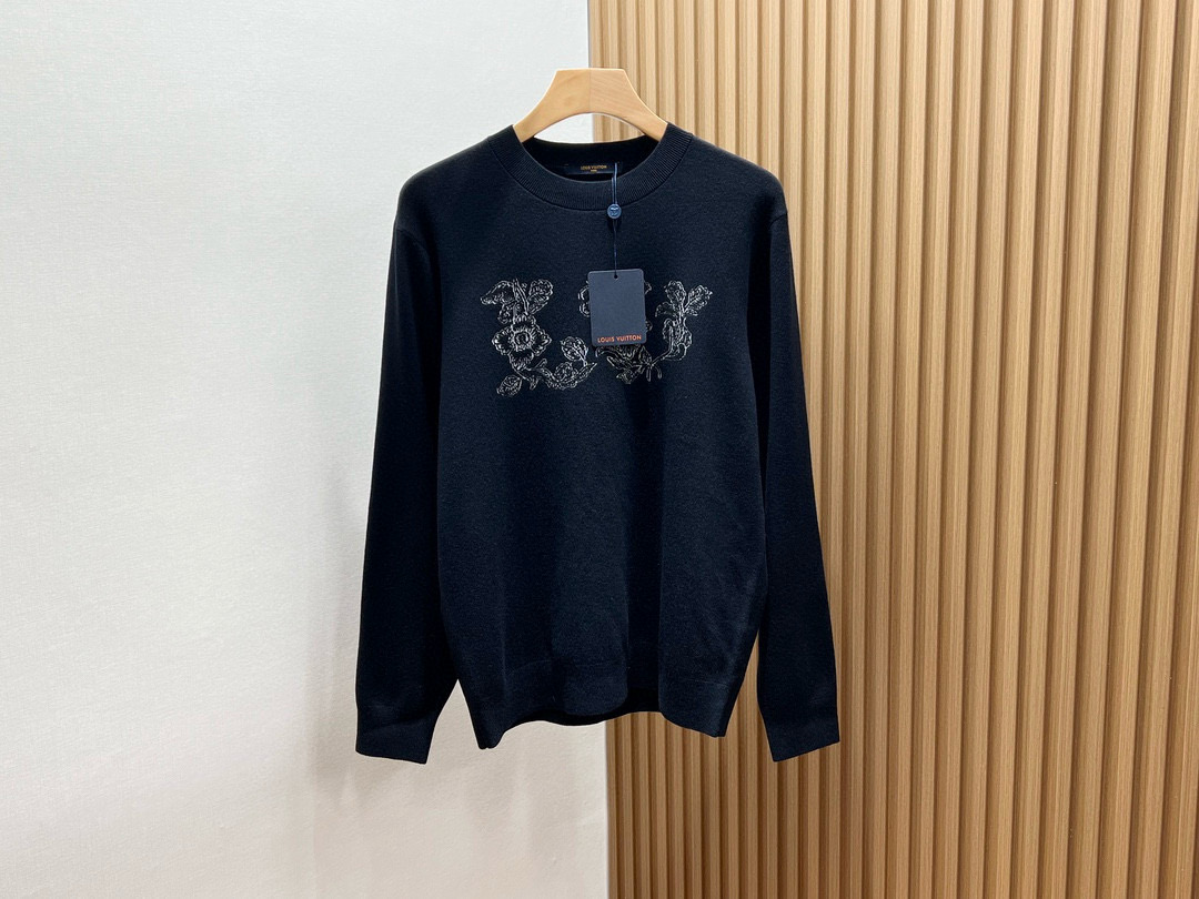 NO:714402,-26SS rose embroidered wool sweater·an elegant choice!  In the warm winter, a wool sweater with rose embroidery that combines classicness and romance is undoubtedly a fashionable item for both men and women. The high-quality wool material is selected, fine and soft, skin-friendly and warm, making every time you wear it an enjoyment. The delicate weaving method not only shows the high level of craftsmanship, but also ensures the durability and good breathability of the clothing.  In terms of design, the exquisite hand-made rose embroidery pattern appears on the clothes, lifelike, like the first rose blooming in spring, adding a vibrant atmosphere to the cold winter. Whether it is the calmness and restraint of men, or the gentleness and femininity of women, this sweater can perfectly match it, showing a unique personal charm.  Whether paired with simple jeans or an elegant skirt, the rose embroidered wool sweater can be easily worn and becomes the finishing touch of the overall look. It is not only a warm companion for daily travel, but also a fashionable focus that attracts attention at holiday parties. Choosing such a sweater means choosing a pursuit and love for quality life. In this winter, let love bloom like a rose and warm you and me. Available now in black S-M-L, Louis Vuitton-clothing, louis  vuitton,skirts,jeans,sweaters,19860909-26SS玫瑰刺绣羊毛毛衣·雅致之选！ 在温馨的冬日里,一款融合了经典与浪漫的玫瑰刺绣羊毛毛衣,无疑是男女皆宜的时尚单品.精选上乘羊毛材质,细腻柔软,亲肤保暖,让每一次穿着都成为享受.细腻的织法,不仅展现了高超的工艺水平,更确保了衣物的经久耐穿与良好的透气性. 设计上,精致的手工玫瑰刺绣图案跃然衣上,栩栩如生,仿佛春日里绽放的第一朵玫瑰,为寒冷的冬日增添了一抹生机勃勃的气息.无论是男士的沉稳内敛,还是女士的温婉柔美,这款毛衣都能完美匹配,展现出独特的个人魅力. 无论是搭配简约牛仔裤,还是优雅半身裙,玫瑰刺绣羊毛毛衣都能轻松驾驭,成为整体造型的点睛之笔.它不仅是日常出行的温暖伴侣,更是节日聚会中吸引目光的时尚焦点.选择这样一件毛衣,即是选择了一份对品质生活的追求与热爱.在这个冬日,让爱如玫瑰般绽放,温暖你我. 现货发售黑色S-M-L,路易威登-服装,louis vuitton,skirts,jeans,sweaters,,Women's clothing