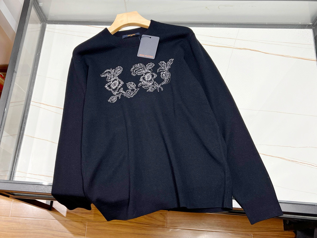 NO:714404,-26SS rose embroidered wool sweater·an elegant choice!  In the warm winter, a wool sweater with rose embroidery that combines classicness and romance is undoubtedly a fashionable item for both men and women. The high-quality wool material is selected, fine and soft, skin-friendly and warm, making every time you wear it an enjoyment. The delicate weaving method not only shows the high level of craftsmanship, but also ensures the durability and good breathability of the clothing.  In terms of design, the exquisite hand-made rose embroidery pattern appears on the clothes, lifelike, like the first rose blooming in spring, adding a vibrant atmosphere to the cold winter. Whether it is the calmness and restraint of men, or the gentleness and femininity of women, this sweater can perfectly match it, showing a unique personal charm.  Whether paired with simple jeans or an elegant skirt, the rose embroidered wool sweater can be easily worn and becomes the finishing touch of the overall look. It is not only a warm companion for daily travel, but also a fashionable focus that attracts attention at holiday parties. Choosing such a sweater means choosing a pursuit and love for quality life. In this winter, let love bloom like a rose and warm you and me. Available now in black S-M-L ~, Louis Vuitton-clothing, louis  vuitton,skirts,jeans,sweaters,19860909-26SS玫瑰刺绣羊毛毛衣·雅致之选！ 在温馨的冬日里,一款融合了经典与浪漫的玫瑰刺绣羊毛毛衣,无疑是男女皆宜的时尚单品.精选上乘羊毛材质,细腻柔软,亲肤保暖,让每一次穿着都成为享受.细腻的织法,不仅展现了高超的工艺水平,更确保了衣物的经久耐穿与良好的透气性. 设计上,精致的手工玫瑰刺绣图案跃然衣上,栩栩如生,仿佛春日里绽放的第一朵玫瑰,为寒冷的冬日增添了一抹生机勃勃的气息.无论是男士的沉稳内敛,还是女士的温婉柔美,这款毛衣都能完美匹配,展现出独特的个人魅力. 无论是搭配简约牛仔裤,还是优雅半身裙,玫瑰刺绣羊毛毛衣都能轻松驾驭,成为整体造型的点睛之笔.它不仅是日常出行的温暖伴侣,更是节日聚会中吸引目光的时尚焦点.选择这样一件毛衣,即是选择了一份对品质生活的追求与热爱.在这个冬日,让爱如玫瑰般绽放,温暖你我. 现货发售黑色S-M-L ~,路易威登-服装,louis vuitton,skirts,jeans,sweaters,,Women's clothing