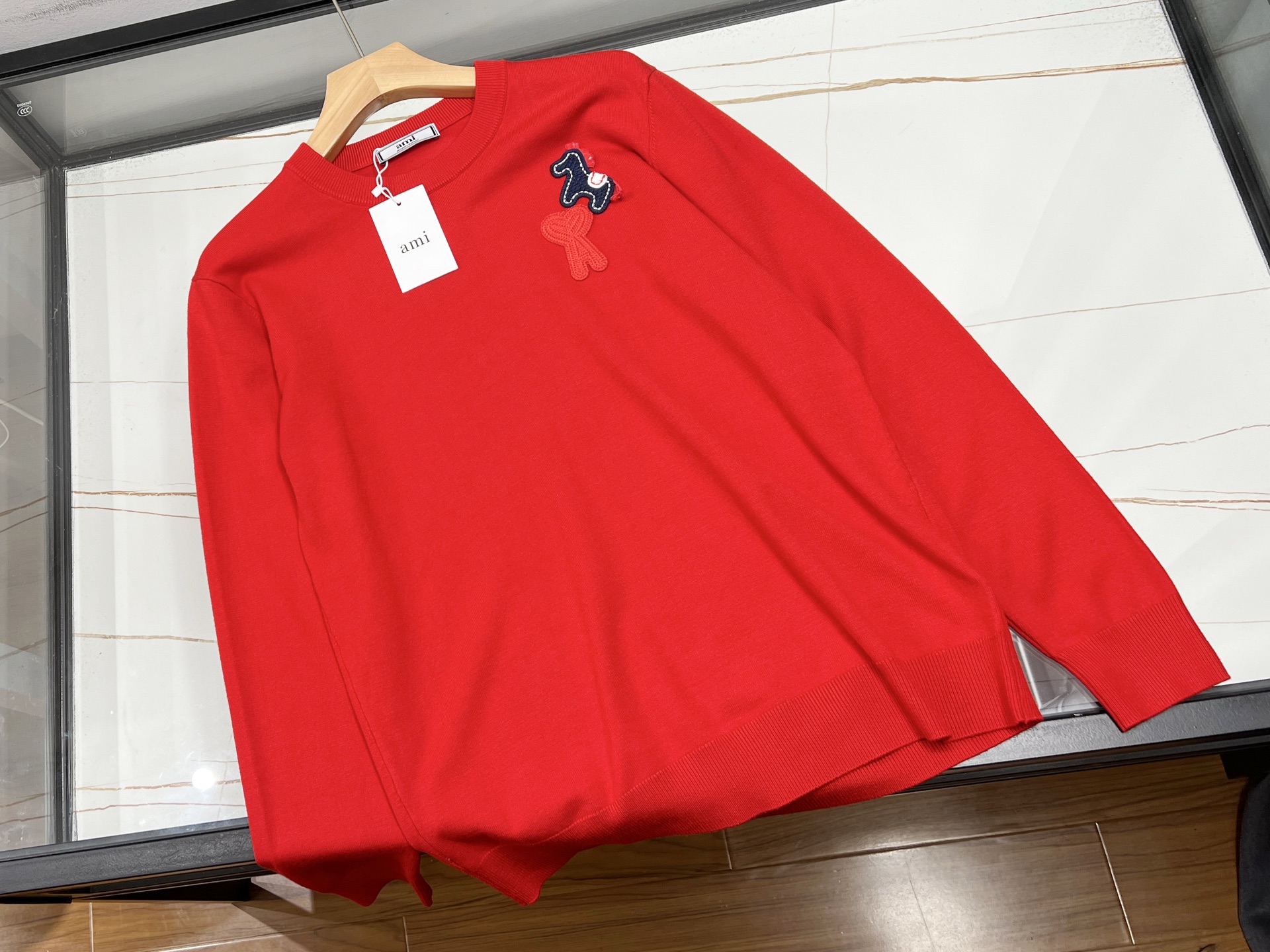 NO:714372,-25SS——New Year’s red sweater with micro-labels on the chest is the perfect combination of festive atmosphere and fashion sense. This type of sweater uses festive red as the main color, and the chest is cleverly embellished with exquisite micro-labels, such as gold seal characters, three-dimensional woven pony or love logo embroidery, etc., which not only adds a sense of design, but also highlights the theme of the festival.  Question. Most of its styles are loose and lazy, suitable for different body types, and the fabrics are skin-friendly and comfortable, such as merino wool or honey bear velvet, which are warm and lightweight. Whether paired with jeans, skirts or as inner wear, they can easily create a New Year atmosphere, making you stand out from the crowd and become the focus.  Available now in two colors S-XL, men's and women's clothing, skirts, jeans, sweaters,19860909-25SS———新年红胸前微标毛衣是节日氛围与时尚感的完美结合.这类毛衣以喜庆的红色为主色调,胸前巧妙点缀精致微标,如金色篆体字、立体织线小马或爱心徽标刺绣等,既增添了设计感,又凸显了节日主题.其版型多为宽松慵懒风,适合不同身材穿着,且面料亲肤舒适,如美利奴羊毛或蜜熊绒等,保暖又轻盈.无论是搭配牛仔裤、半裙还是作为内搭,都能轻松营造出新年氛围感,让你在人群中脱颖而出,成为焦点. 现货发售二色S-XL,男装女装,skirts,jeans,sweaters,,Women's clothing