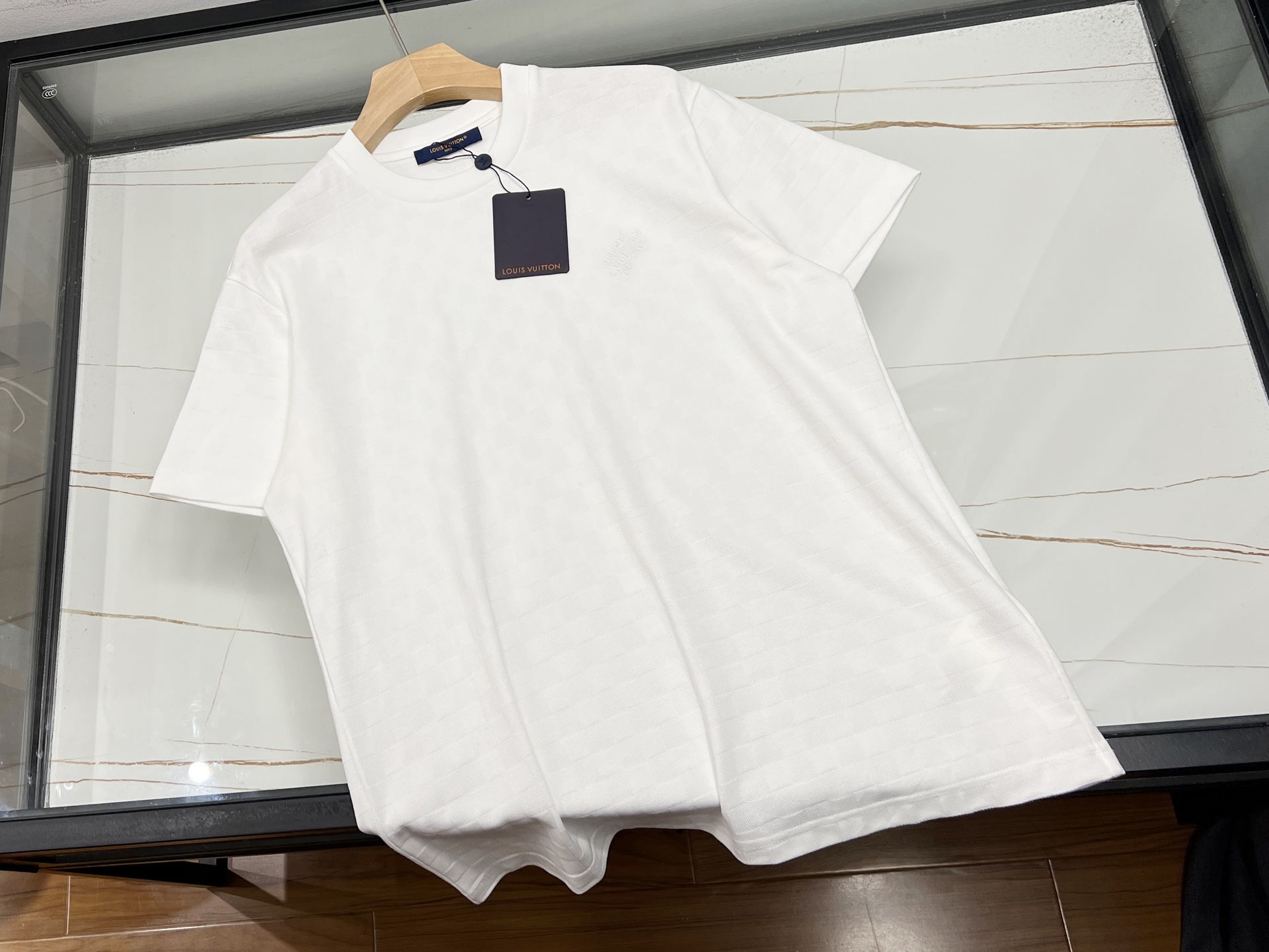 NO:714352,-26SS————Micro-marked short sleeves with dark pattern, a low-key and refined style. Short-sleeved with dark patterns, micro-marking, is a clever fusion of fashion and quality. It abandons flamboyant patterns and colors, and outlines a unique texture with delicate dark patterns, which seems to be looming, exuding a low-key sense of luxury inadvertently.  The delicate micro logo on the chest is small but highly recognizable. It is like the finishing touch, adding a bit of sophistication and personality to the overall look. The fabric is soft against the skin, has good breathability, and is comfortable to wear. It can be easily controlled whether it is daily travel, casual gatherings or sports moments. Available now in three colors S-XL  Paired with jeans, it is simple and casual; paired with casual pants, it shows elegance. It interprets fashion attitude with a low-key attitude, making you stand out from the crowd and become a unique existence., Louis Vuitton-clothing, louis vuitton, jeans, T-shirt,19860909-26SS———暗纹微标短袖低调中的精致格调 暗纹微标短袖,是时尚与品质的巧妙融合.它摒弃了张扬的图案与色彩,以细腻暗纹勾勒出独特纹理,似隐若现,在不经意间散发着低调的奢华感. 胸前精致的微标,虽小巧却极具辨识度,如同点睛之笔,为整体造型增添了几分精致与个性.面料亲肤柔软,透气性佳,穿着舒适自在,无论是日常出行、休闲聚会还是运动时刻,都能轻松驾驭. 现货发售三色S-XL 搭配牛仔裤,简约随性；配上休闲裤,尽显优雅.它以低调姿态诠释时尚态度,让你在人群中脱颖而出,成为独特的存在.,路易威登-服装,louis vuitton,jeans,T-shirt,,Women's clothing