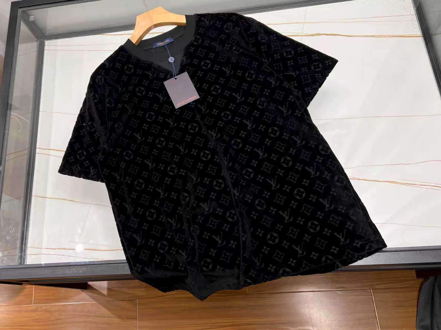 NO:714349,-26SS————Micro-marked short sleeves with dark pattern, a low-key and refined style. Short-sleeved with dark patterns, micro-marking, is a clever fusion of fashion and quality. It abandons flamboyant patterns and colors, and outlines a unique texture with delicate dark patterns, which seems to be looming, exuding a low-key sense of luxury inadvertently.  The delicate micro logo on the chest is small but highly recognizable, like the finishing touch, adding a bit of sophistication and personality to the overall look. The fabric is soft against the skin, has good breathability, and is comfortable to wear, whether it is daily travel, casual gatherings or sports moments. Paired with jeans, it is simple and casual; paired with casual pants, it shows elegance. It19860909-26SS———暗纹微标短袖低调中的精致格调 暗纹微标短袖,是时尚与品质的巧妙融合.它摒弃了张扬的图案与色彩,以细腻暗纹勾勒出独特纹理,似隐若现,在不经意间散发着低调的奢华感. 胸前精致的微标,虽小巧却极具辨识度,如同点睛之笔,为整体造型增添了几分精致与个性.面料亲肤柔软,透气性佳,穿着舒适自在,无论是日常出行、休闲聚会还是运动时刻,都能轻松驾驭. 搭配牛仔裤,简约随性；配上休闲裤,尽显优雅.它以低调姿态诠释时尚态度,让你在人群中脱颖而出,成为独特的存在. 现货发售二色S-XL,路易威登-服装,louis vuitton,jeans,T-shirt,,Women's clothing