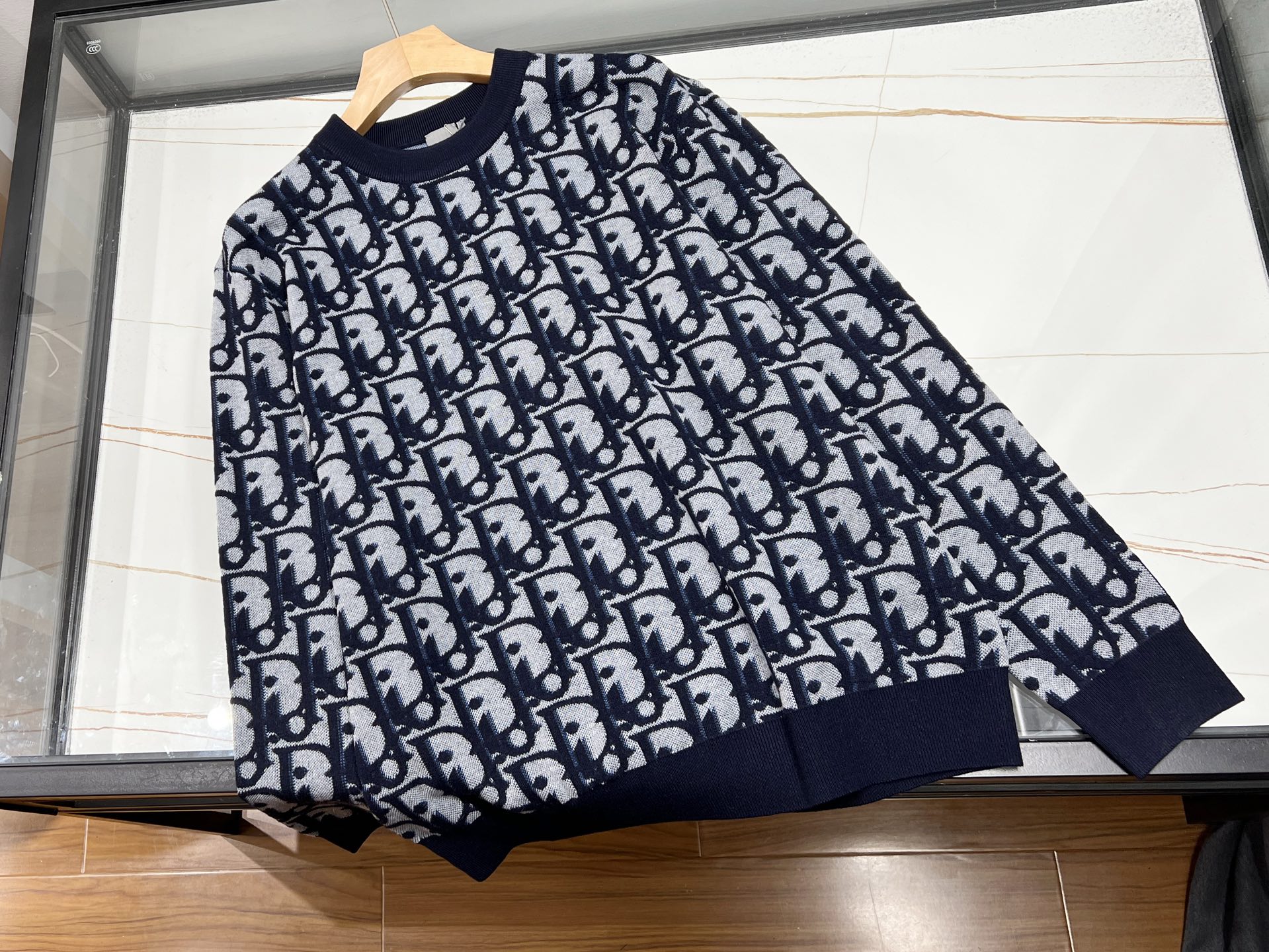 NO:722326,-26SS - The perfect fusion of fashion and warmth in the jacquard lettered round neck sweater. This jacquard lettered round neck sweater is a treasure in the autumn and winter wardrobe. The round neck design is classic and versatile, easily adapts to various face shapes, and can cleverly modify the neck line, showing elegance. The exquisite jacquard letters on the sweater are the finishing touch, adding a sense of fashion and personality to the whole. Whether it is a simple English word or a unique pattern combination, it highlights the taste of the wearer.  The fabric is soft and skin-friendly, has good thermal insulation properties, and can resist cold invasion. It can be worn alone or paired with jeans or casual trousers for a casual and casual look; it can also be worn as an inner wear, with a coat or down jacket, rich in layers and warm. Wearing it, you have both warmth and fashion, and you can easily become the focus of the street. Available in stock S-XL blue, Dior-clothing, dior, jeans, sweaters, down jacket,19860909-26SS——提花字母圆领毛衣时尚与温暖的完美融合 这款提花字母圆领毛衣,是秋冬衣橱里的宝藏单品.圆领设计经典又百搭,轻松适配各种脸型,还能巧妙修饰颈部线条,尽显优雅气质. 毛衣上精致的提花字母是点睛之笔,为整体增添了时尚感与个性魅力,无论是简约的英文单词还是独特的图案组合,都彰显着穿着者的品味. 面料柔软亲肤,保暖性能佳,能抵御寒冷侵袭.它既可单穿,搭配牛仔裤或休闲裤,展现休闲随性；也能作为内搭,外搭大衣或羽绒服,层次丰富又保暖.穿上它,温暖与时尚兼得,轻松成为街头焦点. 现货发售S-XL蓝色,迪奥-服装,dior,jeans,sweaters,down jacket,,Women's clothing