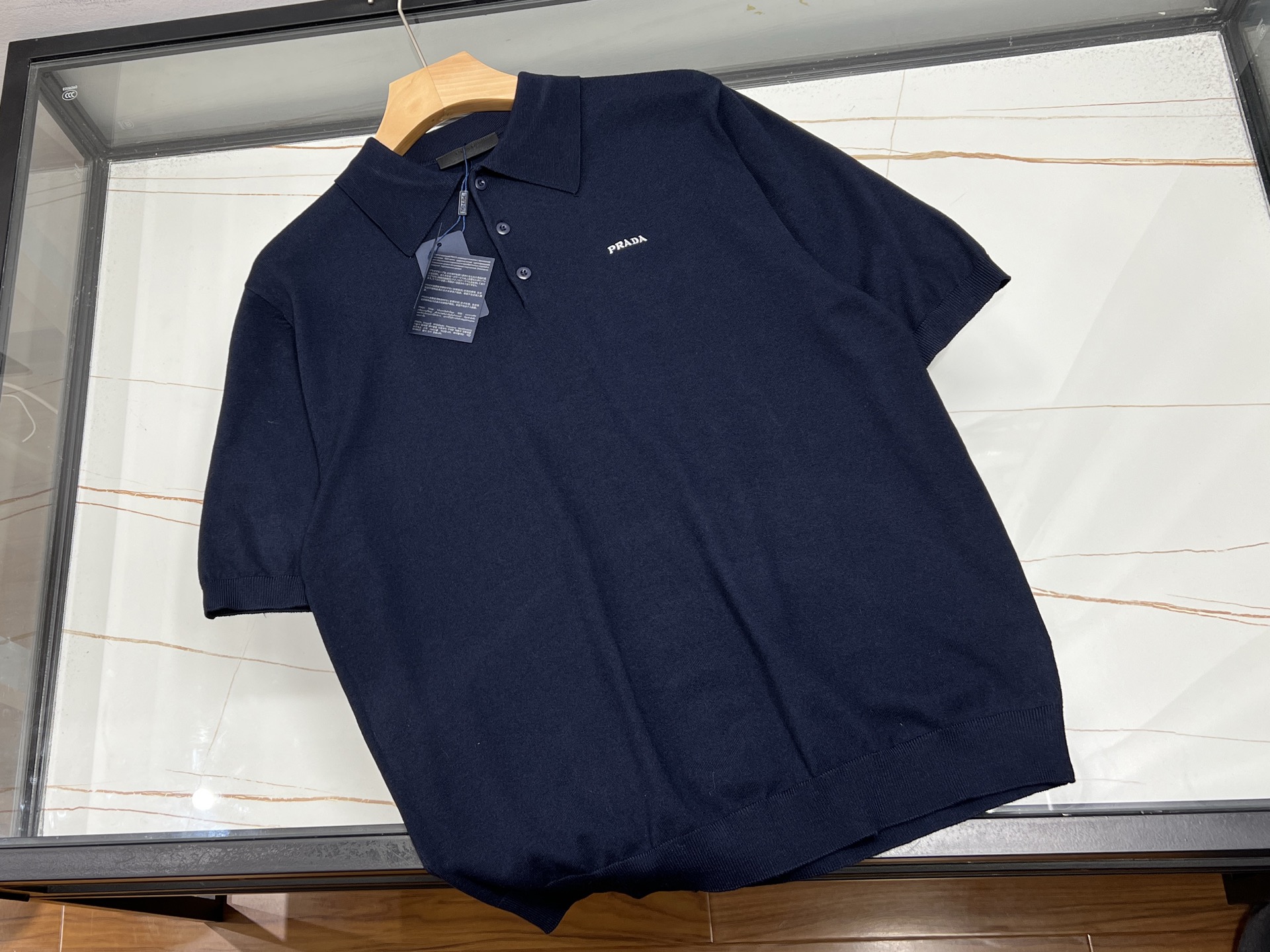 NO:722784,-26SS—The versatile darling of the fashion industry, the letter lapel short sleeve is undoubtedly a popular item in the current fashion circle. The unique lapel design breaks the dullness of conventional short sleeves and adds a bit of sophistication and sophistication to the overall look. It can be easily controlled in both casual and commuting styles. The personalized letter print on the chest is the finishing touch of this short sleeve. It not only injects trendy elements into the simple style, but also highlights the wearer's unique fashion attitude and personality charm.  The fabric is skin-friendly and breathable, which can bring you a refreshing and comfortable wearing experience in the hot summer. Paired with jeans, it is casual and free; paired with a short skirt, it is playful and cute; worn with a thin jacket, it can easily cope with the temperature difference between morning and evening. Such a fashionable and practical letter lapel short-sleeve!  Ready for sale black/white S-XL, Prada-clothing, prada, skirts, jeans, jackets & coats, T-shirt,19860909-26SS—字母翻领短袖时尚界的百搭宠儿字母翻领短袖,无疑是当下时尚圈的热门单品.独特的翻领设计,打破常规短袖的沉闷,为整体造型增添了几分精致与干练,无论是休闲风还是通勤风都能轻松驾驭. 胸前个性字母印花,是这件短袖的点睛之笔.它不仅为简约的款式注入潮流元素,更彰显出穿着者独特的时尚态度与个性魅力. 面料亲肤透气,在炎炎夏日也能带来清爽舒适的穿着体验.搭配牛仔裤,随性又洒脱；搭配短裙,俏皮又可爱；外搭一件薄外套,还能轻松应对早晚温差.如此时尚又实用的字母翻领短袖！ 现货发售黑色/白色S-XL,普拉达-服装,prada,skirts,jeans,jackets & coats,T-shirt,,Women's clothing