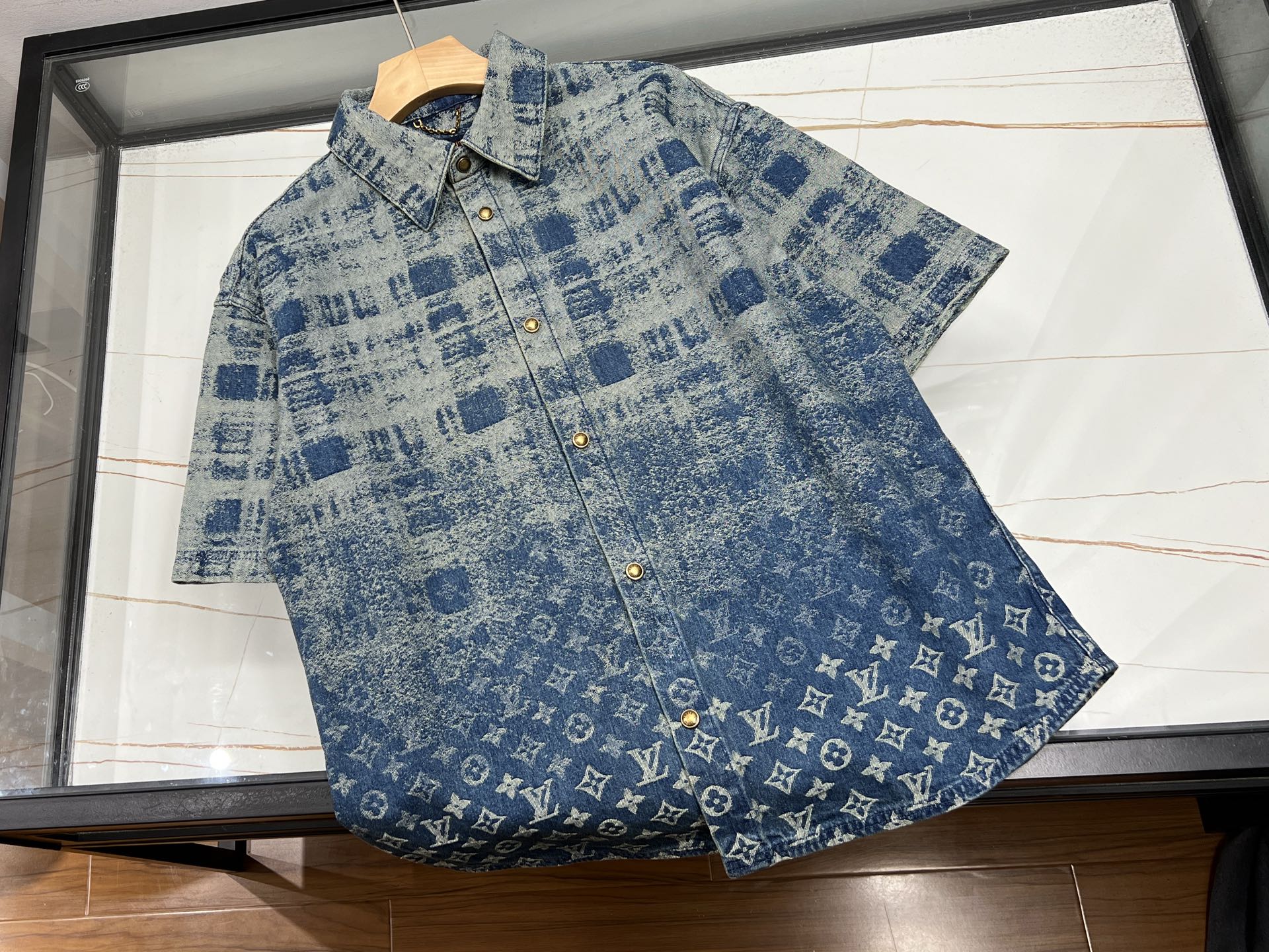 NO:722794,-26SS————The letter plaid light-changing jacquard denim short-sleeved shirt blends fashion and personality. This letter-check pattern light-changing jacquard denim short-sleeved shirt is a must-have item for fashionistas. The classic denim material is crisp and stylish, with a retro charm. The unique letter plaid jacquard design, with the clever combination of light-changing colors, is rich in layers without being too ostentatious, showing a unique fashion taste.  The short-sleeved style is refreshing and neat, suitable for spring and summer. Whether paired with casual shorts to show a casual street style; or paired with simple trousers to create a smart and neat urban feel, it can be easily controlled and adds a lot of points to your overall look, making you stand out from the crowd. Available now in blue S-XL, Louis Vuitton-clothing, louis vuitton, shorts, shirts, T-shirt,19860909-26SS———字母格纹浅变提花牛仔短袖衬衫时尚与个性交融 这款字母格纹浅变提花牛仔短袖衬衫,是时尚达人的必备单品.经典的牛仔材质,挺括有型,自带复古韵味.独特的字母格纹提花设计,在浅变色彩的巧妙搭配下,层次丰富又不过于张扬,彰显出别具一格的时尚品味. 短袖款式,清爽利落,适合春夏季节穿着.无论是搭配休闲短裤,展现随性自在的街头风；还是配上简约长裤,营造干练利落的都市感,它都能轻松驾驭,为你的整体造型加分不少,让你在人群中脱颖而出. 现货发售蓝色S-XL,路易威登-服装,louis vuitton,shorts,shirts,T-shirt,,Women's clothing