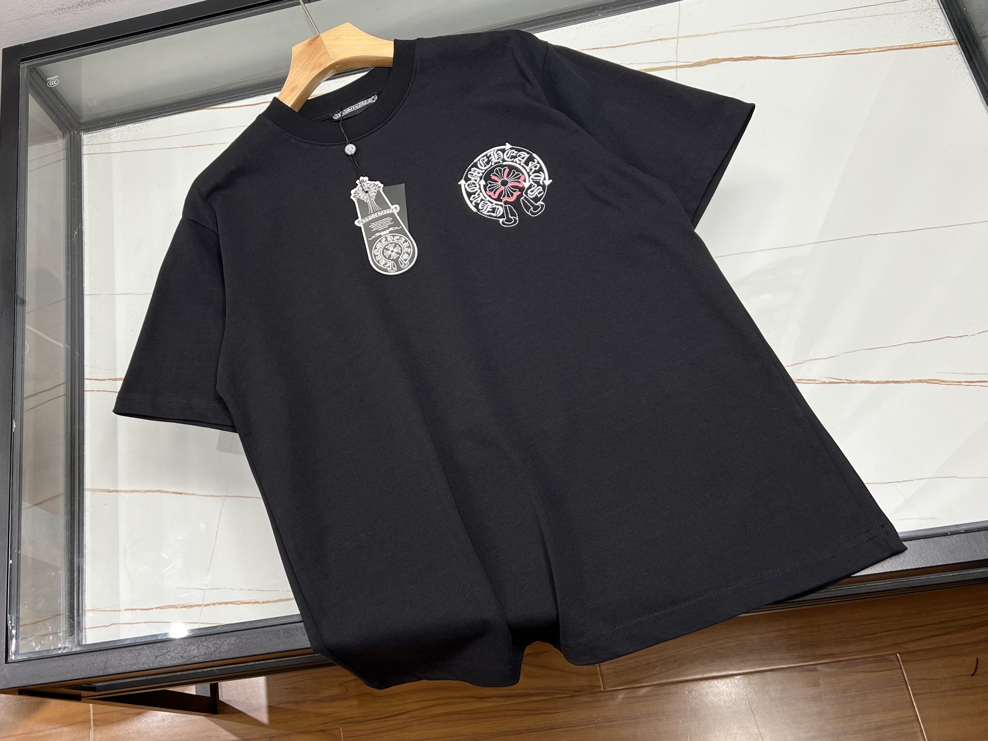 NO:722250,-26SS - The perfect fusion of fashion and personality with wreath letter embroidery short sleeves. This wreath letter embroidery short sleeves is undoubtedly a unique existence in the fashion world. Its design is unique, with exquisite wreath elements surrounding the eye-catching letter embroidery, as if telling a unique fashion story.  The embroidery craftsmanship is exquisite, every stitch and thread are delicate, the outlines of letters and wreaths are clear, and the color matching is harmonious and eye-catching, adding a sense of layering and art to the whole. The short-sleeved version is neat and comfortable to wear. Whether it is paired with jeans for a casual look or a short skirt for a sweet and playful look, it can be easily controlled. Wearing it, you will instantly become the focus of the crowd and highlight your unique personality and attitude. It is the best choice for those who pursue fashion and quality.  Ready-made two-color S-XL, chrome hearts-clothing, chrome hearts, skirts, jeans, T-shirt,19860909-26SS——花圈字母刺绣短袖时尚与个性的完美融合 这款花圈字母刺绣字母短袖,无疑是时尚界的独特存在.其设计别出心裁,精致的花圈元素环绕着醒目的字母刺绣,仿佛在诉说着独特的时尚故事. 刺绣工艺精湛,每一针每一线都细腻入微,字母与花圈的轮廓清晰,色彩搭配和谐又吸睛,为整体增添了层次感与艺术感.短袖版型利落,穿着舒适自在,无论是搭配牛仔裤展现休闲随性,还是配短裙营造甜美俏皮,都能轻松驾驭.穿上它,瞬间成为人群焦点,彰显与众不同的个性态度,是追求时尚与品质人士的不二之选. 现货发货二色S-XL,克罗心-服装,chrome hearts,skirts,jeans,T-shirt,,Women's clothing