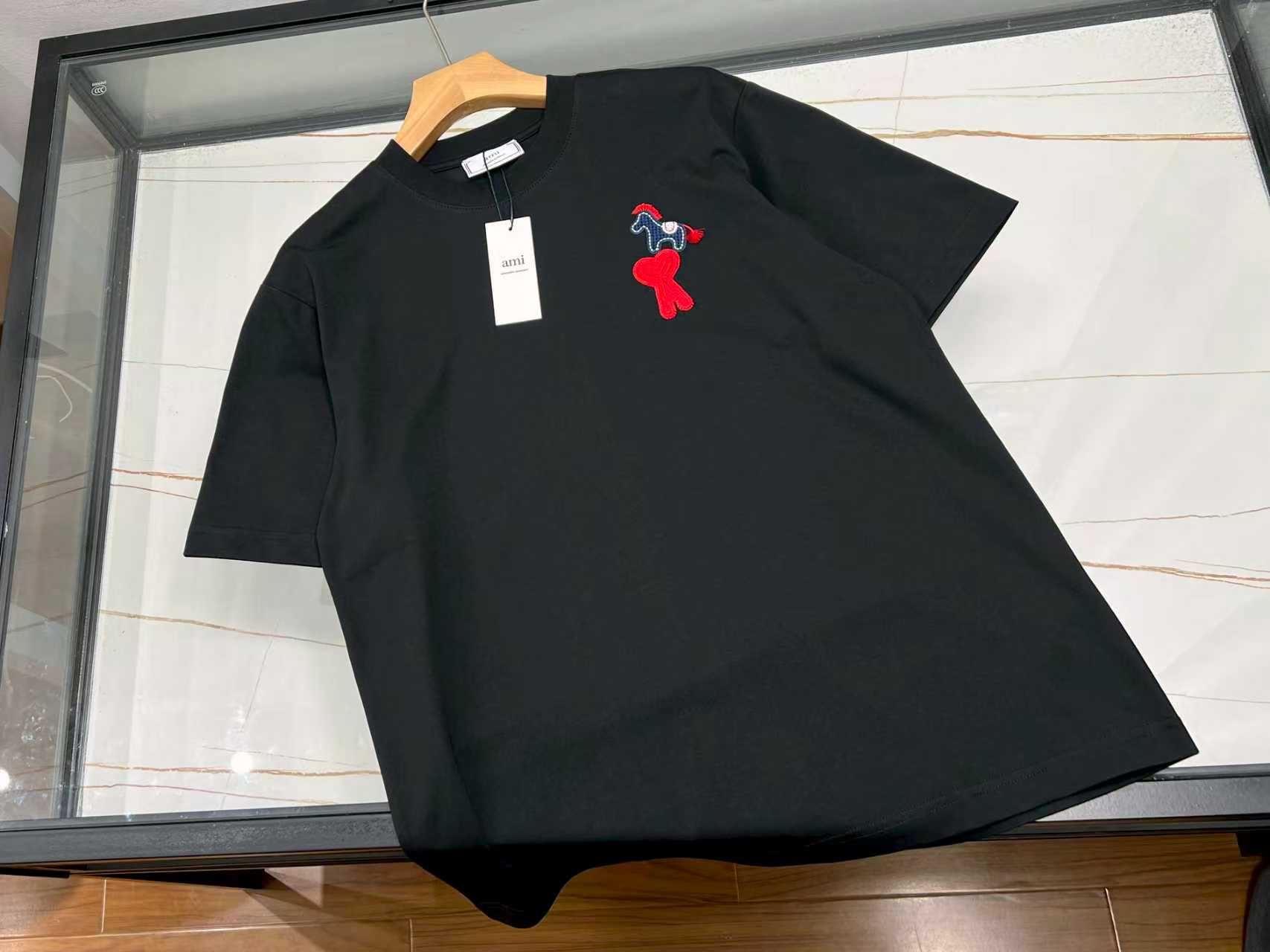 NO:722286,-26SS————Embroidered New Year short-sleeves, wear the flavor of the New Year on your body!  When traditional embroidery meets New Year elements, this short-sleeved shirt instantly becomes the focus. Delicate silk threads outline smart zodiac patterns on solid-color clothing, which may be naive or majestic. Each stitch is full of good expectations for the New Year. There are also auspicious blessing characters and blooming fireworks, which appear on the clothes in the form of embroidery, lifelike.  Wearing it, it feels like you are carrying the excitement and joy of the New Year on your body. Whether you are visiting relatives and friends, or attending a party, it can make you stand out from the crowd and become a unique existence. In the cold winter, it is like a ray of warm sunshine, conveying the joy and hope of the New Year, making this traditional beauty shine in the new year. Available in stock in two colors S-XL, men's and women's wear, T-shirt,19860909-26SS————刺绣新年短袖,把年味穿在身上！ 当传统刺绣邂逅新年元素,这款短袖瞬间成为焦点.细腻的丝线在纯色衣料上勾勒出灵动的生肖图案,或憨态可掬,或威风凛凛,每一针都饱含着对新年的美好期许.还有那寓意吉祥的福字、绽放的烟花,以刺绣之姿跃然衣上,栩栩如生. 穿上它,仿佛将新年的热闹与喜庆穿在了身上.无论是走亲访友,还是参加聚会,它都能让你在人群中脱颖而出,成为独特的存在.在寒冷的冬日,它如同一束温暖的阳光,传递着新年的欢乐与希望,让这份传统之美在新的一年里熠熠生辉. 现货发售二色S-XL,男装女装,T-shirt,,Women's clothing