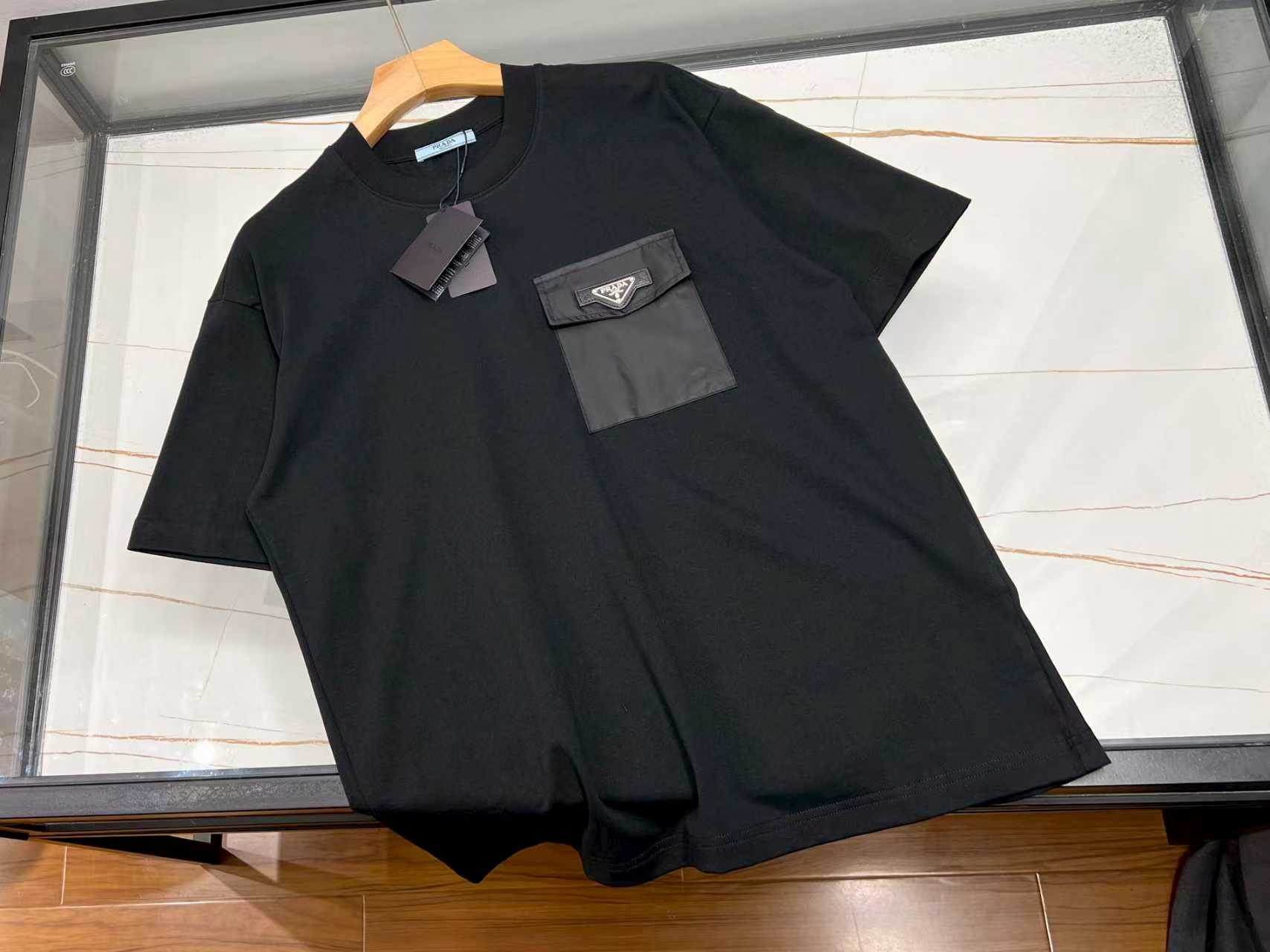 NO:722255,-26SS—Fashionable pocket short sleeves, unlocking new summer trends. The pocket design of this short sleeve is the finishing touch. It is not a traditional regular shape, but is presented in an irregular shape, breaking the monotony and adding a bit of casualness and uninhibitedness. The pockets are in contrasting colors with the main body of the short sleeves, such as dark blue short sleeves with bright yellow pockets, which are full of visual impact and instantly catch everyone's attention.  The position of the pocket has also been carefully considered. It is located on the side of the chest, which is convenient for placing small items without affecting the overall beauty. The fabric is skin-friendly and breathable, making it easy to wear in summer. Paired with jeans, it feels casual; paired with a short skirt, it is youthful and playful. Whether you are going out daily or attending a party, it can easily make you the center of attention and show your unique personality. Available in stock in 2 colors S-XL, Prada-clothing, prada, skirts, jeans, T-shirt,19860909-26SS—时尚口袋短袖,解锁夏日新风尚 这款短袖,口袋设计堪称点睛之笔.它并非传统规整模样,而是以不规则形状呈现,打破单调,增添了几分随性与不羁.口袋选用与短袖主体对比鲜明的色彩,如深蓝短袖搭配明黄口袋,视觉冲击力十足,瞬间抓住众人目光. 口袋位置也经过精心考量,位于胸前一侧,既方便放置小物件,又不会影响整体美观.面料亲肤透气,夏日穿着毫无负担.搭配牛仔裤,休闲感拉满；配上短裙,青春又俏皮.无论是日常出街还是参加聚会,它都能让你轻松成为焦点,展现独特个性魅力. 现货发售2色S-XL,普拉达-服装,prada,skirts,jeans,T-shirt,,Women's clothing